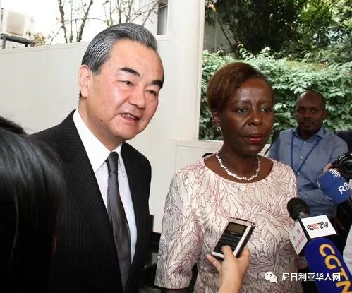 　　俄媒称，中国外长王毅借传统的新年伊始非洲之行发出重要政治信号。王毅宣布，2018年将在北京举行中非合作论坛。他同时表示，我真诚希望所有非洲国家都能够一个不少地出现在中非合作的全家福照片里。报道称，迄今为止还有斯威士兰和布基纳法索两个国家没有到位——它们是非洲大陆仅有的两个台湾“邦交国”。  　　据俄罗斯卫星网1月17日报道，中国外长在同卢旺达总统卡加梅会晤时表示，每年中国外长的开年首访都到非洲。这一传统已经延续28年，就是要向国际社会表明，非洲始终是中国外交的优先方向，中国始终是非洲兄弟最可靠的朋友和伙伴。卢旺达恰好是王毅此次非洲之行的第一站。  　　    　　当地时间2018年1月13日，外交部长王毅在基加利会见卢旺达总统卡加梅后应询向媒体介绍中方对今年将在中国举行新一届中非合作论坛峰会的设想。(图片来源：外交部网站)  　　报道称，这一次，中国外长与以往每次优先讨论经济与投资合作不同。从官方消息看，在卢旺达、安哥拉、加蓬、圣多美和普林西比，首先讨论的是，为在北京成功举行同中国建交的50多个非洲国家领导人参加的北京峰会，加强中非政治接触。  　　据称，它将是与会代表人数最多的一次历史性会议，因为中国为未来几年的中非经济和投资合作已经注资大约3000亿美元。  　　俄罗斯科学院世界通史研究所非洲研究中心专家尼古拉·谢尔巴科夫在接受俄罗斯卫星通讯社采访时指出，“中国同非洲国家交流的能力现在明显超过世界上任何一个国家的能力。”他说，“高度评价某一活动的历史意义虽然为政治家们所特有，但中国的确做出了针对北京峰会的有关决定。”  　　报道称，王毅此次非洲之行的到访国家之一，是圣多美和普林西比。这是两国2016年年底建交后中国如此高级别官员首次访问这个岛国。1月16日王毅在同圣普外长博特略举行的联合记者会上回忆说，一年前，圣普同台湾地区断绝所谓“邦交”关系，与中华人民共和国复交，无疑是一个符合圣普国家和人民利益的正确决定。一年多来，中圣普各领域交往全面恢复，互利合作全面展开。  　　王毅同时指出，还有个别非洲国家因为仍然与台湾地区保持所谓“邦交”，无法与中国建立正常关系，也无法参与到中非整体合作中来，这显然不符合他们国家和人民的根本利益。王毅真诚希望所有非洲国家都能够一个不少地出现在中非合作的全家福照片里。  　　中国集美大学马克思主义学院讲师陈晓晓在接受俄罗斯卫星通讯社书面采访时指出，个别国家同台湾“断交”的趋势只能加强。  　　陈晓晓说：“首先，2016年12月，圣多美和普林西比民主共和国宣布与台湾‘断交’，且在不到一个星期内宣布与中华人民共和国恢复外交关系。2016年后，中国相继恢复与冈比亚、圣多美和普林西比的外交关系，与巴拿马建立外交关系。由此可见，台湾当局是否坚持一个中国原则以及所采取的对外政策，直接关系到台湾对外交往活动情况的变化，两岸关系变化直接影响到两岸在涉外领域关系的变化。其次，中国已超过美国和非洲的前宗主国成为非洲最重要的贸易伙伴，且投资巨大。作为亚洲经济引擎，中国通过不断向非洲做出承诺，引领非洲国家共同走向繁荣。最后，中国外交的基础是发展中国家，而非洲则是这一基础中的基础。因此，中非关系蕴藏着重要的政治意涵，那就是不管中国今后发展到什么程度，我们都会继续同发展中国家站在一起，同非洲兄弟站在一起，践行‘人类命运共同体’的发展理念。”  　　报道认为，目前形势意味着中国有可能在中非北京峰会前向斯威士兰和布基纳法索发出一旦同中华人民共和国建交将扩大合作的新信号。这两个国家如果也转向中国大陆，那么将是中国取得的又一次外交胜利。这里值得提及圣普总理同王毅会谈时讲的一番话。特罗瓦达表示，中国作为世界第二大经济体，愿同作为非洲第二小国的圣普发展友好关系，再次证明中国一贯坚持大小国家一律平等，传递出中国是非洲的真诚朋友和可靠伙伴的积极信息。  　　文章来自：参考消息网