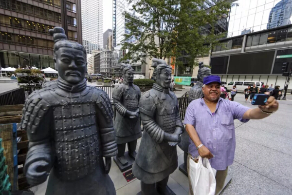 　　法国芒通举办柠檬节，当地人用柠檬做出“中国龙”的雕塑，可爱吸睛。  　　中国制造以其物美价廉，质量可靠红遍全球，很多外国人会来到中国买一大堆实用的中国产品回家，又或者直接在本地购买中国商品。中国制造已经慢慢进入外国人的家庭，并且占据重要的地位。  　　    　　新西兰奥克兰，北京奥运会吉祥物“福娃”参加当地圣诞节大游行。外国人显得有些受宠若惊，不过很快就拿着相机拍照。  　　    　　美国丹佛，美国总统候选人希拉里在竞选途中参观当地一家领带厂，手拿一条中国制造的唐纳德·特朗普牌领带。  　　    　　尼日利亚首都阿布贾西郊伊都火车站，尼日利亚总统布哈里试乘客车。阿布贾到卡杜纳铁路全长186.5公里，由中国土木工程集团负责设计和施工。  　　    　　希腊雅典，在废弃的某机场，一名男生坐在中式蚊帐里面。周围用的都是帐篷，但他看起来十分的惬意，非常的实用。  　　    　　巴勒斯坦加沙地带拉法赫，当地的一位居民患有头痛，去诊所的时候，医生用针灸放血的方式为他治疗。  　　    　　科特迪瓦阿比让，科特迪瓦总统阿拉萨纳·瓦塔拉的支持者参加竞选集会，吹响呜呜祖拉。世界90%左右的呜呜祖拉都是中国制造的。  　　    　　韩国首尔，首尔广场当日支起大量中式蚊帐，以呼吁民众关注非洲的疟疾问题。款式多样，看起来既美观又耐用。  　　    　　印度北部城市阿拉哈巴德，一名卖中国式蒲扇的小贩骑车叫卖。印象中老奶奶们都爱用蒲扇，闲聊的时候最爱用来扇风。  　　    　　美国芝加哥，街头的兵马俑复制品。芝加哥菲尔德博物馆也推出一项特别的寻宝游戏，让民众根据线索在芝加哥寻找真人比例的兵马俑复制品。  　　    　　美国迈阿密滩，玩具店里出售的电子仓鼠。这款中国生产的玩具可以说是今年美国购物季最大的“明星”,被媒体称为“必须拥有”的圣诞礼物。  　　    　　中国北京，MetroChina城轨展上中国北车展出的“中国制造”城轨车辆即将飞赴土耳其。中国制造范围很广，只有你想不到，没有做不到的。  　　    　　美国纽约，Willi Ninja出席2015年奥林巴斯时装周，展示手中的中式扇子。  　　    　　丹麦哥本哈根，一位男生走在街头，由于天气寒冷，怀中抱着中国式热水袋。冬天的时候，热水袋可是非常重要的保温工具。  　　    　　巴西里约热内卢，里约地铁4号线项目签订于2013年,由中国中车长客股份公司制造共15组90辆车,首列车于2015年2月到达里约,全部车辆在2015年11月底已全部交付完毕。除了地铁4号线,中国制造的列车也运行在其他的线路上,约占里约奥运会专线列车的60%。  　　没有中国制造，欧美国家绝对不可能维持现在的生活。欧美在电子、机械制造是有优势。但一旦涉及的人工，成本高的要死。五天八小时，而且效率还那么低。中国人自古以来，有着吃苦耐劳的精神，强大的学习能力。我想，在不远的将来，中国将在所有领域都占有举足轻重的地位。  　　这可真不是吹牛，我就拿微信、支付宝这种线上支付的方式来说，哪怕你在美国都找不到!在美国，越来越多的，开始使用支付宝和微信来进行线上付款。在日本，当他们知道就算在街边小吃咱都可以用线上支付，可以再也不用带钱包出门的时候，他们吐槽自己回到了江户时代。  　　中国会一直强大下去，强大到令人刮目相看。  　　文章来自：尼日利亚华人网