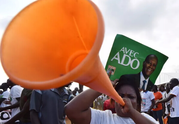 　　法国芒通举办柠檬节，当地人用柠檬做出“中国龙”的雕塑，可爱吸睛。  　　中国制造以其物美价廉，质量可靠红遍全球，很多外国人会来到中国买一大堆实用的中国产品回家，又或者直接在本地购买中国商品。中国制造已经慢慢进入外国人的家庭，并且占据重要的地位。  　　    　　新西兰奥克兰，北京奥运会吉祥物“福娃”参加当地圣诞节大游行。外国人显得有些受宠若惊，不过很快就拿着相机拍照。  　　    　　美国丹佛，美国总统候选人希拉里在竞选途中参观当地一家领带厂，手拿一条中国制造的唐纳德·特朗普牌领带。  　　    　　尼日利亚首都阿布贾西郊伊都火车站，尼日利亚总统布哈里试乘客车。阿布贾到卡杜纳铁路全长186.5公里，由中国土木工程集团负责设计和施工。  　　    　　希腊雅典，在废弃的某机场，一名男生坐在中式蚊帐里面。周围用的都是帐篷，但他看起来十分的惬意，非常的实用。  　　    　　巴勒斯坦加沙地带拉法赫，当地的一位居民患有头痛，去诊所的时候，医生用针灸放血的方式为他治疗。  　　    　　科特迪瓦阿比让，科特迪瓦总统阿拉萨纳·瓦塔拉的支持者参加竞选集会，吹响呜呜祖拉。世界90%左右的呜呜祖拉都是中国制造的。  　　    　　韩国首尔，首尔广场当日支起大量中式蚊帐，以呼吁民众关注非洲的疟疾问题。款式多样，看起来既美观又耐用。  　　    　　印度北部城市阿拉哈巴德，一名卖中国式蒲扇的小贩骑车叫卖。印象中老奶奶们都爱用蒲扇，闲聊的时候最爱用来扇风。  　　    　　美国芝加哥，街头的兵马俑复制品。芝加哥菲尔德博物馆也推出一项特别的寻宝游戏，让民众根据线索在芝加哥寻找真人比例的兵马俑复制品。  　　    　　美国迈阿密滩，玩具店里出售的电子仓鼠。这款中国生产的玩具可以说是今年美国购物季最大的“明星”,被媒体称为“必须拥有”的圣诞礼物。  　　    　　中国北京，MetroChina城轨展上中国北车展出的“中国制造”城轨车辆即将飞赴土耳其。中国制造范围很广，只有你想不到，没有做不到的。  　　    　　美国纽约，Willi Ninja出席2015年奥林巴斯时装周，展示手中的中式扇子。  　　    　　丹麦哥本哈根，一位男生走在街头，由于天气寒冷，怀中抱着中国式热水袋。冬天的时候，热水袋可是非常重要的保温工具。  　　    　　巴西里约热内卢，里约地铁4号线项目签订于2013年,由中国中车长客股份公司制造共15组90辆车,首列车于2015年2月到达里约,全部车辆在2015年11月底已全部交付完毕。除了地铁4号线,中国制造的列车也运行在其他的线路上,约占里约奥运会专线列车的60%。  　　没有中国制造，欧美国家绝对不可能维持现在的生活。欧美在电子、机械制造是有优势。但一旦涉及的人工，成本高的要死。五天八小时，而且效率还那么低。中国人自古以来，有着吃苦耐劳的精神，强大的学习能力。我想，在不远的将来，中国将在所有领域都占有举足轻重的地位。  　　这可真不是吹牛，我就拿微信、支付宝这种线上支付的方式来说，哪怕你在美国都找不到!在美国，越来越多的，开始使用支付宝和微信来进行线上付款。在日本，当他们知道就算在街边小吃咱都可以用线上支付，可以再也不用带钱包出门的时候，他们吐槽自己回到了江户时代。  　　中国会一直强大下去，强大到令人刮目相看。  　　文章来自：尼日利亚华人网