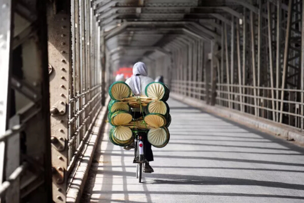 　　法国芒通举办柠檬节，当地人用柠檬做出“中国龙”的雕塑，可爱吸睛。  　　中国制造以其物美价廉，质量可靠红遍全球，很多外国人会来到中国买一大堆实用的中国产品回家，又或者直接在本地购买中国商品。中国制造已经慢慢进入外国人的家庭，并且占据重要的地位。  　　    　　新西兰奥克兰，北京奥运会吉祥物“福娃”参加当地圣诞节大游行。外国人显得有些受宠若惊，不过很快就拿着相机拍照。  　　    　　美国丹佛，美国总统候选人希拉里在竞选途中参观当地一家领带厂，手拿一条中国制造的唐纳德·特朗普牌领带。  　　    　　尼日利亚首都阿布贾西郊伊都火车站，尼日利亚总统布哈里试乘客车。阿布贾到卡杜纳铁路全长186.5公里，由中国土木工程集团负责设计和施工。  　　    　　希腊雅典，在废弃的某机场，一名男生坐在中式蚊帐里面。周围用的都是帐篷，但他看起来十分的惬意，非常的实用。  　　    　　巴勒斯坦加沙地带拉法赫，当地的一位居民患有头痛，去诊所的时候，医生用针灸放血的方式为他治疗。  　　    　　科特迪瓦阿比让，科特迪瓦总统阿拉萨纳·瓦塔拉的支持者参加竞选集会，吹响呜呜祖拉。世界90%左右的呜呜祖拉都是中国制造的。  　　    　　韩国首尔，首尔广场当日支起大量中式蚊帐，以呼吁民众关注非洲的疟疾问题。款式多样，看起来既美观又耐用。  　　    　　印度北部城市阿拉哈巴德，一名卖中国式蒲扇的小贩骑车叫卖。印象中老奶奶们都爱用蒲扇，闲聊的时候最爱用来扇风。  　　    　　美国芝加哥，街头的兵马俑复制品。芝加哥菲尔德博物馆也推出一项特别的寻宝游戏，让民众根据线索在芝加哥寻找真人比例的兵马俑复制品。  　　    　　美国迈阿密滩，玩具店里出售的电子仓鼠。这款中国生产的玩具可以说是今年美国购物季最大的“明星”,被媒体称为“必须拥有”的圣诞礼物。  　　    　　中国北京，MetroChina城轨展上中国北车展出的“中国制造”城轨车辆即将飞赴土耳其。中国制造范围很广，只有你想不到，没有做不到的。  　　    　　美国纽约，Willi Ninja出席2015年奥林巴斯时装周，展示手中的中式扇子。  　　    　　丹麦哥本哈根，一位男生走在街头，由于天气寒冷，怀中抱着中国式热水袋。冬天的时候，热水袋可是非常重要的保温工具。  　　    　　巴西里约热内卢，里约地铁4号线项目签订于2013年,由中国中车长客股份公司制造共15组90辆车,首列车于2015年2月到达里约,全部车辆在2015年11月底已全部交付完毕。除了地铁4号线,中国制造的列车也运行在其他的线路上,约占里约奥运会专线列车的60%。  　　没有中国制造，欧美国家绝对不可能维持现在的生活。欧美在电子、机械制造是有优势。但一旦涉及的人工，成本高的要死。五天八小时，而且效率还那么低。中国人自古以来，有着吃苦耐劳的精神，强大的学习能力。我想，在不远的将来，中国将在所有领域都占有举足轻重的地位。  　　这可真不是吹牛，我就拿微信、支付宝这种线上支付的方式来说，哪怕你在美国都找不到!在美国，越来越多的，开始使用支付宝和微信来进行线上付款。在日本，当他们知道就算在街边小吃咱都可以用线上支付，可以再也不用带钱包出门的时候，他们吐槽自己回到了江户时代。  　　中国会一直强大下去，强大到令人刮目相看。  　　文章来自：尼日利亚华人网