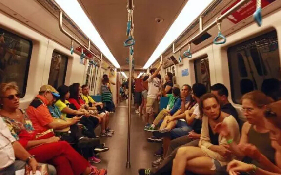 　　法国芒通举办柠檬节，当地人用柠檬做出“中国龙”的雕塑，可爱吸睛。  　　中国制造以其物美价廉，质量可靠红遍全球，很多外国人会来到中国买一大堆实用的中国产品回家，又或者直接在本地购买中国商品。中国制造已经慢慢进入外国人的家庭，并且占据重要的地位。  　　    　　新西兰奥克兰，北京奥运会吉祥物“福娃”参加当地圣诞节大游行。外国人显得有些受宠若惊，不过很快就拿着相机拍照。  　　    　　美国丹佛，美国总统候选人希拉里在竞选途中参观当地一家领带厂，手拿一条中国制造的唐纳德·特朗普牌领带。  　　    　　尼日利亚首都阿布贾西郊伊都火车站，尼日利亚总统布哈里试乘客车。阿布贾到卡杜纳铁路全长186.5公里，由中国土木工程集团负责设计和施工。  　　    　　希腊雅典，在废弃的某机场，一名男生坐在中式蚊帐里面。周围用的都是帐篷，但他看起来十分的惬意，非常的实用。  　　    　　巴勒斯坦加沙地带拉法赫，当地的一位居民患有头痛，去诊所的时候，医生用针灸放血的方式为他治疗。  　　    　　科特迪瓦阿比让，科特迪瓦总统阿拉萨纳·瓦塔拉的支持者参加竞选集会，吹响呜呜祖拉。世界90%左右的呜呜祖拉都是中国制造的。  　　    　　韩国首尔，首尔广场当日支起大量中式蚊帐，以呼吁民众关注非洲的疟疾问题。款式多样，看起来既美观又耐用。  　　    　　印度北部城市阿拉哈巴德，一名卖中国式蒲扇的小贩骑车叫卖。印象中老奶奶们都爱用蒲扇，闲聊的时候最爱用来扇风。  　　    　　美国芝加哥，街头的兵马俑复制品。芝加哥菲尔德博物馆也推出一项特别的寻宝游戏，让民众根据线索在芝加哥寻找真人比例的兵马俑复制品。  　　    　　美国迈阿密滩，玩具店里出售的电子仓鼠。这款中国生产的玩具可以说是今年美国购物季最大的“明星”,被媒体称为“必须拥有”的圣诞礼物。  　　    　　中国北京，MetroChina城轨展上中国北车展出的“中国制造”城轨车辆即将飞赴土耳其。中国制造范围很广，只有你想不到，没有做不到的。  　　    　　美国纽约，Willi Ninja出席2015年奥林巴斯时装周，展示手中的中式扇子。  　　    　　丹麦哥本哈根，一位男生走在街头，由于天气寒冷，怀中抱着中国式热水袋。冬天的时候，热水袋可是非常重要的保温工具。  　　    　　巴西里约热内卢，里约地铁4号线项目签订于2013年,由中国中车长客股份公司制造共15组90辆车,首列车于2015年2月到达里约,全部车辆在2015年11月底已全部交付完毕。除了地铁4号线,中国制造的列车也运行在其他的线路上,约占里约奥运会专线列车的60%。  　　没有中国制造，欧美国家绝对不可能维持现在的生活。欧美在电子、机械制造是有优势。但一旦涉及的人工，成本高的要死。五天八小时，而且效率还那么低。中国人自古以来，有着吃苦耐劳的精神，强大的学习能力。我想，在不远的将来，中国将在所有领域都占有举足轻重的地位。  　　这可真不是吹牛，我就拿微信、支付宝这种线上支付的方式来说，哪怕你在美国都找不到!在美国，越来越多的，开始使用支付宝和微信来进行线上付款。在日本，当他们知道就算在街边小吃咱都可以用线上支付，可以再也不用带钱包出门的时候，他们吐槽自己回到了江户时代。  　　中国会一直强大下去，强大到令人刮目相看。  　　文章来自：尼日利亚华人网