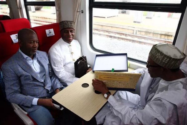 　　法国芒通举办柠檬节，当地人用柠檬做出“中国龙”的雕塑，可爱吸睛。  　　中国制造以其物美价廉，质量可靠红遍全球，很多外国人会来到中国买一大堆实用的中国产品回家，又或者直接在本地购买中国商品。中国制造已经慢慢进入外国人的家庭，并且占据重要的地位。  　　    　　新西兰奥克兰，北京奥运会吉祥物“福娃”参加当地圣诞节大游行。外国人显得有些受宠若惊，不过很快就拿着相机拍照。  　　    　　美国丹佛，美国总统候选人希拉里在竞选途中参观当地一家领带厂，手拿一条中国制造的唐纳德·特朗普牌领带。  　　    　　尼日利亚首都阿布贾西郊伊都火车站，尼日利亚总统布哈里试乘客车。阿布贾到卡杜纳铁路全长186.5公里，由中国土木工程集团负责设计和施工。  　　    　　希腊雅典，在废弃的某机场，一名男生坐在中式蚊帐里面。周围用的都是帐篷，但他看起来十分的惬意，非常的实用。  　　    　　巴勒斯坦加沙地带拉法赫，当地的一位居民患有头痛，去诊所的时候，医生用针灸放血的方式为他治疗。  　　    　　科特迪瓦阿比让，科特迪瓦总统阿拉萨纳·瓦塔拉的支持者参加竞选集会，吹响呜呜祖拉。世界90%左右的呜呜祖拉都是中国制造的。  　　    　　韩国首尔，首尔广场当日支起大量中式蚊帐，以呼吁民众关注非洲的疟疾问题。款式多样，看起来既美观又耐用。  　　    　　印度北部城市阿拉哈巴德，一名卖中国式蒲扇的小贩骑车叫卖。印象中老奶奶们都爱用蒲扇，闲聊的时候最爱用来扇风。  　　    　　美国芝加哥，街头的兵马俑复制品。芝加哥菲尔德博物馆也推出一项特别的寻宝游戏，让民众根据线索在芝加哥寻找真人比例的兵马俑复制品。  　　    　　美国迈阿密滩，玩具店里出售的电子仓鼠。这款中国生产的玩具可以说是今年美国购物季最大的“明星”,被媒体称为“必须拥有”的圣诞礼物。  　　    　　中国北京，MetroChina城轨展上中国北车展出的“中国制造”城轨车辆即将飞赴土耳其。中国制造范围很广，只有你想不到，没有做不到的。  　　    　　美国纽约，Willi Ninja出席2015年奥林巴斯时装周，展示手中的中式扇子。  　　    　　丹麦哥本哈根，一位男生走在街头，由于天气寒冷，怀中抱着中国式热水袋。冬天的时候，热水袋可是非常重要的保温工具。  　　    　　巴西里约热内卢，里约地铁4号线项目签订于2013年,由中国中车长客股份公司制造共15组90辆车,首列车于2015年2月到达里约,全部车辆在2015年11月底已全部交付完毕。除了地铁4号线,中国制造的列车也运行在其他的线路上,约占里约奥运会专线列车的60%。  　　没有中国制造，欧美国家绝对不可能维持现在的生活。欧美在电子、机械制造是有优势。但一旦涉及的人工，成本高的要死。五天八小时，而且效率还那么低。中国人自古以来，有着吃苦耐劳的精神，强大的学习能力。我想，在不远的将来，中国将在所有领域都占有举足轻重的地位。  　　这可真不是吹牛，我就拿微信、支付宝这种线上支付的方式来说，哪怕你在美国都找不到!在美国，越来越多的，开始使用支付宝和微信来进行线上付款。在日本，当他们知道就算在街边小吃咱都可以用线上支付，可以再也不用带钱包出门的时候，他们吐槽自己回到了江户时代。  　　中国会一直强大下去，强大到令人刮目相看。  　　文章来自：尼日利亚华人网