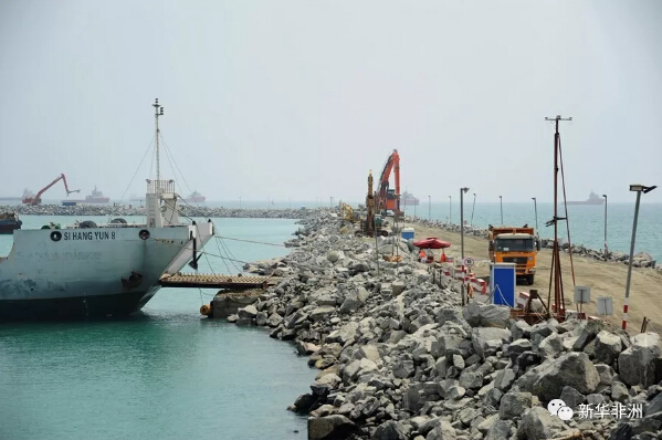 　　新年伊始，加纳首都阿克拉以东的特马新集装箱码头工程的施工现场一派繁忙景象：一辆辆卡车来回穿梭，有条不紊地将石料倾倒于岸边的开体式抛石船中，抛石船再将石料运送到海上施工点，抛入指定位置，几个环节紧密配合，防波堤就一点点被“堆”了出来。  　　    　　15日，当地工人在防波堤上指挥卡车。新华社记者 石松摄  　　从2016年开工至今，一条约2300米长的防波堤已在海上伸展出来。从空中俯瞰，犹如从岸边伸向海中的一条长臂，十分壮观。在防波堤的掩护下，港池内大小施工船舶来来往往，后方吹填造地工作也井然有序地展开。  　　特马港位于加纳首都阿克拉以东30公里处，现有主要泊位12个，是加纳第一大港，也是西非重要的货物集散地。随着加纳国民经济发展以及西非区域经济互通增强，港口运转能力已经远不能满足需要。  　　由中国港湾工程有限责任公司(中国港湾)承建的加纳特马港扩建工程2016年起开工建设，项目合同工期为51个月，总造价约4.76亿美元。新集装箱码头完工后，特马港将会成为加纳及周边国家重要的物资进出口通道。  　　作为项目承包商，中国港湾将负责全长约1400米的4个15万吨级集装箱码头泊位的施工、近4000米防波堤建设、121公顷码头后方陆域吹填及港池、航道疏浚工作。此外，中国港湾还将负责该项目的地质勘探、物理模型构建等前期科研和主体工程的设计工作。  　　    　　工程进展对比图。上图：2017年3月11日摄;下图：2018年1月18日摄(中国港湾供图)  　　近日，中国港湾将39.67万平方米的陆域吹填面积正式移交，完成了项目第一个重要节点。一年多来，中国港湾不仅在这里实现了“沧海桑田”的变迁，也在助力当地人才培养、带动当地中小企业发展方面作出了突出贡献。  　　创造就业机会　培养本地人才  　　对于加纳本地人来说，这样的一个工程项目，其最具吸引力的并非薪水，而是对员工有针对性的岗位技术培训。很多员工在上岗后，通过培训拿到国际认证的资质。拥有了技能与认证的他们将来无论在国内还是在国外，就业都有了保障。  　　项目总监杨涛介绍说，目前特马港扩建项目聘请本地员工969人，而在2017年用工高峰期一度达1300人，中国港湾已成为在加纳本地创造就业岗位最多的外国企业之一。  　　“我们不仅对本地员工开展了专业技术培训，帮他们取得国际化的专业证书，还挑选了一部分本地员工去周边国家进行跨项目培训和交流。”杨涛说。  　　    　　15日拍摄的防波堤上的工作场景。新华社记者 石松摄  　　加布里埃尔·艾格比伟是混凝土工人组长。他说，上岗以来，中国港湾为他安排了职业技术、法律及安全等各类培训，“一开始我只是一名普通混凝土工人，后来被提升为组长，去年底我还被选中去周边国家参加培训。中国人对加纳员工十分友好，我很幸运可以成为这个项目中的一员。”  　　目前，项目管理层的加纳员工大约有53人，占比达37%;本地技术工人约290人，占比76%。杨涛表示，项目在当地聘用的技术工种人员和管理岗位人员的人数和比例一直在上升，本地员工也用自身的专业技能和认真好学的精神不断证明自己。  　　安蓬萨-恩亚科是项目的行政人员，负责项目用车的协调、维护等事项。他告诉记者：“虽然我负责的是交通方面的工作，但也获得了人力资源管理、安全等方面的培训，并且通过工作和学习，综合管理能力得到了很大提升。即便将来项目结束，我也可以靠着在这里学到的本事去找下一份工作了。”  　　以项目建设为中心，推动本地中小企业发展  　　除为当地人提供就业岗位外，中国港湾还与当地超过30家分包商、供应商合作，涵盖运输、工程、物流、广告、食品物资等多个领域，项目在为后者带去生意和收入的同时，还推动他们提高自身生产与安全标准，增强了这些中小企业的竞争力。  　　项目综合部经理刘伟告诉记者，项目在不对工程质量和进度产生关键影响的日常采购和普通分项工程分包等方面，优先考虑加纳本地的中小企业，“在与他们建立合作关系后，重点协助他们建立适应国际工程特点的企业流程、规章制度、培训体系，使之符合项目要求。此外，我们也把这些中小企业的员工纳入项目培训体系，特别是在安全、质量和环保方面，为他们提供培训。”  　　奎西·阿桑特的运输公司已经与项目合作了一年多的时间。“以前我的公司只有8辆卡车、25名司机。后来我们贷款买了新车，扩大了规模。目前，公司已经有40辆卡车、130名司机，公司成长得如此之快，连我自己都没想到。”阿桑特说。  　　    　　鸟瞰防波堤。(中国港湾供图)  　　“中国港湾对我们提出的安全标准十分严格，比如对于车况与检修、司机素质、行车规范等都有成文的要求。在他们的建议下，我们为每一台车配备了导航系统和行车记录仪。一年多的合作使我的公司提高了管理水平和竞争力。不管将来再与什么国际项目合作，相信我们都能胜任。”阿桑特充满自信地说。  　　文章来自：新华非洲