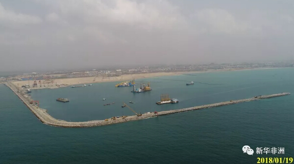 　　新年伊始，加纳首都阿克拉以东的特马新集装箱码头工程的施工现场一派繁忙景象：一辆辆卡车来回穿梭，有条不紊地将石料倾倒于岸边的开体式抛石船中，抛石船再将石料运送到海上施工点，抛入指定位置，几个环节紧密配合，防波堤就一点点被“堆”了出来。  　　    　　15日，当地工人在防波堤上指挥卡车。新华社记者 石松摄  　　从2016年开工至今，一条约2300米长的防波堤已在海上伸展出来。从空中俯瞰，犹如从岸边伸向海中的一条长臂，十分壮观。在防波堤的掩护下，港池内大小施工船舶来来往往，后方吹填造地工作也井然有序地展开。  　　特马港位于加纳首都阿克拉以东30公里处，现有主要泊位12个，是加纳第一大港，也是西非重要的货物集散地。随着加纳国民经济发展以及西非区域经济互通增强，港口运转能力已经远不能满足需要。  　　由中国港湾工程有限责任公司(中国港湾)承建的加纳特马港扩建工程2016年起开工建设，项目合同工期为51个月，总造价约4.76亿美元。新集装箱码头完工后，特马港将会成为加纳及周边国家重要的物资进出口通道。  　　作为项目承包商，中国港湾将负责全长约1400米的4个15万吨级集装箱码头泊位的施工、近4000米防波堤建设、121公顷码头后方陆域吹填及港池、航道疏浚工作。此外，中国港湾还将负责该项目的地质勘探、物理模型构建等前期科研和主体工程的设计工作。  　　    　　工程进展对比图。上图：2017年3月11日摄;下图：2018年1月18日摄(中国港湾供图)  　　近日，中国港湾将39.67万平方米的陆域吹填面积正式移交，完成了项目第一个重要节点。一年多来，中国港湾不仅在这里实现了“沧海桑田”的变迁，也在助力当地人才培养、带动当地中小企业发展方面作出了突出贡献。  　　创造就业机会　培养本地人才  　　对于加纳本地人来说，这样的一个工程项目，其最具吸引力的并非薪水，而是对员工有针对性的岗位技术培训。很多员工在上岗后，通过培训拿到国际认证的资质。拥有了技能与认证的他们将来无论在国内还是在国外，就业都有了保障。  　　项目总监杨涛介绍说，目前特马港扩建项目聘请本地员工969人，而在2017年用工高峰期一度达1300人，中国港湾已成为在加纳本地创造就业岗位最多的外国企业之一。  　　“我们不仅对本地员工开展了专业技术培训，帮他们取得国际化的专业证书，还挑选了一部分本地员工去周边国家进行跨项目培训和交流。”杨涛说。  　　    　　15日拍摄的防波堤上的工作场景。新华社记者 石松摄  　　加布里埃尔·艾格比伟是混凝土工人组长。他说，上岗以来，中国港湾为他安排了职业技术、法律及安全等各类培训，“一开始我只是一名普通混凝土工人，后来被提升为组长，去年底我还被选中去周边国家参加培训。中国人对加纳员工十分友好，我很幸运可以成为这个项目中的一员。”  　　目前，项目管理层的加纳员工大约有53人，占比达37%;本地技术工人约290人，占比76%。杨涛表示，项目在当地聘用的技术工种人员和管理岗位人员的人数和比例一直在上升，本地员工也用自身的专业技能和认真好学的精神不断证明自己。  　　安蓬萨-恩亚科是项目的行政人员，负责项目用车的协调、维护等事项。他告诉记者：“虽然我负责的是交通方面的工作，但也获得了人力资源管理、安全等方面的培训，并且通过工作和学习，综合管理能力得到了很大提升。即便将来项目结束，我也可以靠着在这里学到的本事去找下一份工作了。”  　　以项目建设为中心，推动本地中小企业发展  　　除为当地人提供就业岗位外，中国港湾还与当地超过30家分包商、供应商合作，涵盖运输、工程、物流、广告、食品物资等多个领域，项目在为后者带去生意和收入的同时，还推动他们提高自身生产与安全标准，增强了这些中小企业的竞争力。  　　项目综合部经理刘伟告诉记者，项目在不对工程质量和进度产生关键影响的日常采购和普通分项工程分包等方面，优先考虑加纳本地的中小企业，“在与他们建立合作关系后，重点协助他们建立适应国际工程特点的企业流程、规章制度、培训体系，使之符合项目要求。此外，我们也把这些中小企业的员工纳入项目培训体系，特别是在安全、质量和环保方面，为他们提供培训。”  　　奎西·阿桑特的运输公司已经与项目合作了一年多的时间。“以前我的公司只有8辆卡车、25名司机。后来我们贷款买了新车，扩大了规模。目前，公司已经有40辆卡车、130名司机，公司成长得如此之快，连我自己都没想到。”阿桑特说。  　　    　　鸟瞰防波堤。(中国港湾供图)  　　“中国港湾对我们提出的安全标准十分严格，比如对于车况与检修、司机素质、行车规范等都有成文的要求。在他们的建议下，我们为每一台车配备了导航系统和行车记录仪。一年多的合作使我的公司提高了管理水平和竞争力。不管将来再与什么国际项目合作，相信我们都能胜任。”阿桑特充满自信地说。  　　文章来自：新华非洲