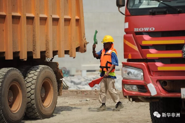 　　新年伊始，加纳首都阿克拉以东的特马新集装箱码头工程的施工现场一派繁忙景象：一辆辆卡车来回穿梭，有条不紊地将石料倾倒于岸边的开体式抛石船中，抛石船再将石料运送到海上施工点，抛入指定位置，几个环节紧密配合，防波堤就一点点被“堆”了出来。  　　    　　15日，当地工人在防波堤上指挥卡车。新华社记者 石松摄  　　从2016年开工至今，一条约2300米长的防波堤已在海上伸展出来。从空中俯瞰，犹如从岸边伸向海中的一条长臂，十分壮观。在防波堤的掩护下，港池内大小施工船舶来来往往，后方吹填造地工作也井然有序地展开。  　　特马港位于加纳首都阿克拉以东30公里处，现有主要泊位12个，是加纳第一大港，也是西非重要的货物集散地。随着加纳国民经济发展以及西非区域经济互通增强，港口运转能力已经远不能满足需要。  　　由中国港湾工程有限责任公司(中国港湾)承建的加纳特马港扩建工程2016年起开工建设，项目合同工期为51个月，总造价约4.76亿美元。新集装箱码头完工后，特马港将会成为加纳及周边国家重要的物资进出口通道。  　　作为项目承包商，中国港湾将负责全长约1400米的4个15万吨级集装箱码头泊位的施工、近4000米防波堤建设、121公顷码头后方陆域吹填及港池、航道疏浚工作。此外，中国港湾还将负责该项目的地质勘探、物理模型构建等前期科研和主体工程的设计工作。  　　    　　工程进展对比图。上图：2017年3月11日摄;下图：2018年1月18日摄(中国港湾供图)  　　近日，中国港湾将39.67万平方米的陆域吹填面积正式移交，完成了项目第一个重要节点。一年多来，中国港湾不仅在这里实现了“沧海桑田”的变迁，也在助力当地人才培养、带动当地中小企业发展方面作出了突出贡献。  　　创造就业机会　培养本地人才  　　对于加纳本地人来说，这样的一个工程项目，其最具吸引力的并非薪水，而是对员工有针对性的岗位技术培训。很多员工在上岗后，通过培训拿到国际认证的资质。拥有了技能与认证的他们将来无论在国内还是在国外，就业都有了保障。  　　项目总监杨涛介绍说，目前特马港扩建项目聘请本地员工969人，而在2017年用工高峰期一度达1300人，中国港湾已成为在加纳本地创造就业岗位最多的外国企业之一。  　　“我们不仅对本地员工开展了专业技术培训，帮他们取得国际化的专业证书，还挑选了一部分本地员工去周边国家进行跨项目培训和交流。”杨涛说。  　　    　　15日拍摄的防波堤上的工作场景。新华社记者 石松摄  　　加布里埃尔·艾格比伟是混凝土工人组长。他说，上岗以来，中国港湾为他安排了职业技术、法律及安全等各类培训，“一开始我只是一名普通混凝土工人，后来被提升为组长，去年底我还被选中去周边国家参加培训。中国人对加纳员工十分友好，我很幸运可以成为这个项目中的一员。”  　　目前，项目管理层的加纳员工大约有53人，占比达37%;本地技术工人约290人，占比76%。杨涛表示，项目在当地聘用的技术工种人员和管理岗位人员的人数和比例一直在上升，本地员工也用自身的专业技能和认真好学的精神不断证明自己。  　　安蓬萨-恩亚科是项目的行政人员，负责项目用车的协调、维护等事项。他告诉记者：“虽然我负责的是交通方面的工作，但也获得了人力资源管理、安全等方面的培训，并且通过工作和学习，综合管理能力得到了很大提升。即便将来项目结束，我也可以靠着在这里学到的本事去找下一份工作了。”  　　以项目建设为中心，推动本地中小企业发展  　　除为当地人提供就业岗位外，中国港湾还与当地超过30家分包商、供应商合作，涵盖运输、工程、物流、广告、食品物资等多个领域，项目在为后者带去生意和收入的同时，还推动他们提高自身生产与安全标准，增强了这些中小企业的竞争力。  　　项目综合部经理刘伟告诉记者，项目在不对工程质量和进度产生关键影响的日常采购和普通分项工程分包等方面，优先考虑加纳本地的中小企业，“在与他们建立合作关系后，重点协助他们建立适应国际工程特点的企业流程、规章制度、培训体系，使之符合项目要求。此外，我们也把这些中小企业的员工纳入项目培训体系，特别是在安全、质量和环保方面，为他们提供培训。”  　　奎西·阿桑特的运输公司已经与项目合作了一年多的时间。“以前我的公司只有8辆卡车、25名司机。后来我们贷款买了新车，扩大了规模。目前，公司已经有40辆卡车、130名司机，公司成长得如此之快，连我自己都没想到。”阿桑特说。  　　    　　鸟瞰防波堤。(中国港湾供图)  　　“中国港湾对我们提出的安全标准十分严格，比如对于车况与检修、司机素质、行车规范等都有成文的要求。在他们的建议下，我们为每一台车配备了导航系统和行车记录仪。一年多的合作使我的公司提高了管理水平和竞争力。不管将来再与什么国际项目合作，相信我们都能胜任。”阿桑特充满自信地说。  　　文章来自：新华非洲