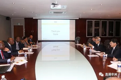 　　1月19日，中国驻南非大使林松添率使馆经商参赞赵中屹等赴南非矿藏资源富集地林波波省调研、探讨中南互利合作。该省副省长塞克迪率农业、矿业、旅游、国企、人居、卫生等部门主要负责人同林大使一行就深化中南互利合作举行座谈交流。  　　    　　塞热烈欢迎林大使一行到林波波省进行实地考察，着重介绍了该省基本情况、资源优势与发展潜力、面临的挑战以及南中在矿业、农业和地方政府层面合作现状，并表示，林波波省迫切希望学习中国发展经验，着力发展农产品和矿产深加工、旅游等优势产业，加快自主发展。  　　林大使表示，此行主要目的是了解中国企业和公民在当地生产经营情况，探讨中国同林波波省在矿业、农业、旅游等领域深化互利合作的可行性。林介绍了中国发展取得的历史性成就，特别是在改革开放、招商引资、精准扶贫等方面的做法和经验，并表示，林波波省矿业、农业、旅游资源富集，关键要加强规划设计，优化投资政策和营商环境，提升治理经济、打击犯罪和维稳能力，提振投资者信心。希该省提出优先合作领域和重点项目，并做好项目可行性论证，以利抓落实见成效。  　　    　　林说，今年是中南建交20周年，中南将分别主办中非合作论坛第三次峰会和金砖国家领导人第十次会晤，两国应在中非合作论坛、金砖和“一带一路”三大合作框架下，充分发挥政治互信、经贸互补、人民友好三大优势，精准对接双方发展战略，优势互补，深化各领域互利合作，实现更高水平的合作共赢。  　　南方积极评价林大使的意见建议，期待中方鼓励更多企业来该省投资开展互利合作，不断结出新的硕果。双方还就经济特区、农业合作、强化采矿和矿产品交易管理等交换了意见。  　　文章来自：驻南非使馆