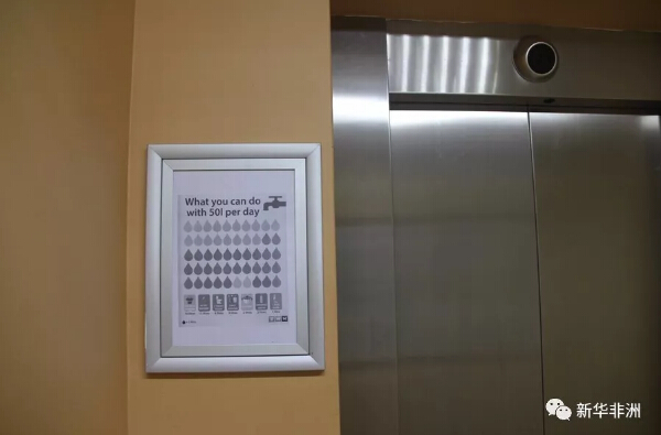 　　这将是一个令人匪夷所思的场景：成千上万的人在配水站前排着长队，或提着水桶，或端着瓢盆，急不可耐地从一辆辆运水车中接过缓慢流出的“救命水”······  　　这不是好莱坞电影中的场景，而是可能即将在南非“母亲城”开普敦上演的现实版“灾难大片”。  　　“归零日”的警钟已经敲响  　　一向风调雨顺的开普敦近来流年不利。从2015年至今，一场百年不遇的大旱持续肆虐，水库逐渐干涸，城市供水告急。截至1月22日，水库蓄水量只有27.2%(当蓄水量降至13%时，水库水则无法抽取)。目前开普敦进入旱季，在未来的5个月里，几乎无雨可下，旱情无疑将加剧。《纽约时报》就此断言，开普敦将很快成为全球第一个断水的大都市。  　　    　　开普敦一条干涸的河道。  　　开普敦市政府22日宣布，经过估算，到今年4月12日，开普敦将无法再从水库取水，届时水厂将掐断水龙头供水，市民将到指定的200多个配水站排队取水，就像文中开头描述的一样。当地人把这一天称为“归零日”(Day Zero)。  　　西开普省省长齐勒已致信总统祖马，要求将开普敦水危机宣布为“国家灾难”。  　　    　　电梯旁的节水广告，要求每人每天用水量不超过50立升。  　　开普敦市采取了更严格的节水措施：从2月1日起，每人每天的用水量将从原来规定的87立升降至50立升，150天后再根据情况调整。同时，开普敦将对每月用水量超过6000立升的家庭加以重罚。其他限水措施还包括：农业和商业用水必须分别减少60%和45%、禁止个人凿洞取水、要求人们洗澡的时间由原来的两分钟降至90秒、冲厕所的次数由原来的每天3次减至1次、不许用龙头水洗车、所有公用游泳池全部停用、公共男厕所内小便池的冲洗龙头被撤除，等等。  　　缺水将使开普敦的美丽“归零”  　　开普敦是南非的“母亲城”。300多年前，西方殖民者踏上开普敦，然后从这里向内陆扩张，最终成立国家。经过几百年的经营，开普敦成为了誉满全球的国际大都市，仿佛一颗璀璨的明珠镶嵌在非洲大陆最南端。目前，这里的常驻人口约600万，每年接待的国内外游客达500多万。  　　作为南非第二大城市、立法首都、议会所在地，开普敦曾被认为是全球最宜居的城市之一。这里有景色秀美的海滨沙滩、郁郁葱葱的植被、四季宜人的气候、如诗如画的田园风光······2014年，《纽约时报》和英国的《每日电讯报》同时将开普敦评为全球最美丽的城市。  　　然而再美丽的城市一旦没水，一切都将归零。  　　    　　为了节水，供人们洗车的水龙头已经被卸掉开关。  　　当“归零日”到来，开普敦人的用水量将降至最低限度，除了维持生存的饮用水尚能提供外，其他用水则无法保证，如洗澡、洗衣和冲厕所等，更不用说农业灌溉和工业用水。届时，不仅老百姓生活将受严重影响，整个经济，特别起着支柱性作用的旅游业将遭受劫难。  　　谁该为水危机“埋单”?  　　毫无疑问，天公不作美，是开普敦水危机的最大推手。但市政府的庸政懒政和不作为，也加剧了问题的严重性。  　　开普敦目前由反对党民主联盟管理，过去一直被认为是城市管理的楷模。民主联盟经常攻击由执政党非国大领导的城市“管理无方”。然而开普敦市此次却因为水危机处理不力而饱受非议。  　　在供水的问题上，开普敦市基本上奉行“靠天吃饭”的做法，老天下雨则好，无雨则干等，既不采取人工降雨等措施，也不寻找其他水源。2017年，当旱情进一步恶化时，市政府仍抱着老黄历，期盼老天下雨。市政府年初预测，即将到来的雨季可能会使水库的蓄水量达到近80%，这样城市用水就可以坚持到下个雨季的到来。然而，去年雨水严重偏少，水库蓄水只达40%以上。这时市政府才认识到问题的严重性，开始想法子应付，但为时已晚。  　　更为荒唐的是，当水危机愈演愈烈之时，市政府内部却上演了一部“宫廷内斗”，市长德莉里和市政委员们因为财政问题“打”得不可开交。经过一番较量后，德莉里的职权被削弱，不能再参加水危机的处理。  　　但市政府并没有从自己身上找原因，而是批评市民用水“太浪费”。市政府抱怨说，目前60%的市民没有响应节水号召，使缺水问题更加严重。为了“惩罚”用水过度的市民，市政府提出征收“干旱税”，但因为遭到强烈反对，只得作罢。  　　本月21日，数千名市民在市政府门前示威，抗议政府管理无能，而且试图向市民转嫁危机。南非执政党非国大已要求总统祖马成立一个专门委员会，调查开普敦市政府的渎职行为。南非共产党也发表声明说，开普敦水荒有一半是人为造成的，这暴露了反对党管理和执政能力严重不足。  　　一名在开普敦生活了多年的侨胞说，“南非的市长太好当了，平时无所事事，危机发生时束手无策。这种事情要是发生在中国，被赶下台的市长不知有多少个了”。  　　    　　因为缺水，游泳池已禁止使用。  　　城市管理是门学问，从环境保护、垃圾处理、交通建设到水资源利用等诸多方面都需要统筹规划，未雨绸缪。此间舆论指出，在处理水资源问题上，开普敦市没有长远规划，更没有应急方案。如果市政府早点采取补救措施，如在自然条件许可时实行人工降雨、对雨水进行有效地蓄存、早点建设海水淡化厂等等，问题也不至于发展到目前难以收拾的地步。开普敦的经验教训值得汲取。  　　亡羊补牢 是否已晚?  　　目前，开普敦市政府正在城市的4个地点紧急打井，并夜以继日地建设一个海水淡化厂。按计划，工厂建设将于2月底完工。打井的进度不得而知，而且能否出水也是未知数。按照市政府的话说，即便所有这一切都能按计划完成，所提供的水根本无法满足市民日常生活的需求。  　　“归零日”日益接近，其脚步声越来越清晰，开普敦市民正在做最坏的打算。  　　如果现在问开普敦人，他们最需要什么，多数人肯定会回答：赶紧下雨吧。  　　让我们一起为开普敦祈祷!  　　文章来自：新华非洲