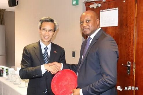 　　1月19日，中国驻南非大使林松添率使馆经商参赞赵中屹等赴南非矿藏资源富集地林波波省调研、探讨中南互利合作。该省副省长塞克迪率农业、矿业、旅游、国企、人居、卫生等部门主要负责人同林大使一行就深化中南互利合作举行座谈交流。  　　    　　塞热烈欢迎林大使一行到林波波省进行实地考察，着重介绍了该省基本情况、资源优势与发展潜力、面临的挑战以及南中在矿业、农业和地方政府层面合作现状，并表示，林波波省迫切希望学习中国发展经验，着力发展农产品和矿产深加工、旅游等优势产业，加快自主发展。  　　林大使表示，此行主要目的是了解中国企业和公民在当地生产经营情况，探讨中国同林波波省在矿业、农业、旅游等领域深化互利合作的可行性。林介绍了中国发展取得的历史性成就，特别是在改革开放、招商引资、精准扶贫等方面的做法和经验，并表示，林波波省矿业、农业、旅游资源富集，关键要加强规划设计，优化投资政策和营商环境，提升治理经济、打击犯罪和维稳能力，提振投资者信心。希该省提出优先合作领域和重点项目，并做好项目可行性论证，以利抓落实见成效。  　　    　　林说，今年是中南建交20周年，中南将分别主办中非合作论坛第三次峰会和金砖国家领导人第十次会晤，两国应在中非合作论坛、金砖和“一带一路”三大合作框架下，充分发挥政治互信、经贸互补、人民友好三大优势，精准对接双方发展战略，优势互补，深化各领域互利合作，实现更高水平的合作共赢。  　　南方积极评价林大使的意见建议，期待中方鼓励更多企业来该省投资开展互利合作，不断结出新的硕果。双方还就经济特区、农业合作、强化采矿和矿产品交易管理等交换了意见。  　　文章来自：驻南非使馆