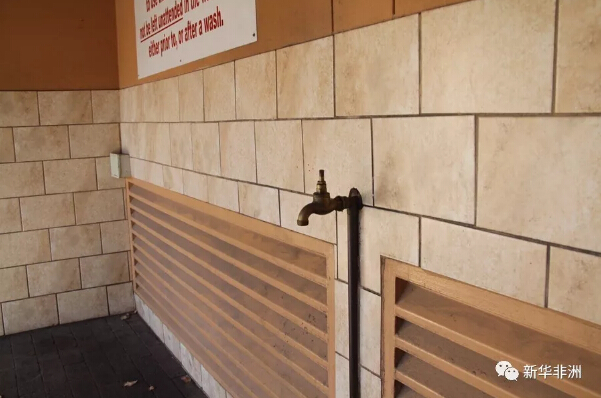 　　这将是一个令人匪夷所思的场景：成千上万的人在配水站前排着长队，或提着水桶，或端着瓢盆，急不可耐地从一辆辆运水车中接过缓慢流出的“救命水”······  　　这不是好莱坞电影中的场景，而是可能即将在南非“母亲城”开普敦上演的现实版“灾难大片”。  　　“归零日”的警钟已经敲响  　　一向风调雨顺的开普敦近来流年不利。从2015年至今，一场百年不遇的大旱持续肆虐，水库逐渐干涸，城市供水告急。截至1月22日，水库蓄水量只有27.2%(当蓄水量降至13%时，水库水则无法抽取)。目前开普敦进入旱季，在未来的5个月里，几乎无雨可下，旱情无疑将加剧。《纽约时报》就此断言，开普敦将很快成为全球第一个断水的大都市。  　　    　　开普敦一条干涸的河道。  　　开普敦市政府22日宣布，经过估算，到今年4月12日，开普敦将无法再从水库取水，届时水厂将掐断水龙头供水，市民将到指定的200多个配水站排队取水，就像文中开头描述的一样。当地人把这一天称为“归零日”(Day Zero)。  　　西开普省省长齐勒已致信总统祖马，要求将开普敦水危机宣布为“国家灾难”。  　　    　　电梯旁的节水广告，要求每人每天用水量不超过50立升。  　　开普敦市采取了更严格的节水措施：从2月1日起，每人每天的用水量将从原来规定的87立升降至50立升，150天后再根据情况调整。同时，开普敦将对每月用水量超过6000立升的家庭加以重罚。其他限水措施还包括：农业和商业用水必须分别减少60%和45%、禁止个人凿洞取水、要求人们洗澡的时间由原来的两分钟降至90秒、冲厕所的次数由原来的每天3次减至1次、不许用龙头水洗车、所有公用游泳池全部停用、公共男厕所内小便池的冲洗龙头被撤除，等等。  　　缺水将使开普敦的美丽“归零”  　　开普敦是南非的“母亲城”。300多年前，西方殖民者踏上开普敦，然后从这里向内陆扩张，最终成立国家。经过几百年的经营，开普敦成为了誉满全球的国际大都市，仿佛一颗璀璨的明珠镶嵌在非洲大陆最南端。目前，这里的常驻人口约600万，每年接待的国内外游客达500多万。  　　作为南非第二大城市、立法首都、议会所在地，开普敦曾被认为是全球最宜居的城市之一。这里有景色秀美的海滨沙滩、郁郁葱葱的植被、四季宜人的气候、如诗如画的田园风光······2014年，《纽约时报》和英国的《每日电讯报》同时将开普敦评为全球最美丽的城市。  　　然而再美丽的城市一旦没水，一切都将归零。  　　    　　为了节水，供人们洗车的水龙头已经被卸掉开关。  　　当“归零日”到来，开普敦人的用水量将降至最低限度，除了维持生存的饮用水尚能提供外，其他用水则无法保证，如洗澡、洗衣和冲厕所等，更不用说农业灌溉和工业用水。届时，不仅老百姓生活将受严重影响，整个经济，特别起着支柱性作用的旅游业将遭受劫难。  　　谁该为水危机“埋单”?  　　毫无疑问，天公不作美，是开普敦水危机的最大推手。但市政府的庸政懒政和不作为，也加剧了问题的严重性。  　　开普敦目前由反对党民主联盟管理，过去一直被认为是城市管理的楷模。民主联盟经常攻击由执政党非国大领导的城市“管理无方”。然而开普敦市此次却因为水危机处理不力而饱受非议。  　　在供水的问题上，开普敦市基本上奉行“靠天吃饭”的做法，老天下雨则好，无雨则干等，既不采取人工降雨等措施，也不寻找其他水源。2017年，当旱情进一步恶化时，市政府仍抱着老黄历，期盼老天下雨。市政府年初预测，即将到来的雨季可能会使水库的蓄水量达到近80%，这样城市用水就可以坚持到下个雨季的到来。然而，去年雨水严重偏少，水库蓄水只达40%以上。这时市政府才认识到问题的严重性，开始想法子应付，但为时已晚。  　　更为荒唐的是，当水危机愈演愈烈之时，市政府内部却上演了一部“宫廷内斗”，市长德莉里和市政委员们因为财政问题“打”得不可开交。经过一番较量后，德莉里的职权被削弱，不能再参加水危机的处理。  　　但市政府并没有从自己身上找原因，而是批评市民用水“太浪费”。市政府抱怨说，目前60%的市民没有响应节水号召，使缺水问题更加严重。为了“惩罚”用水过度的市民，市政府提出征收“干旱税”，但因为遭到强烈反对，只得作罢。  　　本月21日，数千名市民在市政府门前示威，抗议政府管理无能，而且试图向市民转嫁危机。南非执政党非国大已要求总统祖马成立一个专门委员会，调查开普敦市政府的渎职行为。南非共产党也发表声明说，开普敦水荒有一半是人为造成的，这暴露了反对党管理和执政能力严重不足。  　　一名在开普敦生活了多年的侨胞说，“南非的市长太好当了，平时无所事事，危机发生时束手无策。这种事情要是发生在中国，被赶下台的市长不知有多少个了”。  　　    　　因为缺水，游泳池已禁止使用。  　　城市管理是门学问，从环境保护、垃圾处理、交通建设到水资源利用等诸多方面都需要统筹规划，未雨绸缪。此间舆论指出，在处理水资源问题上，开普敦市没有长远规划，更没有应急方案。如果市政府早点采取补救措施，如在自然条件许可时实行人工降雨、对雨水进行有效地蓄存、早点建设海水淡化厂等等，问题也不至于发展到目前难以收拾的地步。开普敦的经验教训值得汲取。  　　亡羊补牢 是否已晚?  　　目前，开普敦市政府正在城市的4个地点紧急打井，并夜以继日地建设一个海水淡化厂。按计划，工厂建设将于2月底完工。打井的进度不得而知，而且能否出水也是未知数。按照市政府的话说，即便所有这一切都能按计划完成，所提供的水根本无法满足市民日常生活的需求。  　　“归零日”日益接近，其脚步声越来越清晰，开普敦市民正在做最坏的打算。  　　如果现在问开普敦人，他们最需要什么，多数人肯定会回答：赶紧下雨吧。  　　让我们一起为开普敦祈祷!  　　文章来自：新华非洲