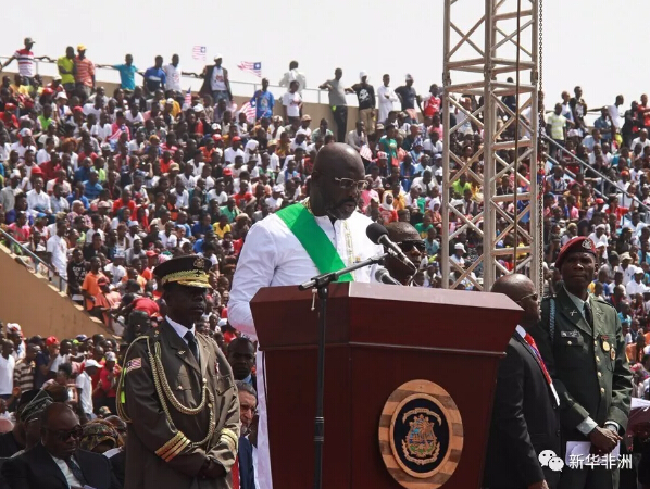 　　利比里亚新当选总统乔治·维阿22日在首都蒙罗维亚SKD体育场宣誓就职。  　　    　　22日，在利比里亚首都蒙罗维亚，新当选总统乔治·维阿(中)在就职仪式上讲话。新华社记者 陈淑品摄  　　维阿在就职仪式上发表讲话说，他在任期内会尽其所能，使政府的所作所为符合利比里亚百姓的期待。  　　维阿对给予利比里亚支持和帮助的国家及国际组织表示感谢，并表示在其任期内将继续巩固与各国的友好关系。  　　    　　中国国家主席习近平特使、国家卫生和计划生育委员会主任李斌(左三)出席就职仪式。新华社记者 陈淑品摄  　　中国国家主席习近平特使、国家卫生和计划生育委员会主任李斌出席就职仪式。来自尼日利亚、塞拉利昂、几内亚、科特迪瓦、多哥、加蓬、加纳、塞内加尔、几内亚等国的国家元首和代表也出席了就职仪式。  　　利比里亚国家选举委员会去年12月28日宣布，现年51岁的前世界足球先生乔治·维阿在利比里亚总统选举中获胜。  　　文章来自：新华非洲