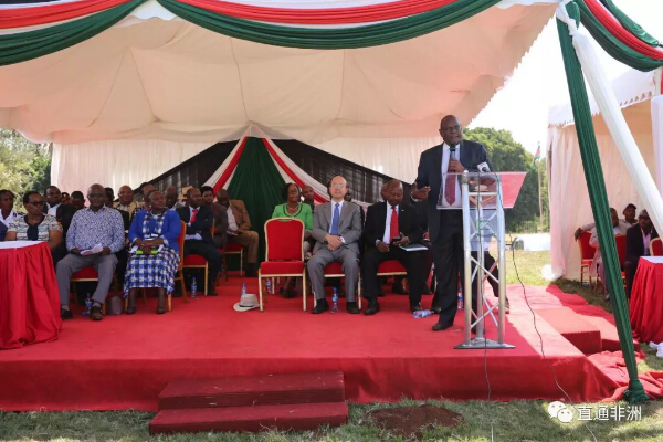 　　近日，驻肯尼亚大使刘显法出席使馆向穆兰卡郡卡库拉里中学捐赠电脑设备仪式。肯执政党朱比利党副主席穆拉西、国民议会议员恩杜阿蒂、穆兰卡郡副郡长卡玛乌、穆郡郡议员及该校师生共约500人参加该仪式。  　　    　　(刘大使致辞)  　　刘大使致辞表示，青少年是国家和民族的未来，教育兴则人才兴，教育强则国家强。中肯均高度重视教育，中方愿为肯教育事业发展提供力所能及的帮助。当前中非、中肯务实友好合作方兴未艾。今年中非合作论坛将在中国举行峰会，相信将进一步推动中非、中肯关系迈向新台阶，惠及双方民众。刘大使鼓励肯尼亚年轻朋友把握机遇、乘势而为，勉励同学们努力学习、早日成材，共同为中肯友谊贡献力量。  　　    　　(朱比利党副主席穆拉西致辞)  　　朱比利党副主席穆拉西、国民议会议员恩杜阿蒂、穆兰卡郡副郡长卡玛乌等均在致辞中感谢中国长期以来对肯教育、基建等领域发展的大力支持和帮助，表示中国向来言出必行，对肯情谊从不流于空谈，是肯发展道路上的好伙伴。当今世界已经进入数字时代，但肯仍有许多学生因条件所限没有机会学习使用电脑。中国驻肯使馆向卡库拉里中学捐赠的电脑十分珍贵，希望学生们加倍珍惜、善以利用，努力成材，以实际行动回报中国朋友的深厚情谊。  　　    　　(刘大使和其他嘉宾一起体验新电脑)  　　    　　(学生载歌载舞表达感激之情)  　　卡库拉里中学是穆兰卡郡一所公立学校，约有400名学生和14名老师，条件较简陋。此次使馆向该校捐赠了35台电脑设备并帮助其设立了首个计算机实验室。  　　文章来自：驻肯尼亚使馆