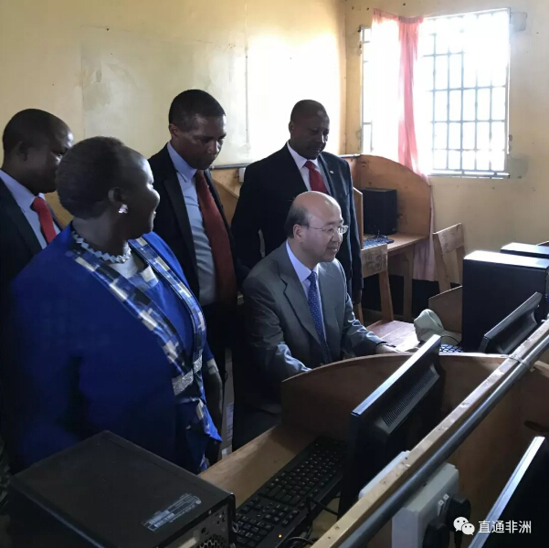 　　近日，驻肯尼亚大使刘显法出席使馆向穆兰卡郡卡库拉里中学捐赠电脑设备仪式。肯执政党朱比利党副主席穆拉西、国民议会议员恩杜阿蒂、穆兰卡郡副郡长卡玛乌、穆郡郡议员及该校师生共约500人参加该仪式。  　　    　　(刘大使致辞)  　　刘大使致辞表示，青少年是国家和民族的未来，教育兴则人才兴，教育强则国家强。中肯均高度重视教育，中方愿为肯教育事业发展提供力所能及的帮助。当前中非、中肯务实友好合作方兴未艾。今年中非合作论坛将在中国举行峰会，相信将进一步推动中非、中肯关系迈向新台阶，惠及双方民众。刘大使鼓励肯尼亚年轻朋友把握机遇、乘势而为，勉励同学们努力学习、早日成材，共同为中肯友谊贡献力量。  　　    　　(朱比利党副主席穆拉西致辞)  　　朱比利党副主席穆拉西、国民议会议员恩杜阿蒂、穆兰卡郡副郡长卡玛乌等均在致辞中感谢中国长期以来对肯教育、基建等领域发展的大力支持和帮助，表示中国向来言出必行，对肯情谊从不流于空谈，是肯发展道路上的好伙伴。当今世界已经进入数字时代，但肯仍有许多学生因条件所限没有机会学习使用电脑。中国驻肯使馆向卡库拉里中学捐赠的电脑十分珍贵，希望学生们加倍珍惜、善以利用，努力成材，以实际行动回报中国朋友的深厚情谊。  　　    　　(刘大使和其他嘉宾一起体验新电脑)  　　    　　(学生载歌载舞表达感激之情)  　　卡库拉里中学是穆兰卡郡一所公立学校，约有400名学生和14名老师，条件较简陋。此次使馆向该校捐赠了35台电脑设备并帮助其设立了首个计算机实验室。  　　文章来自：驻肯尼亚使馆