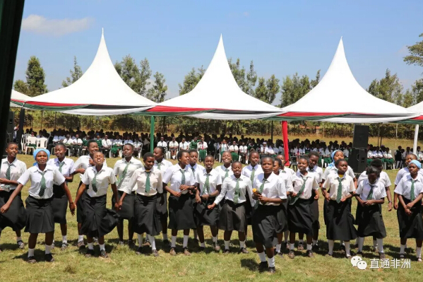 　　近日，驻肯尼亚大使刘显法出席使馆向穆兰卡郡卡库拉里中学捐赠电脑设备仪式。肯执政党朱比利党副主席穆拉西、国民议会议员恩杜阿蒂、穆兰卡郡副郡长卡玛乌、穆郡郡议员及该校师生共约500人参加该仪式。  　　    　　(刘大使致辞)  　　刘大使致辞表示，青少年是国家和民族的未来，教育兴则人才兴，教育强则国家强。中肯均高度重视教育，中方愿为肯教育事业发展提供力所能及的帮助。当前中非、中肯务实友好合作方兴未艾。今年中非合作论坛将在中国举行峰会，相信将进一步推动中非、中肯关系迈向新台阶，惠及双方民众。刘大使鼓励肯尼亚年轻朋友把握机遇、乘势而为，勉励同学们努力学习、早日成材，共同为中肯友谊贡献力量。  　　    　　(朱比利党副主席穆拉西致辞)  　　朱比利党副主席穆拉西、国民议会议员恩杜阿蒂、穆兰卡郡副郡长卡玛乌等均在致辞中感谢中国长期以来对肯教育、基建等领域发展的大力支持和帮助，表示中国向来言出必行，对肯情谊从不流于空谈，是肯发展道路上的好伙伴。当今世界已经进入数字时代，但肯仍有许多学生因条件所限没有机会学习使用电脑。中国驻肯使馆向卡库拉里中学捐赠的电脑十分珍贵，希望学生们加倍珍惜、善以利用，努力成材，以实际行动回报中国朋友的深厚情谊。  　　    　　(刘大使和其他嘉宾一起体验新电脑)  　　    　　(学生载歌载舞表达感激之情)  　　卡库拉里中学是穆兰卡郡一所公立学校，约有400名学生和14名老师，条件较简陋。此次使馆向该校捐赠了35台电脑设备并帮助其设立了首个计算机实验室。  　　文章来自：驻肯尼亚使馆