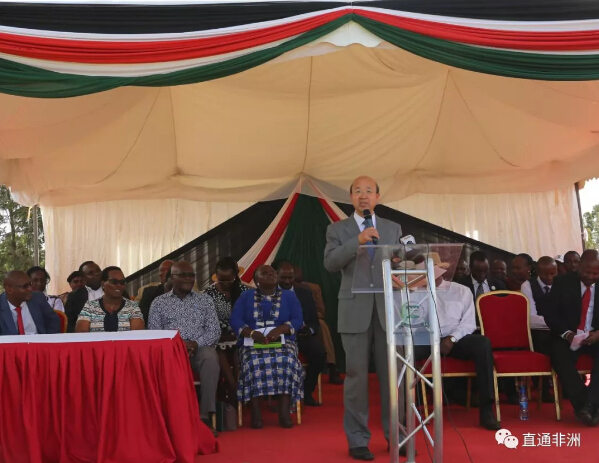 　　近日，驻肯尼亚大使刘显法出席使馆向穆兰卡郡卡库拉里中学捐赠电脑设备仪式。肯执政党朱比利党副主席穆拉西、国民议会议员恩杜阿蒂、穆兰卡郡副郡长卡玛乌、穆郡郡议员及该校师生共约500人参加该仪式。  　　    　　(刘大使致辞)  　　刘大使致辞表示，青少年是国家和民族的未来，教育兴则人才兴，教育强则国家强。中肯均高度重视教育，中方愿为肯教育事业发展提供力所能及的帮助。当前中非、中肯务实友好合作方兴未艾。今年中非合作论坛将在中国举行峰会，相信将进一步推动中非、中肯关系迈向新台阶，惠及双方民众。刘大使鼓励肯尼亚年轻朋友把握机遇、乘势而为，勉励同学们努力学习、早日成材，共同为中肯友谊贡献力量。  　　    　　(朱比利党副主席穆拉西致辞)  　　朱比利党副主席穆拉西、国民议会议员恩杜阿蒂、穆兰卡郡副郡长卡玛乌等均在致辞中感谢中国长期以来对肯教育、基建等领域发展的大力支持和帮助，表示中国向来言出必行，对肯情谊从不流于空谈，是肯发展道路上的好伙伴。当今世界已经进入数字时代，但肯仍有许多学生因条件所限没有机会学习使用电脑。中国驻肯使馆向卡库拉里中学捐赠的电脑十分珍贵，希望学生们加倍珍惜、善以利用，努力成材，以实际行动回报中国朋友的深厚情谊。  　　    　　(刘大使和其他嘉宾一起体验新电脑)  　　    　　(学生载歌载舞表达感激之情)  　　卡库拉里中学是穆兰卡郡一所公立学校，约有400名学生和14名老师，条件较简陋。此次使馆向该校捐赠了35台电脑设备并帮助其设立了首个计算机实验室。  　　文章来自：驻肯尼亚使馆