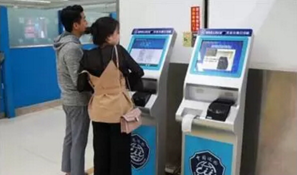 　　独在异乡为异客的朋友们，每当回国度假或者探亲的时候，是否都有这样的感触：  　　每逢佳节胖三斤，  　　仔细一瞧三公斤。  　　减肥拼命小半年，  　　未到功成又过年。  　　各位在外打拼的外籍华人们，每当申请签证回国的时候，你们是否觉得既费时又费钱?  　　不过，从2月1日起，这种不方便将被大大改善，准备好迎接“胖三斤”，哦不，是“三公斤”了吗?  　　    　　(图片来源于网络)  　　1月22日，公安部在北京召开新闻发布会，通报将于近期集中推出的八项出入境便利措施。这八项措施将于2月1日起施行，涉及就近办证、自助办证、免费照相、外籍华人办证、边检自助通关等多个方面，将进一步释放公安出入境改革红利，增强群众的获得感。  　　公安部出入境管理局局长曲云海说：“在全国范围对外籍华人实施长期签证、居留政策，让外籍华人‘回家’更方便。公安部决定进一步优化外籍华人入出境和停居留措施，将签证由之前最长1年多次有效，放宽至5年内多次有效;将居留许可期限由之前最长不超过3年，延长至5年。进一步增强外籍华人的归属感，使他们更踏实地在国内工作、学习、生活。”  　　八项出入境便利措施解读    　　    　　(图片来源于网络)  　　第一项：省内居民可在全省范围内办理出入境证件  　　申请人(登记备案的国家工作人员、现役军人除外)可在户籍所在地省(自治区、直辖市)内向任一县级以上公安出入境管理机构申请普通护照、往来港澳通行证及签注、往来台湾通行证及签注(申请赴港澳台个人旅游、定居、商务等活动的按专门规定办理)。  　　措施解读：  　　2012年1月1日以来，公安部在部分具备条件的省份推行了本省居民省内就近办理因私出入境证件措施(申请人须在申请地居住满一年以上)，方便了省内流动人口异地办理出入境证件。随着经济社会发展，人口流动更加频繁，上述限定居住时间的省内就近办证措施已不能很好地满足群众需求。针对这一情况，公安机关大力推进信息化建设，各省(自治区、直辖市)实现了省内有关信息互联互通，普遍具备了在省内实施无居住时间限制、就近办理出入境证件的条件。新措施实施后，各地申请人可在户籍所在省内任一县级以上公安出入境管理机构申请部分因私出入境证件，无需提供居住证明材料。此外，考虑到涉港澳台部分出入境证件的申请办理有专门规定，如赴港澳台定居须在户籍地申请，赴港澳台个人旅游签注的签发对象为开办城市的户籍居民及居住证持有人，赴港澳台商务活动须在企业登记备案地申请等，申请人应区别情形或事先咨询公安机关出入境管理机构，按规定的受理地点和相关条件递交申请。  　　    　　(图片来源于网络)  　　第二项：省内居民可在全省范围内自助办理往来港澳台旅游签注  　　申请人(登记备案的国家工作人员、现役军人除外)持本省(自治区、直辖市)公安出入境管理机构签发的电子往来港澳通行证、电子往来台湾通行证，可在省(自治区、直辖市)内任一往来港澳台签注自助设备办理往来港澳台旅游签注(开通个人旅游城市的非本市户籍居民申请个人旅游签注须持有居住证)。  　　措施解读：  　　通过自助设备办理往来港澳台旅游签注具有流程优、效率高的特点，申请人可以即来即办、立等可取。目前，全国957个县级以上公安出入境管理机构开展了自助办理服务，共投放自助设备7600余台，让群众享受到家门口办证和24小时办证的便利。但由于信息通联、设备容量等原因，大部分自助办理设备只能对本市户籍居民提供自助办理服务，不能充分满足省内流动人口就近自助办证需求。针对这一情况，公安机关加强信息共享，加大设备投入，扩大受惠人群，推动实现了本省居民可在全省范围内自助办理往来港澳台旅游签注，进一步便利省内流动人口就近自助办证。此外，考虑到赴港澳台个人旅游签注仅在部分城市开办，因此专门规定对开办个人旅游城市的非本市户籍居民，须在取得居住证的前提下方可自助办理个人旅游签注。  　　    　　(图片来源于网络)  　　第三项：符合条件的外省居民可就近办理出入境证件  　　本市户籍居民的外省(自治区、直辖市)户籍配偶、子女、父母(登记备案的国家工作人员、现役军人除外)，可在该户籍居民所在城市就近申请普通护照、往来港澳通行证及签注、往来台湾通行证及签注(申请赴港澳台个人旅游、定居、商务等活动的按专门规定办理)。上述申请人就近申请证件时，除提交常规申请材料外，还需交验本市户籍直系亲属身份证原件和相关亲属关系证明材料，即配偶关系交验结婚证、子女关系交验出生证明、父母关系提交其本市户籍子女出具的书面说明。  　　措施解读：  　　2013年7月1日以来，公安部在部分城市实施本市户籍居民的外省籍配偶和未满16周岁子女可就近申请部分因私出入境证件的便利措施。该措施实行以来，解决了部分有本市户籍直系亲属的申请人在本市办证的实际需求。随着经济社会发展和交通、住宿等条件的大幅改善，本市户籍居民的外省籍直系亲属特别是父母和成年子女，在本市生活或经常性往来较为普遍，跨省就近办证需求也越来越突出。为进一步便利流动人口就近办理出入境证件，公安部决定优化和推广上述措施，一是取消本市户籍居民的外省籍子女的年龄限制，二是将本市户籍居民的外省籍父母纳入受惠人群范围，三是将该措施推广至全国。新措施实施后，符合条件的申请人就近申请证件时，除提交常规申请材料外，仅需交验本市户籍直系亲属身份证原件和有关亲属关系证明(配偶关系交验结婚证、子女关系交验出生证明、父母关系提交其本市户籍子女出具的书面说明)，无需再提供居住证明材料。鉴于申请赴港澳台个人旅游、定居、商务等活动须按专门规定办理，具体情况请参考第一项便利措施解读。  　　    　　(图片来源于网络)  　　第四项：自助查询往来港澳台签注剩余次数  　　申请人持本省(自治区、直辖市)公安出入境管理机构签发的电子往来港澳通行证、电子往来台湾通行证，可在省(自治区、直辖市)内任一往来港澳台签注自助办理设备查询往来港澳台签注剩余次数。  　　措施解读：  　　目前，全国卡式电子往来港澳通行证和电子往来台湾通行证持有量达7867万张，因卡式证件不能直接标显签注使用情况、剩余次数等信息，使用中经常发生持证人到公安出入境受理窗口查询签注有效剩余次数，或因遗忘签注剩余有效次数出境受阻的情况。为解决上述问题，公安部部署升级往来港澳台签注自助办理设备系统，增加查询签注功能。申请人持本省签发的电子往来港澳通行证、电子往来台湾通行证，可在省内任一自助设备查询有效签注剩余次数信息。  　　    　　第五项：免费提供出入境证件照相服务  　　公安出入境受理窗口为申请人提供免费出入境证件照相服务(不含打印纸质相片)。暂不具备条件的窗口，应为未携带出入境证件相片或相片不符合《出入境证件相片照相指引》标准的申请人，提供免费出入境证件照相服务(不含打印纸质相片)。  　　措施解读：  　　为进一步提高公安出入境管理服务水平，节约申请人办理出入境证件成本，公安部要求全国公安出入境受理窗口为申请人提供免费出入境证件照相服务(不含打印纸质相片)。此项措施实施后，群众可根据自身需求选择公安出入境受理窗口免费照相服务或社会化照相服务。考虑到暂不具备条件的地方需进一步加强警力设备配置、接待场地规划等方面工作，在全面提供免费照相服务之前，要对未携带相片或相片不符合《出入境证件相片照相指引》标准的申请人提供免费照相服务(不含打印纸质相片)，让群众“少跑一趟”。  　　    　　(图片来源于网络)  　　第六项：为外籍华人提供签证、居留便利  　　对来华探望亲属、洽谈商务、开展科教文卫交流活动及处理私人事务的外籍华人，公安机关出入境管理机构可按规定签发5年以内多次入境有效签证;对在当地工作、学习、探亲以及从事私人事务需长期居留的外籍华人，可按规定签发有效期5年以内的居留许可。  　　措施解读：  　　近年来，公安部会同有关部门推出一系列便利外籍华人来华政策措施，鼓励和吸引更多外籍华人参与我国经济社会建设，为服务经济社会发展、聚集创新创业人才发挥了积极作用。为给在华工作、学习、生活的外籍华人提供更为便利、务实的出入境环境，公安部决定进一步优化外籍华人入出境和停居留措施，将签证由之前最长1年多次有效，放宽至5年内多次有效;将居留许可期限由之前最长不超过3年，增加至5年。  　　    　　(图片来源于网络)  　　第七项：大力推进自助通关服务  　　公安出入境边防检查机关将加强边检自助查验通道建设，2018年，开通边检自助查验通道的口岸数量要达到全国旅检口岸总数的50%，边检自助通关人数要达到出入境人员总数的50%。  　　措施解读：  　　边检自助通关具有高效(人均通关时间不足10秒)、便捷等优点，是方便出入境人员通关的重要举措。近年来，公安部不断扩大边检自助通关人员范围，扩建升级自助查验通道。2017年，使用边检自助查验通道通行的出入境人员达到2.58亿人次，占出入境人员总数的42.8%。为更好发挥自助查验通道的作用，便利出入境人员通关，公安机关将进一步加强边检自助查验通道建设，大力推动空港口岸出境自助通关，在2018年实现自助通关旅检口岸比例由目前的35.8%提高至50%，自助通关人数达到出入境人员总数的50%。  　　    　　(图片来源于网络)  　　第八项：为自助通关旅客提供出入境记录凭证自助打印服务  　　使用边防检查自助查验通道出入境的中外旅客，可以在自助查验通道后方的自助打印机上免费打印最近一次自该口岸出境或入境的记录凭证。该出入境记录凭证与边检机关加盖在出入境证件上的中国边检验讫章具有同等效力。  　　措施解读：  　　目前，旅客使用自助查验通道出入境时，其出入境证件上不再加盖中国边检验讫章，不标显出入境记录。有办理退税、报销及向使领馆核销签证等事务需求的自助通关旅客，需向边检机关申请补盖验讫章或到公安机关出入境管理机构、边检机关查询打印本人出入境记录作为证明。为满足旅客对出入境记录凭证的需求，公安部研发了出入境记录凭证自助打印系统软件和设备，旅客可在实行边检自助通关的口岸自助打印最近一次在该口岸出境或入境的记录凭证。  　　    　　(图片来源于网络)  　　2017年，我国出入境人员总数达到5.98亿人次，同比增长4.76%，其中内地居民出入境总数达到2.92亿人次，同比增长6. 73 %;内地居民办理因私出入境证件、签注1.33亿本次，同比增长5.5%。广大群众“走出去”的愿望日益强烈，对便利办证出行的多样化、个性化需求日趋迫切。如何让进出国门更高效，更便捷，一直备受关注。  　　可以说，这次的八项便利措施与前期相比，手续更加简洁，惠及人群也更加广泛。光是免费出入境证件照相服务和自主通关服务就给大家省了不少事呢!  　　但最贴心的，还是将外籍华人永居时间延长至5年这一措施了，不过小伙伴都在担心，时间延长了，那签证费是不是也会增加呢?  　　据了解，目前签证中心的费用标准还未更新。  　　等到2月1日以后，5年多次往返的签证费势必会涨价吧，但一旦签证下来，不用再去排队等签证，想念故乡的雪、想念家乡的小吃，想回国参加朋友的婚礼……都可以说走就走，还是大大的方便不少。这一次要为祖国打Call了。  　　文章来自：非洲华侨周报综合