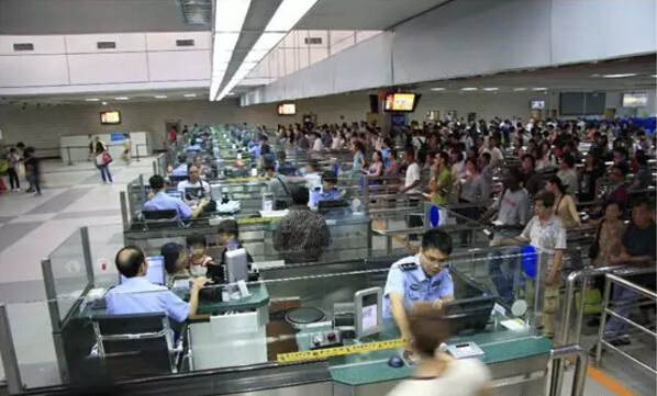 　　独在异乡为异客的朋友们，每当回国度假或者探亲的时候，是否都有这样的感触：  　　每逢佳节胖三斤，  　　仔细一瞧三公斤。  　　减肥拼命小半年，  　　未到功成又过年。  　　各位在外打拼的外籍华人们，每当申请签证回国的时候，你们是否觉得既费时又费钱?  　　不过，从2月1日起，这种不方便将被大大改善，准备好迎接“胖三斤”，哦不，是“三公斤”了吗?  　　    　　(图片来源于网络)  　　1月22日，公安部在北京召开新闻发布会，通报将于近期集中推出的八项出入境便利措施。这八项措施将于2月1日起施行，涉及就近办证、自助办证、免费照相、外籍华人办证、边检自助通关等多个方面，将进一步释放公安出入境改革红利，增强群众的获得感。  　　公安部出入境管理局局长曲云海说：“在全国范围对外籍华人实施长期签证、居留政策，让外籍华人‘回家’更方便。公安部决定进一步优化外籍华人入出境和停居留措施，将签证由之前最长1年多次有效，放宽至5年内多次有效;将居留许可期限由之前最长不超过3年，延长至5年。进一步增强外籍华人的归属感，使他们更踏实地在国内工作、学习、生活。”  　　八项出入境便利措施解读    　　    　　(图片来源于网络)  　　第一项：省内居民可在全省范围内办理出入境证件  　　申请人(登记备案的国家工作人员、现役军人除外)可在户籍所在地省(自治区、直辖市)内向任一县级以上公安出入境管理机构申请普通护照、往来港澳通行证及签注、往来台湾通行证及签注(申请赴港澳台个人旅游、定居、商务等活动的按专门规定办理)。  　　措施解读：  　　2012年1月1日以来，公安部在部分具备条件的省份推行了本省居民省内就近办理因私出入境证件措施(申请人须在申请地居住满一年以上)，方便了省内流动人口异地办理出入境证件。随着经济社会发展，人口流动更加频繁，上述限定居住时间的省内就近办证措施已不能很好地满足群众需求。针对这一情况，公安机关大力推进信息化建设，各省(自治区、直辖市)实现了省内有关信息互联互通，普遍具备了在省内实施无居住时间限制、就近办理出入境证件的条件。新措施实施后，各地申请人可在户籍所在省内任一县级以上公安出入境管理机构申请部分因私出入境证件，无需提供居住证明材料。此外，考虑到涉港澳台部分出入境证件的申请办理有专门规定，如赴港澳台定居须在户籍地申请，赴港澳台个人旅游签注的签发对象为开办城市的户籍居民及居住证持有人，赴港澳台商务活动须在企业登记备案地申请等，申请人应区别情形或事先咨询公安机关出入境管理机构，按规定的受理地点和相关条件递交申请。  　　    　　(图片来源于网络)  　　第二项：省内居民可在全省范围内自助办理往来港澳台旅游签注  　　申请人(登记备案的国家工作人员、现役军人除外)持本省(自治区、直辖市)公安出入境管理机构签发的电子往来港澳通行证、电子往来台湾通行证，可在省(自治区、直辖市)内任一往来港澳台签注自助设备办理往来港澳台旅游签注(开通个人旅游城市的非本市户籍居民申请个人旅游签注须持有居住证)。  　　措施解读：  　　通过自助设备办理往来港澳台旅游签注具有流程优、效率高的特点，申请人可以即来即办、立等可取。目前，全国957个县级以上公安出入境管理机构开展了自助办理服务，共投放自助设备7600余台，让群众享受到家门口办证和24小时办证的便利。但由于信息通联、设备容量等原因，大部分自助办理设备只能对本市户籍居民提供自助办理服务，不能充分满足省内流动人口就近自助办证需求。针对这一情况，公安机关加强信息共享，加大设备投入，扩大受惠人群，推动实现了本省居民可在全省范围内自助办理往来港澳台旅游签注，进一步便利省内流动人口就近自助办证。此外，考虑到赴港澳台个人旅游签注仅在部分城市开办，因此专门规定对开办个人旅游城市的非本市户籍居民，须在取得居住证的前提下方可自助办理个人旅游签注。  　　    　　(图片来源于网络)  　　第三项：符合条件的外省居民可就近办理出入境证件  　　本市户籍居民的外省(自治区、直辖市)户籍配偶、子女、父母(登记备案的国家工作人员、现役军人除外)，可在该户籍居民所在城市就近申请普通护照、往来港澳通行证及签注、往来台湾通行证及签注(申请赴港澳台个人旅游、定居、商务等活动的按专门规定办理)。上述申请人就近申请证件时，除提交常规申请材料外，还需交验本市户籍直系亲属身份证原件和相关亲属关系证明材料，即配偶关系交验结婚证、子女关系交验出生证明、父母关系提交其本市户籍子女出具的书面说明。  　　措施解读：  　　2013年7月1日以来，公安部在部分城市实施本市户籍居民的外省籍配偶和未满16周岁子女可就近申请部分因私出入境证件的便利措施。该措施实行以来，解决了部分有本市户籍直系亲属的申请人在本市办证的实际需求。随着经济社会发展和交通、住宿等条件的大幅改善，本市户籍居民的外省籍直系亲属特别是父母和成年子女，在本市生活或经常性往来较为普遍，跨省就近办证需求也越来越突出。为进一步便利流动人口就近办理出入境证件，公安部决定优化和推广上述措施，一是取消本市户籍居民的外省籍子女的年龄限制，二是将本市户籍居民的外省籍父母纳入受惠人群范围，三是将该措施推广至全国。新措施实施后，符合条件的申请人就近申请证件时，除提交常规申请材料外，仅需交验本市户籍直系亲属身份证原件和有关亲属关系证明(配偶关系交验结婚证、子女关系交验出生证明、父母关系提交其本市户籍子女出具的书面说明)，无需再提供居住证明材料。鉴于申请赴港澳台个人旅游、定居、商务等活动须按专门规定办理，具体情况请参考第一项便利措施解读。  　　    　　(图片来源于网络)  　　第四项：自助查询往来港澳台签注剩余次数  　　申请人持本省(自治区、直辖市)公安出入境管理机构签发的电子往来港澳通行证、电子往来台湾通行证，可在省(自治区、直辖市)内任一往来港澳台签注自助办理设备查询往来港澳台签注剩余次数。  　　措施解读：  　　目前，全国卡式电子往来港澳通行证和电子往来台湾通行证持有量达7867万张，因卡式证件不能直接标显签注使用情况、剩余次数等信息，使用中经常发生持证人到公安出入境受理窗口查询签注有效剩余次数，或因遗忘签注剩余有效次数出境受阻的情况。为解决上述问题，公安部部署升级往来港澳台签注自助办理设备系统，增加查询签注功能。申请人持本省签发的电子往来港澳通行证、电子往来台湾通行证，可在省内任一自助设备查询有效签注剩余次数信息。  　　    　　第五项：免费提供出入境证件照相服务  　　公安出入境受理窗口为申请人提供免费出入境证件照相服务(不含打印纸质相片)。暂不具备条件的窗口，应为未携带出入境证件相片或相片不符合《出入境证件相片照相指引》标准的申请人，提供免费出入境证件照相服务(不含打印纸质相片)。  　　措施解读：  　　为进一步提高公安出入境管理服务水平，节约申请人办理出入境证件成本，公安部要求全国公安出入境受理窗口为申请人提供免费出入境证件照相服务(不含打印纸质相片)。此项措施实施后，群众可根据自身需求选择公安出入境受理窗口免费照相服务或社会化照相服务。考虑到暂不具备条件的地方需进一步加强警力设备配置、接待场地规划等方面工作，在全面提供免费照相服务之前，要对未携带相片或相片不符合《出入境证件相片照相指引》标准的申请人提供免费照相服务(不含打印纸质相片)，让群众“少跑一趟”。  　　    　　(图片来源于网络)  　　第六项：为外籍华人提供签证、居留便利  　　对来华探望亲属、洽谈商务、开展科教文卫交流活动及处理私人事务的外籍华人，公安机关出入境管理机构可按规定签发5年以内多次入境有效签证;对在当地工作、学习、探亲以及从事私人事务需长期居留的外籍华人，可按规定签发有效期5年以内的居留许可。  　　措施解读：  　　近年来，公安部会同有关部门推出一系列便利外籍华人来华政策措施，鼓励和吸引更多外籍华人参与我国经济社会建设，为服务经济社会发展、聚集创新创业人才发挥了积极作用。为给在华工作、学习、生活的外籍华人提供更为便利、务实的出入境环境，公安部决定进一步优化外籍华人入出境和停居留措施，将签证由之前最长1年多次有效，放宽至5年内多次有效;将居留许可期限由之前最长不超过3年，增加至5年。  　　    　　(图片来源于网络)  　　第七项：大力推进自助通关服务  　　公安出入境边防检查机关将加强边检自助查验通道建设，2018年，开通边检自助查验通道的口岸数量要达到全国旅检口岸总数的50%，边检自助通关人数要达到出入境人员总数的50%。  　　措施解读：  　　边检自助通关具有高效(人均通关时间不足10秒)、便捷等优点，是方便出入境人员通关的重要举措。近年来，公安部不断扩大边检自助通关人员范围，扩建升级自助查验通道。2017年，使用边检自助查验通道通行的出入境人员达到2.58亿人次，占出入境人员总数的42.8%。为更好发挥自助查验通道的作用，便利出入境人员通关，公安机关将进一步加强边检自助查验通道建设，大力推动空港口岸出境自助通关，在2018年实现自助通关旅检口岸比例由目前的35.8%提高至50%，自助通关人数达到出入境人员总数的50%。  　　    　　(图片来源于网络)  　　第八项：为自助通关旅客提供出入境记录凭证自助打印服务  　　使用边防检查自助查验通道出入境的中外旅客，可以在自助查验通道后方的自助打印机上免费打印最近一次自该口岸出境或入境的记录凭证。该出入境记录凭证与边检机关加盖在出入境证件上的中国边检验讫章具有同等效力。  　　措施解读：  　　目前，旅客使用自助查验通道出入境时，其出入境证件上不再加盖中国边检验讫章，不标显出入境记录。有办理退税、报销及向使领馆核销签证等事务需求的自助通关旅客，需向边检机关申请补盖验讫章或到公安机关出入境管理机构、边检机关查询打印本人出入境记录作为证明。为满足旅客对出入境记录凭证的需求，公安部研发了出入境记录凭证自助打印系统软件和设备，旅客可在实行边检自助通关的口岸自助打印最近一次在该口岸出境或入境的记录凭证。  　　    　　(图片来源于网络)  　　2017年，我国出入境人员总数达到5.98亿人次，同比增长4.76%，其中内地居民出入境总数达到2.92亿人次，同比增长6. 73 %;内地居民办理因私出入境证件、签注1.33亿本次，同比增长5.5%。广大群众“走出去”的愿望日益强烈，对便利办证出行的多样化、个性化需求日趋迫切。如何让进出国门更高效，更便捷，一直备受关注。  　　可以说，这次的八项便利措施与前期相比，手续更加简洁，惠及人群也更加广泛。光是免费出入境证件照相服务和自主通关服务就给大家省了不少事呢!  　　但最贴心的，还是将外籍华人永居时间延长至5年这一措施了，不过小伙伴都在担心，时间延长了，那签证费是不是也会增加呢?  　　据了解，目前签证中心的费用标准还未更新。  　　等到2月1日以后，5年多次往返的签证费势必会涨价吧，但一旦签证下来，不用再去排队等签证，想念故乡的雪、想念家乡的小吃，想回国参加朋友的婚礼……都可以说走就走，还是大大的方便不少。这一次要为祖国打Call了。  　　文章来自：非洲华侨周报综合