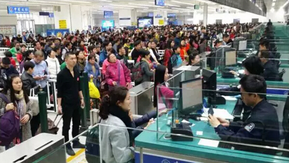 　　独在异乡为异客的朋友们，每当回国度假或者探亲的时候，是否都有这样的感触：  　　每逢佳节胖三斤，  　　仔细一瞧三公斤。  　　减肥拼命小半年，  　　未到功成又过年。  　　各位在外打拼的外籍华人们，每当申请签证回国的时候，你们是否觉得既费时又费钱?  　　不过，从2月1日起，这种不方便将被大大改善，准备好迎接“胖三斤”，哦不，是“三公斤”了吗?  　　    　　(图片来源于网络)  　　1月22日，公安部在北京召开新闻发布会，通报将于近期集中推出的八项出入境便利措施。这八项措施将于2月1日起施行，涉及就近办证、自助办证、免费照相、外籍华人办证、边检自助通关等多个方面，将进一步释放公安出入境改革红利，增强群众的获得感。  　　公安部出入境管理局局长曲云海说：“在全国范围对外籍华人实施长期签证、居留政策，让外籍华人‘回家’更方便。公安部决定进一步优化外籍华人入出境和停居留措施，将签证由之前最长1年多次有效，放宽至5年内多次有效;将居留许可期限由之前最长不超过3年，延长至5年。进一步增强外籍华人的归属感，使他们更踏实地在国内工作、学习、生活。”  　　八项出入境便利措施解读    　　    　　(图片来源于网络)  　　第一项：省内居民可在全省范围内办理出入境证件  　　申请人(登记备案的国家工作人员、现役军人除外)可在户籍所在地省(自治区、直辖市)内向任一县级以上公安出入境管理机构申请普通护照、往来港澳通行证及签注、往来台湾通行证及签注(申请赴港澳台个人旅游、定居、商务等活动的按专门规定办理)。  　　措施解读：  　　2012年1月1日以来，公安部在部分具备条件的省份推行了本省居民省内就近办理因私出入境证件措施(申请人须在申请地居住满一年以上)，方便了省内流动人口异地办理出入境证件。随着经济社会发展，人口流动更加频繁，上述限定居住时间的省内就近办证措施已不能很好地满足群众需求。针对这一情况，公安机关大力推进信息化建设，各省(自治区、直辖市)实现了省内有关信息互联互通，普遍具备了在省内实施无居住时间限制、就近办理出入境证件的条件。新措施实施后，各地申请人可在户籍所在省内任一县级以上公安出入境管理机构申请部分因私出入境证件，无需提供居住证明材料。此外，考虑到涉港澳台部分出入境证件的申请办理有专门规定，如赴港澳台定居须在户籍地申请，赴港澳台个人旅游签注的签发对象为开办城市的户籍居民及居住证持有人，赴港澳台商务活动须在企业登记备案地申请等，申请人应区别情形或事先咨询公安机关出入境管理机构，按规定的受理地点和相关条件递交申请。  　　    　　(图片来源于网络)  　　第二项：省内居民可在全省范围内自助办理往来港澳台旅游签注  　　申请人(登记备案的国家工作人员、现役军人除外)持本省(自治区、直辖市)公安出入境管理机构签发的电子往来港澳通行证、电子往来台湾通行证，可在省(自治区、直辖市)内任一往来港澳台签注自助设备办理往来港澳台旅游签注(开通个人旅游城市的非本市户籍居民申请个人旅游签注须持有居住证)。  　　措施解读：  　　通过自助设备办理往来港澳台旅游签注具有流程优、效率高的特点，申请人可以即来即办、立等可取。目前，全国957个县级以上公安出入境管理机构开展了自助办理服务，共投放自助设备7600余台，让群众享受到家门口办证和24小时办证的便利。但由于信息通联、设备容量等原因，大部分自助办理设备只能对本市户籍居民提供自助办理服务，不能充分满足省内流动人口就近自助办证需求。针对这一情况，公安机关加强信息共享，加大设备投入，扩大受惠人群，推动实现了本省居民可在全省范围内自助办理往来港澳台旅游签注，进一步便利省内流动人口就近自助办证。此外，考虑到赴港澳台个人旅游签注仅在部分城市开办，因此专门规定对开办个人旅游城市的非本市户籍居民，须在取得居住证的前提下方可自助办理个人旅游签注。  　　    　　(图片来源于网络)  　　第三项：符合条件的外省居民可就近办理出入境证件  　　本市户籍居民的外省(自治区、直辖市)户籍配偶、子女、父母(登记备案的国家工作人员、现役军人除外)，可在该户籍居民所在城市就近申请普通护照、往来港澳通行证及签注、往来台湾通行证及签注(申请赴港澳台个人旅游、定居、商务等活动的按专门规定办理)。上述申请人就近申请证件时，除提交常规申请材料外，还需交验本市户籍直系亲属身份证原件和相关亲属关系证明材料，即配偶关系交验结婚证、子女关系交验出生证明、父母关系提交其本市户籍子女出具的书面说明。  　　措施解读：  　　2013年7月1日以来，公安部在部分城市实施本市户籍居民的外省籍配偶和未满16周岁子女可就近申请部分因私出入境证件的便利措施。该措施实行以来，解决了部分有本市户籍直系亲属的申请人在本市办证的实际需求。随着经济社会发展和交通、住宿等条件的大幅改善，本市户籍居民的外省籍直系亲属特别是父母和成年子女，在本市生活或经常性往来较为普遍，跨省就近办证需求也越来越突出。为进一步便利流动人口就近办理出入境证件，公安部决定优化和推广上述措施，一是取消本市户籍居民的外省籍子女的年龄限制，二是将本市户籍居民的外省籍父母纳入受惠人群范围，三是将该措施推广至全国。新措施实施后，符合条件的申请人就近申请证件时，除提交常规申请材料外，仅需交验本市户籍直系亲属身份证原件和有关亲属关系证明(配偶关系交验结婚证、子女关系交验出生证明、父母关系提交其本市户籍子女出具的书面说明)，无需再提供居住证明材料。鉴于申请赴港澳台个人旅游、定居、商务等活动须按专门规定办理，具体情况请参考第一项便利措施解读。  　　    　　(图片来源于网络)  　　第四项：自助查询往来港澳台签注剩余次数  　　申请人持本省(自治区、直辖市)公安出入境管理机构签发的电子往来港澳通行证、电子往来台湾通行证，可在省(自治区、直辖市)内任一往来港澳台签注自助办理设备查询往来港澳台签注剩余次数。  　　措施解读：  　　目前，全国卡式电子往来港澳通行证和电子往来台湾通行证持有量达7867万张，因卡式证件不能直接标显签注使用情况、剩余次数等信息，使用中经常发生持证人到公安出入境受理窗口查询签注有效剩余次数，或因遗忘签注剩余有效次数出境受阻的情况。为解决上述问题，公安部部署升级往来港澳台签注自助办理设备系统，增加查询签注功能。申请人持本省签发的电子往来港澳通行证、电子往来台湾通行证，可在省内任一自助设备查询有效签注剩余次数信息。  　　    　　第五项：免费提供出入境证件照相服务  　　公安出入境受理窗口为申请人提供免费出入境证件照相服务(不含打印纸质相片)。暂不具备条件的窗口，应为未携带出入境证件相片或相片不符合《出入境证件相片照相指引》标准的申请人，提供免费出入境证件照相服务(不含打印纸质相片)。  　　措施解读：  　　为进一步提高公安出入境管理服务水平，节约申请人办理出入境证件成本，公安部要求全国公安出入境受理窗口为申请人提供免费出入境证件照相服务(不含打印纸质相片)。此项措施实施后，群众可根据自身需求选择公安出入境受理窗口免费照相服务或社会化照相服务。考虑到暂不具备条件的地方需进一步加强警力设备配置、接待场地规划等方面工作，在全面提供免费照相服务之前，要对未携带相片或相片不符合《出入境证件相片照相指引》标准的申请人提供免费照相服务(不含打印纸质相片)，让群众“少跑一趟”。  　　    　　(图片来源于网络)  　　第六项：为外籍华人提供签证、居留便利  　　对来华探望亲属、洽谈商务、开展科教文卫交流活动及处理私人事务的外籍华人，公安机关出入境管理机构可按规定签发5年以内多次入境有效签证;对在当地工作、学习、探亲以及从事私人事务需长期居留的外籍华人，可按规定签发有效期5年以内的居留许可。  　　措施解读：  　　近年来，公安部会同有关部门推出一系列便利外籍华人来华政策措施，鼓励和吸引更多外籍华人参与我国经济社会建设，为服务经济社会发展、聚集创新创业人才发挥了积极作用。为给在华工作、学习、生活的外籍华人提供更为便利、务实的出入境环境，公安部决定进一步优化外籍华人入出境和停居留措施，将签证由之前最长1年多次有效，放宽至5年内多次有效;将居留许可期限由之前最长不超过3年，增加至5年。  　　    　　(图片来源于网络)  　　第七项：大力推进自助通关服务  　　公安出入境边防检查机关将加强边检自助查验通道建设，2018年，开通边检自助查验通道的口岸数量要达到全国旅检口岸总数的50%，边检自助通关人数要达到出入境人员总数的50%。  　　措施解读：  　　边检自助通关具有高效(人均通关时间不足10秒)、便捷等优点，是方便出入境人员通关的重要举措。近年来，公安部不断扩大边检自助通关人员范围，扩建升级自助查验通道。2017年，使用边检自助查验通道通行的出入境人员达到2.58亿人次，占出入境人员总数的42.8%。为更好发挥自助查验通道的作用，便利出入境人员通关，公安机关将进一步加强边检自助查验通道建设，大力推动空港口岸出境自助通关，在2018年实现自助通关旅检口岸比例由目前的35.8%提高至50%，自助通关人数达到出入境人员总数的50%。  　　    　　(图片来源于网络)  　　第八项：为自助通关旅客提供出入境记录凭证自助打印服务  　　使用边防检查自助查验通道出入境的中外旅客，可以在自助查验通道后方的自助打印机上免费打印最近一次自该口岸出境或入境的记录凭证。该出入境记录凭证与边检机关加盖在出入境证件上的中国边检验讫章具有同等效力。  　　措施解读：  　　目前，旅客使用自助查验通道出入境时，其出入境证件上不再加盖中国边检验讫章，不标显出入境记录。有办理退税、报销及向使领馆核销签证等事务需求的自助通关旅客，需向边检机关申请补盖验讫章或到公安机关出入境管理机构、边检机关查询打印本人出入境记录作为证明。为满足旅客对出入境记录凭证的需求，公安部研发了出入境记录凭证自助打印系统软件和设备，旅客可在实行边检自助通关的口岸自助打印最近一次在该口岸出境或入境的记录凭证。  　　    　　(图片来源于网络)  　　2017年，我国出入境人员总数达到5.98亿人次，同比增长4.76%，其中内地居民出入境总数达到2.92亿人次，同比增长6. 73 %;内地居民办理因私出入境证件、签注1.33亿本次，同比增长5.5%。广大群众“走出去”的愿望日益强烈，对便利办证出行的多样化、个性化需求日趋迫切。如何让进出国门更高效，更便捷，一直备受关注。  　　可以说，这次的八项便利措施与前期相比，手续更加简洁，惠及人群也更加广泛。光是免费出入境证件照相服务和自主通关服务就给大家省了不少事呢!  　　但最贴心的，还是将外籍华人永居时间延长至5年这一措施了，不过小伙伴都在担心，时间延长了，那签证费是不是也会增加呢?  　　据了解，目前签证中心的费用标准还未更新。  　　等到2月1日以后，5年多次往返的签证费势必会涨价吧，但一旦签证下来，不用再去排队等签证，想念故乡的雪、想念家乡的小吃，想回国参加朋友的婚礼……都可以说走就走，还是大大的方便不少。这一次要为祖国打Call了。  　　文章来自：非洲华侨周报综合