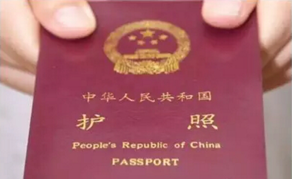 　　独在异乡为异客的朋友们，每当回国度假或者探亲的时候，是否都有这样的感触：  　　每逢佳节胖三斤，  　　仔细一瞧三公斤。  　　减肥拼命小半年，  　　未到功成又过年。  　　各位在外打拼的外籍华人们，每当申请签证回国的时候，你们是否觉得既费时又费钱?  　　不过，从2月1日起，这种不方便将被大大改善，准备好迎接“胖三斤”，哦不，是“三公斤”了吗?  　　    　　(图片来源于网络)  　　1月22日，公安部在北京召开新闻发布会，通报将于近期集中推出的八项出入境便利措施。这八项措施将于2月1日起施行，涉及就近办证、自助办证、免费照相、外籍华人办证、边检自助通关等多个方面，将进一步释放公安出入境改革红利，增强群众的获得感。  　　公安部出入境管理局局长曲云海说：“在全国范围对外籍华人实施长期签证、居留政策，让外籍华人‘回家’更方便。公安部决定进一步优化外籍华人入出境和停居留措施，将签证由之前最长1年多次有效，放宽至5年内多次有效;将居留许可期限由之前最长不超过3年，延长至5年。进一步增强外籍华人的归属感，使他们更踏实地在国内工作、学习、生活。”  　　八项出入境便利措施解读    　　    　　(图片来源于网络)  　　第一项：省内居民可在全省范围内办理出入境证件  　　申请人(登记备案的国家工作人员、现役军人除外)可在户籍所在地省(自治区、直辖市)内向任一县级以上公安出入境管理机构申请普通护照、往来港澳通行证及签注、往来台湾通行证及签注(申请赴港澳台个人旅游、定居、商务等活动的按专门规定办理)。  　　措施解读：  　　2012年1月1日以来，公安部在部分具备条件的省份推行了本省居民省内就近办理因私出入境证件措施(申请人须在申请地居住满一年以上)，方便了省内流动人口异地办理出入境证件。随着经济社会发展，人口流动更加频繁，上述限定居住时间的省内就近办证措施已不能很好地满足群众需求。针对这一情况，公安机关大力推进信息化建设，各省(自治区、直辖市)实现了省内有关信息互联互通，普遍具备了在省内实施无居住时间限制、就近办理出入境证件的条件。新措施实施后，各地申请人可在户籍所在省内任一县级以上公安出入境管理机构申请部分因私出入境证件，无需提供居住证明材料。此外，考虑到涉港澳台部分出入境证件的申请办理有专门规定，如赴港澳台定居须在户籍地申请，赴港澳台个人旅游签注的签发对象为开办城市的户籍居民及居住证持有人，赴港澳台商务活动须在企业登记备案地申请等，申请人应区别情形或事先咨询公安机关出入境管理机构，按规定的受理地点和相关条件递交申请。  　　    　　(图片来源于网络)  　　第二项：省内居民可在全省范围内自助办理往来港澳台旅游签注  　　申请人(登记备案的国家工作人员、现役军人除外)持本省(自治区、直辖市)公安出入境管理机构签发的电子往来港澳通行证、电子往来台湾通行证，可在省(自治区、直辖市)内任一往来港澳台签注自助设备办理往来港澳台旅游签注(开通个人旅游城市的非本市户籍居民申请个人旅游签注须持有居住证)。  　　措施解读：  　　通过自助设备办理往来港澳台旅游签注具有流程优、效率高的特点，申请人可以即来即办、立等可取。目前，全国957个县级以上公安出入境管理机构开展了自助办理服务，共投放自助设备7600余台，让群众享受到家门口办证和24小时办证的便利。但由于信息通联、设备容量等原因，大部分自助办理设备只能对本市户籍居民提供自助办理服务，不能充分满足省内流动人口就近自助办证需求。针对这一情况，公安机关加强信息共享，加大设备投入，扩大受惠人群，推动实现了本省居民可在全省范围内自助办理往来港澳台旅游签注，进一步便利省内流动人口就近自助办证。此外，考虑到赴港澳台个人旅游签注仅在部分城市开办，因此专门规定对开办个人旅游城市的非本市户籍居民，须在取得居住证的前提下方可自助办理个人旅游签注。  　　    　　(图片来源于网络)  　　第三项：符合条件的外省居民可就近办理出入境证件  　　本市户籍居民的外省(自治区、直辖市)户籍配偶、子女、父母(登记备案的国家工作人员、现役军人除外)，可在该户籍居民所在城市就近申请普通护照、往来港澳通行证及签注、往来台湾通行证及签注(申请赴港澳台个人旅游、定居、商务等活动的按专门规定办理)。上述申请人就近申请证件时，除提交常规申请材料外，还需交验本市户籍直系亲属身份证原件和相关亲属关系证明材料，即配偶关系交验结婚证、子女关系交验出生证明、父母关系提交其本市户籍子女出具的书面说明。  　　措施解读：  　　2013年7月1日以来，公安部在部分城市实施本市户籍居民的外省籍配偶和未满16周岁子女可就近申请部分因私出入境证件的便利措施。该措施实行以来，解决了部分有本市户籍直系亲属的申请人在本市办证的实际需求。随着经济社会发展和交通、住宿等条件的大幅改善，本市户籍居民的外省籍直系亲属特别是父母和成年子女，在本市生活或经常性往来较为普遍，跨省就近办证需求也越来越突出。为进一步便利流动人口就近办理出入境证件，公安部决定优化和推广上述措施，一是取消本市户籍居民的外省籍子女的年龄限制，二是将本市户籍居民的外省籍父母纳入受惠人群范围，三是将该措施推广至全国。新措施实施后，符合条件的申请人就近申请证件时，除提交常规申请材料外，仅需交验本市户籍直系亲属身份证原件和有关亲属关系证明(配偶关系交验结婚证、子女关系交验出生证明、父母关系提交其本市户籍子女出具的书面说明)，无需再提供居住证明材料。鉴于申请赴港澳台个人旅游、定居、商务等活动须按专门规定办理，具体情况请参考第一项便利措施解读。  　　    　　(图片来源于网络)  　　第四项：自助查询往来港澳台签注剩余次数  　　申请人持本省(自治区、直辖市)公安出入境管理机构签发的电子往来港澳通行证、电子往来台湾通行证，可在省(自治区、直辖市)内任一往来港澳台签注自助办理设备查询往来港澳台签注剩余次数。  　　措施解读：  　　目前，全国卡式电子往来港澳通行证和电子往来台湾通行证持有量达7867万张，因卡式证件不能直接标显签注使用情况、剩余次数等信息，使用中经常发生持证人到公安出入境受理窗口查询签注有效剩余次数，或因遗忘签注剩余有效次数出境受阻的情况。为解决上述问题，公安部部署升级往来港澳台签注自助办理设备系统，增加查询签注功能。申请人持本省签发的电子往来港澳通行证、电子往来台湾通行证，可在省内任一自助设备查询有效签注剩余次数信息。  　　    　　第五项：免费提供出入境证件照相服务  　　公安出入境受理窗口为申请人提供免费出入境证件照相服务(不含打印纸质相片)。暂不具备条件的窗口，应为未携带出入境证件相片或相片不符合《出入境证件相片照相指引》标准的申请人，提供免费出入境证件照相服务(不含打印纸质相片)。  　　措施解读：  　　为进一步提高公安出入境管理服务水平，节约申请人办理出入境证件成本，公安部要求全国公安出入境受理窗口为申请人提供免费出入境证件照相服务(不含打印纸质相片)。此项措施实施后，群众可根据自身需求选择公安出入境受理窗口免费照相服务或社会化照相服务。考虑到暂不具备条件的地方需进一步加强警力设备配置、接待场地规划等方面工作，在全面提供免费照相服务之前，要对未携带相片或相片不符合《出入境证件相片照相指引》标准的申请人提供免费照相服务(不含打印纸质相片)，让群众“少跑一趟”。  　　    　　(图片来源于网络)  　　第六项：为外籍华人提供签证、居留便利  　　对来华探望亲属、洽谈商务、开展科教文卫交流活动及处理私人事务的外籍华人，公安机关出入境管理机构可按规定签发5年以内多次入境有效签证;对在当地工作、学习、探亲以及从事私人事务需长期居留的外籍华人，可按规定签发有效期5年以内的居留许可。  　　措施解读：  　　近年来，公安部会同有关部门推出一系列便利外籍华人来华政策措施，鼓励和吸引更多外籍华人参与我国经济社会建设，为服务经济社会发展、聚集创新创业人才发挥了积极作用。为给在华工作、学习、生活的外籍华人提供更为便利、务实的出入境环境，公安部决定进一步优化外籍华人入出境和停居留措施，将签证由之前最长1年多次有效，放宽至5年内多次有效;将居留许可期限由之前最长不超过3年，增加至5年。  　　    　　(图片来源于网络)  　　第七项：大力推进自助通关服务  　　公安出入境边防检查机关将加强边检自助查验通道建设，2018年，开通边检自助查验通道的口岸数量要达到全国旅检口岸总数的50%，边检自助通关人数要达到出入境人员总数的50%。  　　措施解读：  　　边检自助通关具有高效(人均通关时间不足10秒)、便捷等优点，是方便出入境人员通关的重要举措。近年来，公安部不断扩大边检自助通关人员范围，扩建升级自助查验通道。2017年，使用边检自助查验通道通行的出入境人员达到2.58亿人次，占出入境人员总数的42.8%。为更好发挥自助查验通道的作用，便利出入境人员通关，公安机关将进一步加强边检自助查验通道建设，大力推动空港口岸出境自助通关，在2018年实现自助通关旅检口岸比例由目前的35.8%提高至50%，自助通关人数达到出入境人员总数的50%。  　　    　　(图片来源于网络)  　　第八项：为自助通关旅客提供出入境记录凭证自助打印服务  　　使用边防检查自助查验通道出入境的中外旅客，可以在自助查验通道后方的自助打印机上免费打印最近一次自该口岸出境或入境的记录凭证。该出入境记录凭证与边检机关加盖在出入境证件上的中国边检验讫章具有同等效力。  　　措施解读：  　　目前，旅客使用自助查验通道出入境时，其出入境证件上不再加盖中国边检验讫章，不标显出入境记录。有办理退税、报销及向使领馆核销签证等事务需求的自助通关旅客，需向边检机关申请补盖验讫章或到公安机关出入境管理机构、边检机关查询打印本人出入境记录作为证明。为满足旅客对出入境记录凭证的需求，公安部研发了出入境记录凭证自助打印系统软件和设备，旅客可在实行边检自助通关的口岸自助打印最近一次在该口岸出境或入境的记录凭证。  　　    　　(图片来源于网络)  　　2017年，我国出入境人员总数达到5.98亿人次，同比增长4.76%，其中内地居民出入境总数达到2.92亿人次，同比增长6. 73 %;内地居民办理因私出入境证件、签注1.33亿本次，同比增长5.5%。广大群众“走出去”的愿望日益强烈，对便利办证出行的多样化、个性化需求日趋迫切。如何让进出国门更高效，更便捷，一直备受关注。  　　可以说，这次的八项便利措施与前期相比，手续更加简洁，惠及人群也更加广泛。光是免费出入境证件照相服务和自主通关服务就给大家省了不少事呢!  　　但最贴心的，还是将外籍华人永居时间延长至5年这一措施了，不过小伙伴都在担心，时间延长了，那签证费是不是也会增加呢?  　　据了解，目前签证中心的费用标准还未更新。  　　等到2月1日以后，5年多次往返的签证费势必会涨价吧，但一旦签证下来，不用再去排队等签证，想念故乡的雪、想念家乡的小吃，想回国参加朋友的婚礼……都可以说走就走，还是大大的方便不少。这一次要为祖国打Call了。  　　文章来自：非洲华侨周报综合