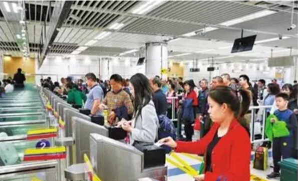 　　独在异乡为异客的朋友们，每当回国度假或者探亲的时候，是否都有这样的感触：  　　每逢佳节胖三斤，  　　仔细一瞧三公斤。  　　减肥拼命小半年，  　　未到功成又过年。  　　各位在外打拼的外籍华人们，每当申请签证回国的时候，你们是否觉得既费时又费钱?  　　不过，从2月1日起，这种不方便将被大大改善，准备好迎接“胖三斤”，哦不，是“三公斤”了吗?  　　    　　(图片来源于网络)  　　1月22日，公安部在北京召开新闻发布会，通报将于近期集中推出的八项出入境便利措施。这八项措施将于2月1日起施行，涉及就近办证、自助办证、免费照相、外籍华人办证、边检自助通关等多个方面，将进一步释放公安出入境改革红利，增强群众的获得感。  　　公安部出入境管理局局长曲云海说：“在全国范围对外籍华人实施长期签证、居留政策，让外籍华人‘回家’更方便。公安部决定进一步优化外籍华人入出境和停居留措施，将签证由之前最长1年多次有效，放宽至5年内多次有效;将居留许可期限由之前最长不超过3年，延长至5年。进一步增强外籍华人的归属感，使他们更踏实地在国内工作、学习、生活。”  　　八项出入境便利措施解读    　　    　　(图片来源于网络)  　　第一项：省内居民可在全省范围内办理出入境证件  　　申请人(登记备案的国家工作人员、现役军人除外)可在户籍所在地省(自治区、直辖市)内向任一县级以上公安出入境管理机构申请普通护照、往来港澳通行证及签注、往来台湾通行证及签注(申请赴港澳台个人旅游、定居、商务等活动的按专门规定办理)。  　　措施解读：  　　2012年1月1日以来，公安部在部分具备条件的省份推行了本省居民省内就近办理因私出入境证件措施(申请人须在申请地居住满一年以上)，方便了省内流动人口异地办理出入境证件。随着经济社会发展，人口流动更加频繁，上述限定居住时间的省内就近办证措施已不能很好地满足群众需求。针对这一情况，公安机关大力推进信息化建设，各省(自治区、直辖市)实现了省内有关信息互联互通，普遍具备了在省内实施无居住时间限制、就近办理出入境证件的条件。新措施实施后，各地申请人可在户籍所在省内任一县级以上公安出入境管理机构申请部分因私出入境证件，无需提供居住证明材料。此外，考虑到涉港澳台部分出入境证件的申请办理有专门规定，如赴港澳台定居须在户籍地申请，赴港澳台个人旅游签注的签发对象为开办城市的户籍居民及居住证持有人，赴港澳台商务活动须在企业登记备案地申请等，申请人应区别情形或事先咨询公安机关出入境管理机构，按规定的受理地点和相关条件递交申请。  　　    　　(图片来源于网络)  　　第二项：省内居民可在全省范围内自助办理往来港澳台旅游签注  　　申请人(登记备案的国家工作人员、现役军人除外)持本省(自治区、直辖市)公安出入境管理机构签发的电子往来港澳通行证、电子往来台湾通行证，可在省(自治区、直辖市)内任一往来港澳台签注自助设备办理往来港澳台旅游签注(开通个人旅游城市的非本市户籍居民申请个人旅游签注须持有居住证)。  　　措施解读：  　　通过自助设备办理往来港澳台旅游签注具有流程优、效率高的特点，申请人可以即来即办、立等可取。目前，全国957个县级以上公安出入境管理机构开展了自助办理服务，共投放自助设备7600余台，让群众享受到家门口办证和24小时办证的便利。但由于信息通联、设备容量等原因，大部分自助办理设备只能对本市户籍居民提供自助办理服务，不能充分满足省内流动人口就近自助办证需求。针对这一情况，公安机关加强信息共享，加大设备投入，扩大受惠人群，推动实现了本省居民可在全省范围内自助办理往来港澳台旅游签注，进一步便利省内流动人口就近自助办证。此外，考虑到赴港澳台个人旅游签注仅在部分城市开办，因此专门规定对开办个人旅游城市的非本市户籍居民，须在取得居住证的前提下方可自助办理个人旅游签注。  　　    　　(图片来源于网络)  　　第三项：符合条件的外省居民可就近办理出入境证件  　　本市户籍居民的外省(自治区、直辖市)户籍配偶、子女、父母(登记备案的国家工作人员、现役军人除外)，可在该户籍居民所在城市就近申请普通护照、往来港澳通行证及签注、往来台湾通行证及签注(申请赴港澳台个人旅游、定居、商务等活动的按专门规定办理)。上述申请人就近申请证件时，除提交常规申请材料外，还需交验本市户籍直系亲属身份证原件和相关亲属关系证明材料，即配偶关系交验结婚证、子女关系交验出生证明、父母关系提交其本市户籍子女出具的书面说明。  　　措施解读：  　　2013年7月1日以来，公安部在部分城市实施本市户籍居民的外省籍配偶和未满16周岁子女可就近申请部分因私出入境证件的便利措施。该措施实行以来，解决了部分有本市户籍直系亲属的申请人在本市办证的实际需求。随着经济社会发展和交通、住宿等条件的大幅改善，本市户籍居民的外省籍直系亲属特别是父母和成年子女，在本市生活或经常性往来较为普遍，跨省就近办证需求也越来越突出。为进一步便利流动人口就近办理出入境证件，公安部决定优化和推广上述措施，一是取消本市户籍居民的外省籍子女的年龄限制，二是将本市户籍居民的外省籍父母纳入受惠人群范围，三是将该措施推广至全国。新措施实施后，符合条件的申请人就近申请证件时，除提交常规申请材料外，仅需交验本市户籍直系亲属身份证原件和有关亲属关系证明(配偶关系交验结婚证、子女关系交验出生证明、父母关系提交其本市户籍子女出具的书面说明)，无需再提供居住证明材料。鉴于申请赴港澳台个人旅游、定居、商务等活动须按专门规定办理，具体情况请参考第一项便利措施解读。  　　    　　(图片来源于网络)  　　第四项：自助查询往来港澳台签注剩余次数  　　申请人持本省(自治区、直辖市)公安出入境管理机构签发的电子往来港澳通行证、电子往来台湾通行证，可在省(自治区、直辖市)内任一往来港澳台签注自助办理设备查询往来港澳台签注剩余次数。  　　措施解读：  　　目前，全国卡式电子往来港澳通行证和电子往来台湾通行证持有量达7867万张，因卡式证件不能直接标显签注使用情况、剩余次数等信息，使用中经常发生持证人到公安出入境受理窗口查询签注有效剩余次数，或因遗忘签注剩余有效次数出境受阻的情况。为解决上述问题，公安部部署升级往来港澳台签注自助办理设备系统，增加查询签注功能。申请人持本省签发的电子往来港澳通行证、电子往来台湾通行证，可在省内任一自助设备查询有效签注剩余次数信息。  　　    　　第五项：免费提供出入境证件照相服务  　　公安出入境受理窗口为申请人提供免费出入境证件照相服务(不含打印纸质相片)。暂不具备条件的窗口，应为未携带出入境证件相片或相片不符合《出入境证件相片照相指引》标准的申请人，提供免费出入境证件照相服务(不含打印纸质相片)。  　　措施解读：  　　为进一步提高公安出入境管理服务水平，节约申请人办理出入境证件成本，公安部要求全国公安出入境受理窗口为申请人提供免费出入境证件照相服务(不含打印纸质相片)。此项措施实施后，群众可根据自身需求选择公安出入境受理窗口免费照相服务或社会化照相服务。考虑到暂不具备条件的地方需进一步加强警力设备配置、接待场地规划等方面工作，在全面提供免费照相服务之前，要对未携带相片或相片不符合《出入境证件相片照相指引》标准的申请人提供免费照相服务(不含打印纸质相片)，让群众“少跑一趟”。  　　    　　(图片来源于网络)  　　第六项：为外籍华人提供签证、居留便利  　　对来华探望亲属、洽谈商务、开展科教文卫交流活动及处理私人事务的外籍华人，公安机关出入境管理机构可按规定签发5年以内多次入境有效签证;对在当地工作、学习、探亲以及从事私人事务需长期居留的外籍华人，可按规定签发有效期5年以内的居留许可。  　　措施解读：  　　近年来，公安部会同有关部门推出一系列便利外籍华人来华政策措施，鼓励和吸引更多外籍华人参与我国经济社会建设，为服务经济社会发展、聚集创新创业人才发挥了积极作用。为给在华工作、学习、生活的外籍华人提供更为便利、务实的出入境环境，公安部决定进一步优化外籍华人入出境和停居留措施，将签证由之前最长1年多次有效，放宽至5年内多次有效;将居留许可期限由之前最长不超过3年，增加至5年。  　　    　　(图片来源于网络)  　　第七项：大力推进自助通关服务  　　公安出入境边防检查机关将加强边检自助查验通道建设，2018年，开通边检自助查验通道的口岸数量要达到全国旅检口岸总数的50%，边检自助通关人数要达到出入境人员总数的50%。  　　措施解读：  　　边检自助通关具有高效(人均通关时间不足10秒)、便捷等优点，是方便出入境人员通关的重要举措。近年来，公安部不断扩大边检自助通关人员范围，扩建升级自助查验通道。2017年，使用边检自助查验通道通行的出入境人员达到2.58亿人次，占出入境人员总数的42.8%。为更好发挥自助查验通道的作用，便利出入境人员通关，公安机关将进一步加强边检自助查验通道建设，大力推动空港口岸出境自助通关，在2018年实现自助通关旅检口岸比例由目前的35.8%提高至50%，自助通关人数达到出入境人员总数的50%。  　　    　　(图片来源于网络)  　　第八项：为自助通关旅客提供出入境记录凭证自助打印服务  　　使用边防检查自助查验通道出入境的中外旅客，可以在自助查验通道后方的自助打印机上免费打印最近一次自该口岸出境或入境的记录凭证。该出入境记录凭证与边检机关加盖在出入境证件上的中国边检验讫章具有同等效力。  　　措施解读：  　　目前，旅客使用自助查验通道出入境时，其出入境证件上不再加盖中国边检验讫章，不标显出入境记录。有办理退税、报销及向使领馆核销签证等事务需求的自助通关旅客，需向边检机关申请补盖验讫章或到公安机关出入境管理机构、边检机关查询打印本人出入境记录作为证明。为满足旅客对出入境记录凭证的需求，公安部研发了出入境记录凭证自助打印系统软件和设备，旅客可在实行边检自助通关的口岸自助打印最近一次在该口岸出境或入境的记录凭证。  　　    　　(图片来源于网络)  　　2017年，我国出入境人员总数达到5.98亿人次，同比增长4.76%，其中内地居民出入境总数达到2.92亿人次，同比增长6. 73 %;内地居民办理因私出入境证件、签注1.33亿本次，同比增长5.5%。广大群众“走出去”的愿望日益强烈，对便利办证出行的多样化、个性化需求日趋迫切。如何让进出国门更高效，更便捷，一直备受关注。  　　可以说，这次的八项便利措施与前期相比，手续更加简洁，惠及人群也更加广泛。光是免费出入境证件照相服务和自主通关服务就给大家省了不少事呢!  　　但最贴心的，还是将外籍华人永居时间延长至5年这一措施了，不过小伙伴都在担心，时间延长了，那签证费是不是也会增加呢?  　　据了解，目前签证中心的费用标准还未更新。  　　等到2月1日以后，5年多次往返的签证费势必会涨价吧，但一旦签证下来，不用再去排队等签证，想念故乡的雪、想念家乡的小吃，想回国参加朋友的婚礼……都可以说走就走，还是大大的方便不少。这一次要为祖国打Call了。  　　文章来自：非洲华侨周报综合