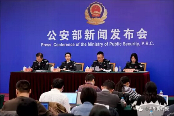 　　独在异乡为异客的朋友们，每当回国度假或者探亲的时候，是否都有这样的感触：  　　每逢佳节胖三斤，  　　仔细一瞧三公斤。  　　减肥拼命小半年，  　　未到功成又过年。  　　各位在外打拼的外籍华人们，每当申请签证回国的时候，你们是否觉得既费时又费钱?  　　不过，从2月1日起，这种不方便将被大大改善，准备好迎接“胖三斤”，哦不，是“三公斤”了吗?  　　    　　(图片来源于网络)  　　1月22日，公安部在北京召开新闻发布会，通报将于近期集中推出的八项出入境便利措施。这八项措施将于2月1日起施行，涉及就近办证、自助办证、免费照相、外籍华人办证、边检自助通关等多个方面，将进一步释放公安出入境改革红利，增强群众的获得感。  　　公安部出入境管理局局长曲云海说：“在全国范围对外籍华人实施长期签证、居留政策，让外籍华人‘回家’更方便。公安部决定进一步优化外籍华人入出境和停居留措施，将签证由之前最长1年多次有效，放宽至5年内多次有效;将居留许可期限由之前最长不超过3年，延长至5年。进一步增强外籍华人的归属感，使他们更踏实地在国内工作、学习、生活。”  　　八项出入境便利措施解读    　　    　　(图片来源于网络)  　　第一项：省内居民可在全省范围内办理出入境证件  　　申请人(登记备案的国家工作人员、现役军人除外)可在户籍所在地省(自治区、直辖市)内向任一县级以上公安出入境管理机构申请普通护照、往来港澳通行证及签注、往来台湾通行证及签注(申请赴港澳台个人旅游、定居、商务等活动的按专门规定办理)。  　　措施解读：  　　2012年1月1日以来，公安部在部分具备条件的省份推行了本省居民省内就近办理因私出入境证件措施(申请人须在申请地居住满一年以上)，方便了省内流动人口异地办理出入境证件。随着经济社会发展，人口流动更加频繁，上述限定居住时间的省内就近办证措施已不能很好地满足群众需求。针对这一情况，公安机关大力推进信息化建设，各省(自治区、直辖市)实现了省内有关信息互联互通，普遍具备了在省内实施无居住时间限制、就近办理出入境证件的条件。新措施实施后，各地申请人可在户籍所在省内任一县级以上公安出入境管理机构申请部分因私出入境证件，无需提供居住证明材料。此外，考虑到涉港澳台部分出入境证件的申请办理有专门规定，如赴港澳台定居须在户籍地申请，赴港澳台个人旅游签注的签发对象为开办城市的户籍居民及居住证持有人，赴港澳台商务活动须在企业登记备案地申请等，申请人应区别情形或事先咨询公安机关出入境管理机构，按规定的受理地点和相关条件递交申请。  　　    　　(图片来源于网络)  　　第二项：省内居民可在全省范围内自助办理往来港澳台旅游签注  　　申请人(登记备案的国家工作人员、现役军人除外)持本省(自治区、直辖市)公安出入境管理机构签发的电子往来港澳通行证、电子往来台湾通行证，可在省(自治区、直辖市)内任一往来港澳台签注自助设备办理往来港澳台旅游签注(开通个人旅游城市的非本市户籍居民申请个人旅游签注须持有居住证)。  　　措施解读：  　　通过自助设备办理往来港澳台旅游签注具有流程优、效率高的特点，申请人可以即来即办、立等可取。目前，全国957个县级以上公安出入境管理机构开展了自助办理服务，共投放自助设备7600余台，让群众享受到家门口办证和24小时办证的便利。但由于信息通联、设备容量等原因，大部分自助办理设备只能对本市户籍居民提供自助办理服务，不能充分满足省内流动人口就近自助办证需求。针对这一情况，公安机关加强信息共享，加大设备投入，扩大受惠人群，推动实现了本省居民可在全省范围内自助办理往来港澳台旅游签注，进一步便利省内流动人口就近自助办证。此外，考虑到赴港澳台个人旅游签注仅在部分城市开办，因此专门规定对开办个人旅游城市的非本市户籍居民，须在取得居住证的前提下方可自助办理个人旅游签注。  　　    　　(图片来源于网络)  　　第三项：符合条件的外省居民可就近办理出入境证件  　　本市户籍居民的外省(自治区、直辖市)户籍配偶、子女、父母(登记备案的国家工作人员、现役军人除外)，可在该户籍居民所在城市就近申请普通护照、往来港澳通行证及签注、往来台湾通行证及签注(申请赴港澳台个人旅游、定居、商务等活动的按专门规定办理)。上述申请人就近申请证件时，除提交常规申请材料外，还需交验本市户籍直系亲属身份证原件和相关亲属关系证明材料，即配偶关系交验结婚证、子女关系交验出生证明、父母关系提交其本市户籍子女出具的书面说明。  　　措施解读：  　　2013年7月1日以来，公安部在部分城市实施本市户籍居民的外省籍配偶和未满16周岁子女可就近申请部分因私出入境证件的便利措施。该措施实行以来，解决了部分有本市户籍直系亲属的申请人在本市办证的实际需求。随着经济社会发展和交通、住宿等条件的大幅改善，本市户籍居民的外省籍直系亲属特别是父母和成年子女，在本市生活或经常性往来较为普遍，跨省就近办证需求也越来越突出。为进一步便利流动人口就近办理出入境证件，公安部决定优化和推广上述措施，一是取消本市户籍居民的外省籍子女的年龄限制，二是将本市户籍居民的外省籍父母纳入受惠人群范围，三是将该措施推广至全国。新措施实施后，符合条件的申请人就近申请证件时，除提交常规申请材料外，仅需交验本市户籍直系亲属身份证原件和有关亲属关系证明(配偶关系交验结婚证、子女关系交验出生证明、父母关系提交其本市户籍子女出具的书面说明)，无需再提供居住证明材料。鉴于申请赴港澳台个人旅游、定居、商务等活动须按专门规定办理，具体情况请参考第一项便利措施解读。  　　    　　(图片来源于网络)  　　第四项：自助查询往来港澳台签注剩余次数  　　申请人持本省(自治区、直辖市)公安出入境管理机构签发的电子往来港澳通行证、电子往来台湾通行证，可在省(自治区、直辖市)内任一往来港澳台签注自助办理设备查询往来港澳台签注剩余次数。  　　措施解读：  　　目前，全国卡式电子往来港澳通行证和电子往来台湾通行证持有量达7867万张，因卡式证件不能直接标显签注使用情况、剩余次数等信息，使用中经常发生持证人到公安出入境受理窗口查询签注有效剩余次数，或因遗忘签注剩余有效次数出境受阻的情况。为解决上述问题，公安部部署升级往来港澳台签注自助办理设备系统，增加查询签注功能。申请人持本省签发的电子往来港澳通行证、电子往来台湾通行证，可在省内任一自助设备查询有效签注剩余次数信息。  　　    　　第五项：免费提供出入境证件照相服务  　　公安出入境受理窗口为申请人提供免费出入境证件照相服务(不含打印纸质相片)。暂不具备条件的窗口，应为未携带出入境证件相片或相片不符合《出入境证件相片照相指引》标准的申请人，提供免费出入境证件照相服务(不含打印纸质相片)。  　　措施解读：  　　为进一步提高公安出入境管理服务水平，节约申请人办理出入境证件成本，公安部要求全国公安出入境受理窗口为申请人提供免费出入境证件照相服务(不含打印纸质相片)。此项措施实施后，群众可根据自身需求选择公安出入境受理窗口免费照相服务或社会化照相服务。考虑到暂不具备条件的地方需进一步加强警力设备配置、接待场地规划等方面工作，在全面提供免费照相服务之前，要对未携带相片或相片不符合《出入境证件相片照相指引》标准的申请人提供免费照相服务(不含打印纸质相片)，让群众“少跑一趟”。  　　    　　(图片来源于网络)  　　第六项：为外籍华人提供签证、居留便利  　　对来华探望亲属、洽谈商务、开展科教文卫交流活动及处理私人事务的外籍华人，公安机关出入境管理机构可按规定签发5年以内多次入境有效签证;对在当地工作、学习、探亲以及从事私人事务需长期居留的外籍华人，可按规定签发有效期5年以内的居留许可。  　　措施解读：  　　近年来，公安部会同有关部门推出一系列便利外籍华人来华政策措施，鼓励和吸引更多外籍华人参与我国经济社会建设，为服务经济社会发展、聚集创新创业人才发挥了积极作用。为给在华工作、学习、生活的外籍华人提供更为便利、务实的出入境环境，公安部决定进一步优化外籍华人入出境和停居留措施，将签证由之前最长1年多次有效，放宽至5年内多次有效;将居留许可期限由之前最长不超过3年，增加至5年。  　　    　　(图片来源于网络)  　　第七项：大力推进自助通关服务  　　公安出入境边防检查机关将加强边检自助查验通道建设，2018年，开通边检自助查验通道的口岸数量要达到全国旅检口岸总数的50%，边检自助通关人数要达到出入境人员总数的50%。  　　措施解读：  　　边检自助通关具有高效(人均通关时间不足10秒)、便捷等优点，是方便出入境人员通关的重要举措。近年来，公安部不断扩大边检自助通关人员范围，扩建升级自助查验通道。2017年，使用边检自助查验通道通行的出入境人员达到2.58亿人次，占出入境人员总数的42.8%。为更好发挥自助查验通道的作用，便利出入境人员通关，公安机关将进一步加强边检自助查验通道建设，大力推动空港口岸出境自助通关，在2018年实现自助通关旅检口岸比例由目前的35.8%提高至50%，自助通关人数达到出入境人员总数的50%。  　　    　　(图片来源于网络)  　　第八项：为自助通关旅客提供出入境记录凭证自助打印服务  　　使用边防检查自助查验通道出入境的中外旅客，可以在自助查验通道后方的自助打印机上免费打印最近一次自该口岸出境或入境的记录凭证。该出入境记录凭证与边检机关加盖在出入境证件上的中国边检验讫章具有同等效力。  　　措施解读：  　　目前，旅客使用自助查验通道出入境时，其出入境证件上不再加盖中国边检验讫章，不标显出入境记录。有办理退税、报销及向使领馆核销签证等事务需求的自助通关旅客，需向边检机关申请补盖验讫章或到公安机关出入境管理机构、边检机关查询打印本人出入境记录作为证明。为满足旅客对出入境记录凭证的需求，公安部研发了出入境记录凭证自助打印系统软件和设备，旅客可在实行边检自助通关的口岸自助打印最近一次在该口岸出境或入境的记录凭证。  　　    　　(图片来源于网络)  　　2017年，我国出入境人员总数达到5.98亿人次，同比增长4.76%，其中内地居民出入境总数达到2.92亿人次，同比增长6. 73 %;内地居民办理因私出入境证件、签注1.33亿本次，同比增长5.5%。广大群众“走出去”的愿望日益强烈，对便利办证出行的多样化、个性化需求日趋迫切。如何让进出国门更高效，更便捷，一直备受关注。  　　可以说，这次的八项便利措施与前期相比，手续更加简洁，惠及人群也更加广泛。光是免费出入境证件照相服务和自主通关服务就给大家省了不少事呢!  　　但最贴心的，还是将外籍华人永居时间延长至5年这一措施了，不过小伙伴都在担心，时间延长了，那签证费是不是也会增加呢?  　　据了解，目前签证中心的费用标准还未更新。  　　等到2月1日以后，5年多次往返的签证费势必会涨价吧，但一旦签证下来，不用再去排队等签证，想念故乡的雪、想念家乡的小吃，想回国参加朋友的婚礼……都可以说走就走，还是大大的方便不少。这一次要为祖国打Call了。  　　文章来自：非洲华侨周报综合