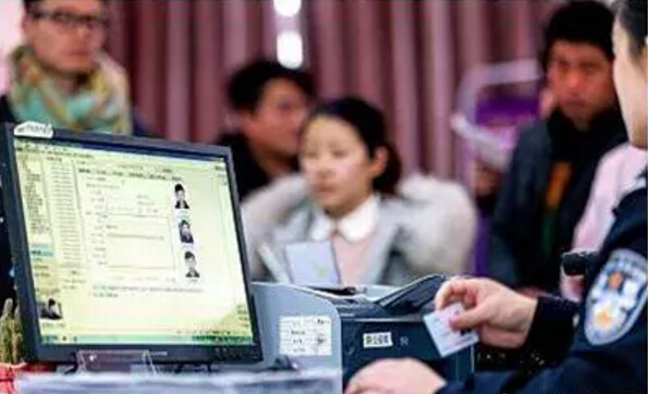 　　独在异乡为异客的朋友们，每当回国度假或者探亲的时候，是否都有这样的感触：  　　每逢佳节胖三斤，  　　仔细一瞧三公斤。  　　减肥拼命小半年，  　　未到功成又过年。  　　各位在外打拼的外籍华人们，每当申请签证回国的时候，你们是否觉得既费时又费钱?  　　不过，从2月1日起，这种不方便将被大大改善，准备好迎接“胖三斤”，哦不，是“三公斤”了吗?  　　    　　(图片来源于网络)  　　1月22日，公安部在北京召开新闻发布会，通报将于近期集中推出的八项出入境便利措施。这八项措施将于2月1日起施行，涉及就近办证、自助办证、免费照相、外籍华人办证、边检自助通关等多个方面，将进一步释放公安出入境改革红利，增强群众的获得感。  　　公安部出入境管理局局长曲云海说：“在全国范围对外籍华人实施长期签证、居留政策，让外籍华人‘回家’更方便。公安部决定进一步优化外籍华人入出境和停居留措施，将签证由之前最长1年多次有效，放宽至5年内多次有效;将居留许可期限由之前最长不超过3年，延长至5年。进一步增强外籍华人的归属感，使他们更踏实地在国内工作、学习、生活。”  　　八项出入境便利措施解读    　　    　　(图片来源于网络)  　　第一项：省内居民可在全省范围内办理出入境证件  　　申请人(登记备案的国家工作人员、现役军人除外)可在户籍所在地省(自治区、直辖市)内向任一县级以上公安出入境管理机构申请普通护照、往来港澳通行证及签注、往来台湾通行证及签注(申请赴港澳台个人旅游、定居、商务等活动的按专门规定办理)。  　　措施解读：  　　2012年1月1日以来，公安部在部分具备条件的省份推行了本省居民省内就近办理因私出入境证件措施(申请人须在申请地居住满一年以上)，方便了省内流动人口异地办理出入境证件。随着经济社会发展，人口流动更加频繁，上述限定居住时间的省内就近办证措施已不能很好地满足群众需求。针对这一情况，公安机关大力推进信息化建设，各省(自治区、直辖市)实现了省内有关信息互联互通，普遍具备了在省内实施无居住时间限制、就近办理出入境证件的条件。新措施实施后，各地申请人可在户籍所在省内任一县级以上公安出入境管理机构申请部分因私出入境证件，无需提供居住证明材料。此外，考虑到涉港澳台部分出入境证件的申请办理有专门规定，如赴港澳台定居须在户籍地申请，赴港澳台个人旅游签注的签发对象为开办城市的户籍居民及居住证持有人，赴港澳台商务活动须在企业登记备案地申请等，申请人应区别情形或事先咨询公安机关出入境管理机构，按规定的受理地点和相关条件递交申请。  　　    　　(图片来源于网络)  　　第二项：省内居民可在全省范围内自助办理往来港澳台旅游签注  　　申请人(登记备案的国家工作人员、现役军人除外)持本省(自治区、直辖市)公安出入境管理机构签发的电子往来港澳通行证、电子往来台湾通行证，可在省(自治区、直辖市)内任一往来港澳台签注自助设备办理往来港澳台旅游签注(开通个人旅游城市的非本市户籍居民申请个人旅游签注须持有居住证)。  　　措施解读：  　　通过自助设备办理往来港澳台旅游签注具有流程优、效率高的特点，申请人可以即来即办、立等可取。目前，全国957个县级以上公安出入境管理机构开展了自助办理服务，共投放自助设备7600余台，让群众享受到家门口办证和24小时办证的便利。但由于信息通联、设备容量等原因，大部分自助办理设备只能对本市户籍居民提供自助办理服务，不能充分满足省内流动人口就近自助办证需求。针对这一情况，公安机关加强信息共享，加大设备投入，扩大受惠人群，推动实现了本省居民可在全省范围内自助办理往来港澳台旅游签注，进一步便利省内流动人口就近自助办证。此外，考虑到赴港澳台个人旅游签注仅在部分城市开办，因此专门规定对开办个人旅游城市的非本市户籍居民，须在取得居住证的前提下方可自助办理个人旅游签注。  　　    　　(图片来源于网络)  　　第三项：符合条件的外省居民可就近办理出入境证件  　　本市户籍居民的外省(自治区、直辖市)户籍配偶、子女、父母(登记备案的国家工作人员、现役军人除外)，可在该户籍居民所在城市就近申请普通护照、往来港澳通行证及签注、往来台湾通行证及签注(申请赴港澳台个人旅游、定居、商务等活动的按专门规定办理)。上述申请人就近申请证件时，除提交常规申请材料外，还需交验本市户籍直系亲属身份证原件和相关亲属关系证明材料，即配偶关系交验结婚证、子女关系交验出生证明、父母关系提交其本市户籍子女出具的书面说明。  　　措施解读：  　　2013年7月1日以来，公安部在部分城市实施本市户籍居民的外省籍配偶和未满16周岁子女可就近申请部分因私出入境证件的便利措施。该措施实行以来，解决了部分有本市户籍直系亲属的申请人在本市办证的实际需求。随着经济社会发展和交通、住宿等条件的大幅改善，本市户籍居民的外省籍直系亲属特别是父母和成年子女，在本市生活或经常性往来较为普遍，跨省就近办证需求也越来越突出。为进一步便利流动人口就近办理出入境证件，公安部决定优化和推广上述措施，一是取消本市户籍居民的外省籍子女的年龄限制，二是将本市户籍居民的外省籍父母纳入受惠人群范围，三是将该措施推广至全国。新措施实施后，符合条件的申请人就近申请证件时，除提交常规申请材料外，仅需交验本市户籍直系亲属身份证原件和有关亲属关系证明(配偶关系交验结婚证、子女关系交验出生证明、父母关系提交其本市户籍子女出具的书面说明)，无需再提供居住证明材料。鉴于申请赴港澳台个人旅游、定居、商务等活动须按专门规定办理，具体情况请参考第一项便利措施解读。  　　    　　(图片来源于网络)  　　第四项：自助查询往来港澳台签注剩余次数  　　申请人持本省(自治区、直辖市)公安出入境管理机构签发的电子往来港澳通行证、电子往来台湾通行证，可在省(自治区、直辖市)内任一往来港澳台签注自助办理设备查询往来港澳台签注剩余次数。  　　措施解读：  　　目前，全国卡式电子往来港澳通行证和电子往来台湾通行证持有量达7867万张，因卡式证件不能直接标显签注使用情况、剩余次数等信息，使用中经常发生持证人到公安出入境受理窗口查询签注有效剩余次数，或因遗忘签注剩余有效次数出境受阻的情况。为解决上述问题，公安部部署升级往来港澳台签注自助办理设备系统，增加查询签注功能。申请人持本省签发的电子往来港澳通行证、电子往来台湾通行证，可在省内任一自助设备查询有效签注剩余次数信息。  　　    　　第五项：免费提供出入境证件照相服务  　　公安出入境受理窗口为申请人提供免费出入境证件照相服务(不含打印纸质相片)。暂不具备条件的窗口，应为未携带出入境证件相片或相片不符合《出入境证件相片照相指引》标准的申请人，提供免费出入境证件照相服务(不含打印纸质相片)。  　　措施解读：  　　为进一步提高公安出入境管理服务水平，节约申请人办理出入境证件成本，公安部要求全国公安出入境受理窗口为申请人提供免费出入境证件照相服务(不含打印纸质相片)。此项措施实施后，群众可根据自身需求选择公安出入境受理窗口免费照相服务或社会化照相服务。考虑到暂不具备条件的地方需进一步加强警力设备配置、接待场地规划等方面工作，在全面提供免费照相服务之前，要对未携带相片或相片不符合《出入境证件相片照相指引》标准的申请人提供免费照相服务(不含打印纸质相片)，让群众“少跑一趟”。  　　    　　(图片来源于网络)  　　第六项：为外籍华人提供签证、居留便利  　　对来华探望亲属、洽谈商务、开展科教文卫交流活动及处理私人事务的外籍华人，公安机关出入境管理机构可按规定签发5年以内多次入境有效签证;对在当地工作、学习、探亲以及从事私人事务需长期居留的外籍华人，可按规定签发有效期5年以内的居留许可。  　　措施解读：  　　近年来，公安部会同有关部门推出一系列便利外籍华人来华政策措施，鼓励和吸引更多外籍华人参与我国经济社会建设，为服务经济社会发展、聚集创新创业人才发挥了积极作用。为给在华工作、学习、生活的外籍华人提供更为便利、务实的出入境环境，公安部决定进一步优化外籍华人入出境和停居留措施，将签证由之前最长1年多次有效，放宽至5年内多次有效;将居留许可期限由之前最长不超过3年，增加至5年。  　　    　　(图片来源于网络)  　　第七项：大力推进自助通关服务  　　公安出入境边防检查机关将加强边检自助查验通道建设，2018年，开通边检自助查验通道的口岸数量要达到全国旅检口岸总数的50%，边检自助通关人数要达到出入境人员总数的50%。  　　措施解读：  　　边检自助通关具有高效(人均通关时间不足10秒)、便捷等优点，是方便出入境人员通关的重要举措。近年来，公安部不断扩大边检自助通关人员范围，扩建升级自助查验通道。2017年，使用边检自助查验通道通行的出入境人员达到2.58亿人次，占出入境人员总数的42.8%。为更好发挥自助查验通道的作用，便利出入境人员通关，公安机关将进一步加强边检自助查验通道建设，大力推动空港口岸出境自助通关，在2018年实现自助通关旅检口岸比例由目前的35.8%提高至50%，自助通关人数达到出入境人员总数的50%。  　　    　　(图片来源于网络)  　　第八项：为自助通关旅客提供出入境记录凭证自助打印服务  　　使用边防检查自助查验通道出入境的中外旅客，可以在自助查验通道后方的自助打印机上免费打印最近一次自该口岸出境或入境的记录凭证。该出入境记录凭证与边检机关加盖在出入境证件上的中国边检验讫章具有同等效力。  　　措施解读：  　　目前，旅客使用自助查验通道出入境时，其出入境证件上不再加盖中国边检验讫章，不标显出入境记录。有办理退税、报销及向使领馆核销签证等事务需求的自助通关旅客，需向边检机关申请补盖验讫章或到公安机关出入境管理机构、边检机关查询打印本人出入境记录作为证明。为满足旅客对出入境记录凭证的需求，公安部研发了出入境记录凭证自助打印系统软件和设备，旅客可在实行边检自助通关的口岸自助打印最近一次在该口岸出境或入境的记录凭证。  　　    　　(图片来源于网络)  　　2017年，我国出入境人员总数达到5.98亿人次，同比增长4.76%，其中内地居民出入境总数达到2.92亿人次，同比增长6. 73 %;内地居民办理因私出入境证件、签注1.33亿本次，同比增长5.5%。广大群众“走出去”的愿望日益强烈，对便利办证出行的多样化、个性化需求日趋迫切。如何让进出国门更高效，更便捷，一直备受关注。  　　可以说，这次的八项便利措施与前期相比，手续更加简洁，惠及人群也更加广泛。光是免费出入境证件照相服务和自主通关服务就给大家省了不少事呢!  　　但最贴心的，还是将外籍华人永居时间延长至5年这一措施了，不过小伙伴都在担心，时间延长了，那签证费是不是也会增加呢?  　　据了解，目前签证中心的费用标准还未更新。  　　等到2月1日以后，5年多次往返的签证费势必会涨价吧，但一旦签证下来，不用再去排队等签证，想念故乡的雪、想念家乡的小吃，想回国参加朋友的婚礼……都可以说走就走，还是大大的方便不少。这一次要为祖国打Call了。  　　文章来自：非洲华侨周报综合