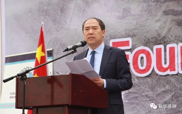　　中国援助乌干达工业技能培训与生产中心奠基仪式25日在坎帕拉纳曼韦工业园区举行，标志这一两国合作项目正式启动。  　　    　　乌干达总理鲁哈卡纳·鲁贡达(左)和中国驻乌干达大使郑竹强(右一)共同为援乌工业技能培训与生产中心项目奠基石揭幕。  　　乌干达总理鲁哈卡纳·鲁贡达和中国驻乌干达大使郑竹强出席仪式，并共同为项目奠基培土。鲁贡达在仪式上宣读了乌干达总统穆塞韦尼的信函。穆塞韦尼表示，工业技能培训与生产中心落成后，将促进乌干达科学技术与人力资本的开发，有助于乌干达实现工业化。  　　    　　中国驻乌干达大使郑竹强(右前)为援乌工业技能培训与生产中心项目奠基石培土。  　　郑竹强表示，这一项目是在乌干达落实“中非工业化合作计划”的具体举措，希望中心落成后，能向当地企业介绍现代制造技术，帮助当地青年进行产业培训，解决失业问题，从而促进经济发展。  　　    　　中国驻乌干达大使郑竹强在奠基仪式上致辞。  　　按照规划，这一项目总投资约2亿人民币，预计2019年年底竣工。主要建设内容包括教学实训楼、实训和生产车间、行政办公楼、学生和教师宿舍、食堂、多功能厅及配套用房等。  　　    　　乌干达总理鲁哈卡纳·鲁贡达致辞。  　　这一项目为中国政府无偿援助乌干达的经济技术合作项目，由湖南省建筑设计院有限公司设计，江苏江都建设集团有限公司承建，湖南省建筑设计院有限公司与湖南省华誉建设工程管理有限责任公司组成的联合体负责项目管理。  　　    　　乌干达总理鲁哈卡纳·鲁贡达(右五)、中国驻乌干达大使郑竹强(右四)、乌干达科技和创新部长埃利奥达·图姆韦西杰(左五)和嘉宾合影留念。  　　文章来自：新华非洲