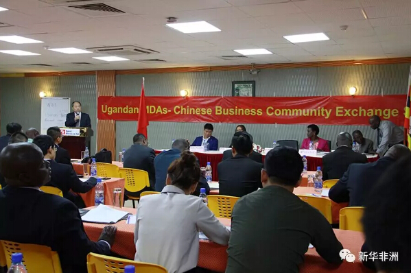 　　日前，乌干达中资企业商会与乌政府部门在首都坎帕拉开展座谈交流会，就进一步加深相互了解、增进友谊、促进共赢发展进行探讨。  　　中国驻乌干达大使郑竹强，经济商务参赞赵秀芬，乌贸工部部长阿米莉娅•安妮，乌政府税务、移民、海关、环保、贸易等部门官员，中资企业商会及侨团代表80余人出席会议。  　　    　　中国驻乌干达大使郑竹强致辞。  　　郑竹强大使说，中乌经贸合作成绩显著。去年1月至11月，中乌双边贸易额达7.43亿美元，同比增加6.8%，对乌投资达到2.92亿美元。但由于两国社会文化制度方面的差异，双方经贸合作还存在问题和挑战。他希望双方借此机会深入交流，通过细致的政策讲解和坦诚的对话交流来化解分歧，解决问题。  　　    　　乌贸工部部长阿米莉娅•安妮致辞。  　　乌贸工部长阿米莉娅•安妮表示，近年中乌两国合作交流持续深入，来自中国的投资和援助有力推动了乌经济和社会发展。乌方欢迎中国商人来乌投资兴业，希望通过此次会议促进双方交流，为在乌中国商界解决现实困难，增进相互信任理解。  　　乌干达国家标准局局长Manyingo Ben表示，进口乌干达的货物要符合乌干达标准。根据乌新修订的2015年法令，到乌干达的货物要做出口地检验，即出口前产品符合性认证(PVoC)，这一业务乌方委托3家国际检验公司执行。若没有该项评定，将罚15%的货款。对于在乌干达制造的产品，应申请乌干达标准;现有法令于1995年制定，正在进行修订中。  　　关于送检报告时间太长问题，Ben提醒企业注意在执照到期前三个月提出申请。厂家也可通过符合标准认证的测试机构来做测试。如厂家有测试仪器，也可以申请自行测试，由此会减少货物等待检验时间。  　　Ben特别指出，不要找中介机构解决质量标准问题。如果有问题直接到质检局，或者通过中资企业协会出面解决。同时，他呼吁进口商与中国卖家不要销售产品质量不合格商品。  　　乌干达税务局代表 Chillanyang Cypvian表示，因为税务局对免税部分只有审核权没有核准权，所以对免税部分无法多做说明。乌税务局会安排其它税务讲座来和大家进一步探讨。  　　环保局代表表示，乌干达环境管理局现已加快审核速度，如果工厂设在投资局设立的工业区里，约五天内即可完成建筑审批许可。  　　    　　旅乌侨团代表提问。  　　关于市场上商标侵权现象，乌干达商标局官员表示，乌方已制订相关政策，并设立投资者服务处处理相关案件。针对商标问题，商标局还设置协调中心解决企业商标争端事宜。若有相关问题，可直接联系协调中心反馈。  　　    　　乌干达移民局官员答疑。  　　乌干达移民局代表Akello Josephne表示，目前该国采用电子作业，在线申请电子签证大概两个工作日出签，申请居留许可约需五个工作日。如果申请未获批准，可以提出申诉。但申诉结果不是由移民局决定，在法律上重新审核是内政部职责，这部分时间可能会拖长。  　　乌干达农业部代表表示，将加速谷物及农产品的出口。  　　针对乌工业园区或农业产业园区内的凶猛野生动物，乌干达野生动物管理局官员表示，业主应与野保部门进行确认和协商处理。  　　乌干达贸工部部长阿米莉娅现场公布了非关税措施(NTB)手机短信服务系统，如有清关、签证等问题，可以直接输入*201#拨号键，然后发短信向相关部门汇报，若有重大事情也可直接给她打电话。  　　NTB系统分为称重、标准检查、报关、移民、警方路障、东共体事务、业务注册和许可证、动植物检疫。  　　文章来自：新华非洲
