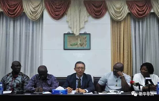 　　中国国际进口博览会媒体推介会在加纳举行  　　25日，中国驻加纳使馆经商参处举办中国国际进口博览会媒体推介会。加纳贸易与工业部副部长卡洛斯·阿亨科拉、加纳驻华大使爱德华·博阿滕、出口促进局局长吉芙提·克莱纳姆、中国驻加纳使馆经商参赞柴之京等出席推介会并发表讲话，加纳外交部、工商会、可可局等单位派代表参加。  　　    　　中国驻加纳使馆经商参赞柴之京致辞。  　　中国驻加纳使馆经商参赞柴之京首先详细介绍了博览会总体情况，强调举办中国国际进口博览会是中国政府坚定支持贸易自由化和经济全球化、主动向世界开放市场的重大举措，也为世界各国展示国家发展成就、开展国际贸易搭建了开放型国际合作平台。  　　柴之京说，目前中加贸易存在一定不平衡现象，希望加纳企业利用中国国际进口博览会这一开拓中国市场、拓展国际发展的平台，深耕中国13亿人口的大市场，逐步扩大对华出口，进一步平衡双边贸易。  　　    　　加纳贸工部副部长卡洛斯•阿亨科拉(右二)致辞。  　　加纳贸易与工业部副部长卡洛斯·阿亨科拉高度评价中国举办进口博览会这一重大举措，指出加纳应积极利用博览会宣传加纳特色产品与区位优势，开发中国市场，吸引中国投资，增强加纳制造业产品的国际竞争力，推进加“一县一厂”战略实施。同时鼓励加纳企业抓住机遇，让可可等特色产品走近中国消费者，开发中国市场，增加出口。  　　    　　加纳驻华大使爱德华•博阿滕(右三)致辞。  　　加纳驻华大使爱德华·博阿滕指出中国是加纳的重要贸易伙伴和进口来源地，加纳政府重视与中国开展双边贸易，中国经济发展迅速、市场容量逐步扩大，推动加纳产品对华出口对于优化两国贸易结构、促进加纳经济的可持续发展具有重大意义。他认为，中国进口博览会是一个展示加纳和加纳产品的重要平台，借助这个平台加纳不仅可以把优质产品出口到中国，也可以出口到全世界。他表示，加纳驻华使馆将配合做好相关工作。  　　出口促进局局长吉芙提·克莱纳姆强调了中国国际进口博览会对加纳政府及企业的积极意义，表示出口促进局将积极组织加纳出口企业参展，并希望借此进一步深化中加经贸关系。  　　    　　中国驻加纳使馆经商参赞柴之京接受加纳媒体采访。  　　会后，柴之京与阿亨科拉回答了媒体提问并分别接受媒体采访，详细介绍了博览会展位价格、会展中心概况、加纳企业可享受的各项优惠措施以及加方目前参展筹备情况。(图/文：中国驻加纳使馆经商参处提供)  　　纳米比亚企业界希望参加首届中国国际进口博览会  　　29日，首届中国国际进口博览会纳米比亚推介会暨参展签约仪式在纳首都温得和克举办。来自中国驻纳米比亚大使馆、纳贸工部、纳农林水利部、行业协会、企业的代表参加了推介会及参展签约仪式。  　　    　　29日驻纳大使张益明在首届中国国际进口博览会纳米比亚推介会暨参展签约仪式上致辞。  　　中国驻纳米比亚大使张益明在致辞中说，2018年是中纳关系发展的重要一年，中国将举办中非合作论坛和首届中国国际进口博览会，这为两国高层加深互动提供了契机，将进一步促进中纳两国加强全方位务实合作。  　　张益明说，首先，中国举办国际进口博览会是中国主动向世界开放市场的一个重大宣示，旨在推动全球贸易自由化合便利化，搭建全球经济开放合作平台，构建人类命运共同体。其次，中国连续8年是非洲的最大贸易伙伴，近年来中纳两国贸易依存度也不断提升，中国已成为纳米比亚第五大贸易进口国，中国市场广阔，消费者对高品质产品的需求大，纳米比亚旅游服务、牛肉、生蚝、珠宝等特色产品具有很好的品质和竞争力，博览会将为中纳合作搭建新平台。第三，纳米比亚在撒哈拉以南非洲地区中属于经济基础较好、法律制度健全和社会治安良好的国家，矿产、渔业、旅游、畜牧资源十分丰富，纳米比亚企业参加中国国际进口博览会，是一次打开产品市场、扩大地区影响力、参与融入全球化进程的良机。  　　纳米比亚贸工部常秘加布里埃尔·希尼波在推介会上表示，中国是纳米比亚重要的贸易伙伴，通过参加博览会，纳米比亚产品将获得更大影响力和更好声誉。  　　希尼波说，虽然其他国家正在制造贸易壁垒，并且难以进入市场，但中国已积极向全世界开放市场，并将机会扩大到纳米比亚企业界。中国国际进口博览会可以成为纳米比亚企业展示和推销产品的平台，在这个过程中也会得到有关如何改进产品的反馈意见，这将有助于纳企业进行产品增值。  　　纳贸工部希望纳米比亚企业抓住此次契机扩大出口，大力发展制造业，提升产品附加值，表示将积极组织纳米比亚政府官员、企业、商会和学者参加博览会，助力纳企业进入中国市场和国际市场。  　　    　　29日首届中国国际进口博览会纳米比亚推介会暨参展签约仪式上，纳企业代表与我驻纳使馆经商参赞刘华博(右)签订参展意向书。  　　在随后举行的签约仪式上，确认参展的企业签署并向我驻纳使馆经商参赞刘华博递交了参展意向书，产业领域涉及生蚝、皮革制品、珠宝、旅游服务等多个特色产业领域。  　　推介会上，经商处就国际进口博览会有关具体情况进行了详细介绍，为参会来宾就展品范围、展位价格、展会服务、检验检疫以及各项优惠措施等事宜进行答疑解惑，同时也听取了纳企业提出的各方面需求。  　　文章来自：新华非洲