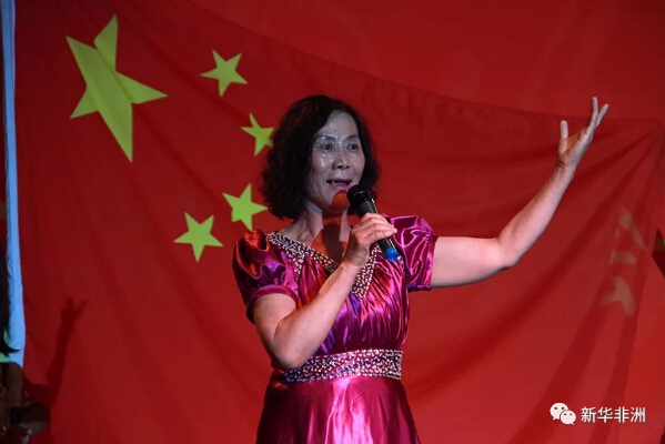 　　中国驻乌干达使馆29日举办“2018年新春招待会”，在乌华侨华人、中资机构员工、汉语教师等六百余人齐聚一堂，共迎新春。  　　    　　中国驻乌干达大使郑竹强致辞。 新华社发 (约瑟夫·基恭杜摄)  　　中国驻乌干达大使郑竹强致辞说，过去的一年，中国各项民生事业加快发展，生态环境逐步改善，人民群众有了更多获得感、幸福感、安全感。中华民族从未离民族复兴的目标如此之近，我们也都赶上了好时候。  　　    　　主持人亮相“2018年新春招待会”红毯。 新华社记者 张改萍摄  　　他特别强调党的十九大把习近平新时代中国特色社会主义思想确立为党的指导思想，开启了全面建设社会主义现代化国家的新征程，标志着中国特色社会主义进入了新时代。  　　    　　志愿团队演唱歌曲“让爱住我家”。新华社记者 张改萍摄  　　郑竹强说，2017年中乌友好关系进一步深化，两国高层互访频繁，经贸合作水平不断提升，文化、教育交流及政府援助等各方面都呈现出蓬勃发展的势头。  　　他指出，2017年1至11月，中乌双边贸易总额达7.5亿美元，中资承包工程企业新增项目42个，中国企业在乌共开展投资项目53个，为乌创造了16500多个工作岗位。  　　郑竹强表示，2018年，中乌友好关系也将迎来丰收。中企承建的水电站、机场高速路等项目都有望完工交付。中非合作论坛将在北京再一次召开峰会，预期会议将提出更多的合作举措，中乌务实合作也将取得更大的成果。  　　随后，“银河乐队”和华侨华人、汉语教师、中资企业代表等分别为来宾们奉献了精彩节目。独唱《五星红旗》、舞蹈《彩云之南》掀起现场气氛高潮，引得观众掌声不断、喝彩连连。  　　    　　中建集团员工演唱歌曲“五星红旗”。 新华社记者 张改萍摄  　　    　　天堂集团员工表演舞蹈“彩云之南”。新华社记者 张改萍摄  　　在节目中间，还穿插了幸运抽奖环节，随着幸运奖、特等奖的抽取，更是给大家带来许多意外的欢乐和惊喜。新春大礼包、旅游券、电视机、iphone X、阿航商务舱机票等奖品让中奖者喜笑颜开。  　　    　　特等奖获得者(左)登台领奖。 新华社记者 张改萍摄  　　    　　乌干达“银河乐队”表演。  　　文章来自：新华非洲