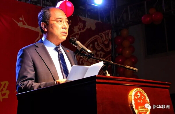 　　中国驻乌干达使馆29日举办“2018年新春招待会”，在乌华侨华人、中资机构员工、汉语教师等六百余人齐聚一堂，共迎新春。  　　    　　中国驻乌干达大使郑竹强致辞。 新华社发 (约瑟夫·基恭杜摄)  　　中国驻乌干达大使郑竹强致辞说，过去的一年，中国各项民生事业加快发展，生态环境逐步改善，人民群众有了更多获得感、幸福感、安全感。中华民族从未离民族复兴的目标如此之近，我们也都赶上了好时候。  　　    　　主持人亮相“2018年新春招待会”红毯。 新华社记者 张改萍摄  　　他特别强调党的十九大把习近平新时代中国特色社会主义思想确立为党的指导思想，开启了全面建设社会主义现代化国家的新征程，标志着中国特色社会主义进入了新时代。  　　    　　志愿团队演唱歌曲“让爱住我家”。新华社记者 张改萍摄  　　郑竹强说，2017年中乌友好关系进一步深化，两国高层互访频繁，经贸合作水平不断提升，文化、教育交流及政府援助等各方面都呈现出蓬勃发展的势头。  　　他指出，2017年1至11月，中乌双边贸易总额达7.5亿美元，中资承包工程企业新增项目42个，中国企业在乌共开展投资项目53个，为乌创造了16500多个工作岗位。  　　郑竹强表示，2018年，中乌友好关系也将迎来丰收。中企承建的水电站、机场高速路等项目都有望完工交付。中非合作论坛将在北京再一次召开峰会，预期会议将提出更多的合作举措，中乌务实合作也将取得更大的成果。  　　随后，“银河乐队”和华侨华人、汉语教师、中资企业代表等分别为来宾们奉献了精彩节目。独唱《五星红旗》、舞蹈《彩云之南》掀起现场气氛高潮，引得观众掌声不断、喝彩连连。  　　    　　中建集团员工演唱歌曲“五星红旗”。 新华社记者 张改萍摄  　　    　　天堂集团员工表演舞蹈“彩云之南”。新华社记者 张改萍摄  　　在节目中间，还穿插了幸运抽奖环节，随着幸运奖、特等奖的抽取，更是给大家带来许多意外的欢乐和惊喜。新春大礼包、旅游券、电视机、iphone X、阿航商务舱机票等奖品让中奖者喜笑颜开。  　　    　　特等奖获得者(左)登台领奖。 新华社记者 张改萍摄  　　    　　乌干达“银河乐队”表演。  　　文章来自：新华非洲