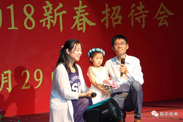 　　中国驻乌干达使馆29日举办“2018年新春招待会”，在乌华侨华人、中资机构员工、汉语教师等六百余人齐聚一堂，共迎新春。  　　    　　中国驻乌干达大使郑竹强致辞。 新华社发 (约瑟夫·基恭杜摄)  　　中国驻乌干达大使郑竹强致辞说，过去的一年，中国各项民生事业加快发展，生态环境逐步改善，人民群众有了更多获得感、幸福感、安全感。中华民族从未离民族复兴的目标如此之近，我们也都赶上了好时候。  　　    　　主持人亮相“2018年新春招待会”红毯。 新华社记者 张改萍摄  　　他特别强调党的十九大把习近平新时代中国特色社会主义思想确立为党的指导思想，开启了全面建设社会主义现代化国家的新征程，标志着中国特色社会主义进入了新时代。  　　    　　志愿团队演唱歌曲“让爱住我家”。新华社记者 张改萍摄  　　郑竹强说，2017年中乌友好关系进一步深化，两国高层互访频繁，经贸合作水平不断提升，文化、教育交流及政府援助等各方面都呈现出蓬勃发展的势头。  　　他指出，2017年1至11月，中乌双边贸易总额达7.5亿美元，中资承包工程企业新增项目42个，中国企业在乌共开展投资项目53个，为乌创造了16500多个工作岗位。  　　郑竹强表示，2018年，中乌友好关系也将迎来丰收。中企承建的水电站、机场高速路等项目都有望完工交付。中非合作论坛将在北京再一次召开峰会，预期会议将提出更多的合作举措，中乌务实合作也将取得更大的成果。  　　随后，“银河乐队”和华侨华人、汉语教师、中资企业代表等分别为来宾们奉献了精彩节目。独唱《五星红旗》、舞蹈《彩云之南》掀起现场气氛高潮，引得观众掌声不断、喝彩连连。  　　    　　中建集团员工演唱歌曲“五星红旗”。 新华社记者 张改萍摄  　　    　　天堂集团员工表演舞蹈“彩云之南”。新华社记者 张改萍摄  　　在节目中间，还穿插了幸运抽奖环节，随着幸运奖、特等奖的抽取，更是给大家带来许多意外的欢乐和惊喜。新春大礼包、旅游券、电视机、iphone X、阿航商务舱机票等奖品让中奖者喜笑颜开。  　　    　　特等奖获得者(左)登台领奖。 新华社记者 张改萍摄  　　    　　乌干达“银河乐队”表演。  　　文章来自：新华非洲