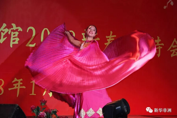 　　中国驻乌干达使馆29日举办“2018年新春招待会”，在乌华侨华人、中资机构员工、汉语教师等六百余人齐聚一堂，共迎新春。  　　    　　中国驻乌干达大使郑竹强致辞。 新华社发 (约瑟夫·基恭杜摄)  　　中国驻乌干达大使郑竹强致辞说，过去的一年，中国各项民生事业加快发展，生态环境逐步改善，人民群众有了更多获得感、幸福感、安全感。中华民族从未离民族复兴的目标如此之近，我们也都赶上了好时候。  　　    　　主持人亮相“2018年新春招待会”红毯。 新华社记者 张改萍摄  　　他特别强调党的十九大把习近平新时代中国特色社会主义思想确立为党的指导思想，开启了全面建设社会主义现代化国家的新征程，标志着中国特色社会主义进入了新时代。  　　    　　志愿团队演唱歌曲“让爱住我家”。新华社记者 张改萍摄  　　郑竹强说，2017年中乌友好关系进一步深化，两国高层互访频繁，经贸合作水平不断提升，文化、教育交流及政府援助等各方面都呈现出蓬勃发展的势头。  　　他指出，2017年1至11月，中乌双边贸易总额达7.5亿美元，中资承包工程企业新增项目42个，中国企业在乌共开展投资项目53个，为乌创造了16500多个工作岗位。  　　郑竹强表示，2018年，中乌友好关系也将迎来丰收。中企承建的水电站、机场高速路等项目都有望完工交付。中非合作论坛将在北京再一次召开峰会，预期会议将提出更多的合作举措，中乌务实合作也将取得更大的成果。  　　随后，“银河乐队”和华侨华人、汉语教师、中资企业代表等分别为来宾们奉献了精彩节目。独唱《五星红旗》、舞蹈《彩云之南》掀起现场气氛高潮，引得观众掌声不断、喝彩连连。  　　    　　中建集团员工演唱歌曲“五星红旗”。 新华社记者 张改萍摄  　　    　　天堂集团员工表演舞蹈“彩云之南”。新华社记者 张改萍摄  　　在节目中间，还穿插了幸运抽奖环节，随着幸运奖、特等奖的抽取，更是给大家带来许多意外的欢乐和惊喜。新春大礼包、旅游券、电视机、iphone X、阿航商务舱机票等奖品让中奖者喜笑颜开。  　　    　　特等奖获得者(左)登台领奖。 新华社记者 张改萍摄  　　    　　乌干达“银河乐队”表演。  　　文章来自：新华非洲