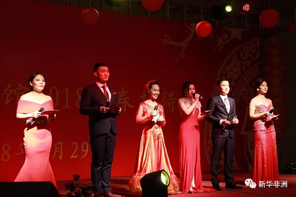 　　中国驻乌干达使馆29日举办“2018年新春招待会”，在乌华侨华人、中资机构员工、汉语教师等六百余人齐聚一堂，共迎新春。  　　    　　中国驻乌干达大使郑竹强致辞。 新华社发 (约瑟夫·基恭杜摄)  　　中国驻乌干达大使郑竹强致辞说，过去的一年，中国各项民生事业加快发展，生态环境逐步改善，人民群众有了更多获得感、幸福感、安全感。中华民族从未离民族复兴的目标如此之近，我们也都赶上了好时候。  　　    　　主持人亮相“2018年新春招待会”红毯。 新华社记者 张改萍摄  　　他特别强调党的十九大把习近平新时代中国特色社会主义思想确立为党的指导思想，开启了全面建设社会主义现代化国家的新征程，标志着中国特色社会主义进入了新时代。  　　    　　志愿团队演唱歌曲“让爱住我家”。新华社记者 张改萍摄  　　郑竹强说，2017年中乌友好关系进一步深化，两国高层互访频繁，经贸合作水平不断提升，文化、教育交流及政府援助等各方面都呈现出蓬勃发展的势头。  　　他指出，2017年1至11月，中乌双边贸易总额达7.5亿美元，中资承包工程企业新增项目42个，中国企业在乌共开展投资项目53个，为乌创造了16500多个工作岗位。  　　郑竹强表示，2018年，中乌友好关系也将迎来丰收。中企承建的水电站、机场高速路等项目都有望完工交付。中非合作论坛将在北京再一次召开峰会，预期会议将提出更多的合作举措，中乌务实合作也将取得更大的成果。  　　随后，“银河乐队”和华侨华人、汉语教师、中资企业代表等分别为来宾们奉献了精彩节目。独唱《五星红旗》、舞蹈《彩云之南》掀起现场气氛高潮，引得观众掌声不断、喝彩连连。  　　    　　中建集团员工演唱歌曲“五星红旗”。 新华社记者 张改萍摄  　　    　　天堂集团员工表演舞蹈“彩云之南”。新华社记者 张改萍摄  　　在节目中间，还穿插了幸运抽奖环节，随着幸运奖、特等奖的抽取，更是给大家带来许多意外的欢乐和惊喜。新春大礼包、旅游券、电视机、iphone X、阿航商务舱机票等奖品让中奖者喜笑颜开。  　　    　　特等奖获得者(左)登台领奖。 新华社记者 张改萍摄  　　    　　乌干达“银河乐队”表演。  　　文章来自：新华非洲