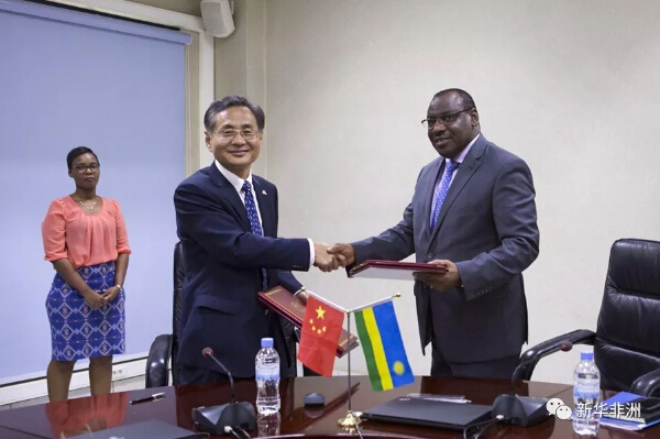 　　中国驻卢旺达大使饶宏伟和卢旺达财政与经济计划部长加泰特1月31日在卢旺达首都基加利签署经济技术合作协定，中国将为卢旺达教育和民生等领域提供援助。  　　    　　中国驻卢旺达大使饶宏伟(左)和卢旺达财政与经济计划部长加泰特在卢旺达首都基加利签署经济技术合作协定。新华社发(加布里埃尔·杜萨贝摄)  　　按照协定，中国将援助扩建卢旺达穆桑泽理工学院，项目建筑面积约7500平方米。中国还将援助卢旺达打200口水井，预计能为卢旺达11个地区、至少数万人提供达到世界卫生组织饮用水标准的清洁用水。协定还包含其他合作内容。  　　饶宏伟在签约仪式上表示，中国作为卢旺达的真诚朋友和可靠伙伴，愿与卢旺达一起提升两国务实经济合作。中国愿在基础设施建设、工业化和农业现代化领域继续为卢旺达提供支持，促进卢旺达经济和社会发展。  　　加泰特说，中国一直通过中非合作论坛框架扩大对非洲的支持与合作，卢旺达大量项目在中非合作论坛支持下完成。穆桑泽理工学院扩建后将满足卢旺达不断增长的学历教育需求，援建的水井则将帮助卢旺达缓解缺水问题。  　　卢旺达是位于非洲中部的内陆国家，总人口约1200万。在1994年的内战和种族大屠杀事件之后，卢旺达致力于民族和解和战后重建，实现了政治稳定和经济发展，近年来保持较高经济增长率。  　　文章来自：新华非洲