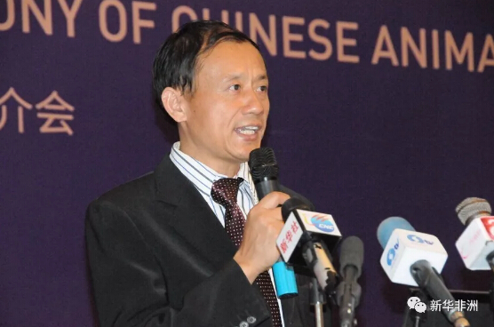 　　“我喜欢动画片，我经常在家看。我觉得中国的动画片更具艺术感，与其他的动画片不同。"  　　2日， 来自中国的7家动漫公司在尼日利亚首都阿布贾出席“动漫嘉年华暨中国动漫企业推介会”，他们希望通过此次活动，寻求与尼动漫工作者的合作机会。  　　尼日利亚是非洲第一人口大国，有1.9亿人口，其中一半以上年龄在30岁以下，这就为动漫产业提供了庞大的潜在客户群。  　　然而，长期以来，尼日利亚当地电视台播放的大多是外来动画片，急需借助外部力量发展有本土文化特色的动漫制作，而本次推介会就为中尼双方的动漫工作者提供了平台。  　　    　　参加推介会来宾签字留念。新华社发(蒋新彤摄)  　　在本次来访的7家中国动漫公司的嘉宾中，不少是二三十岁的年轻人，充满朝气，他们对非洲市场有自己独特的理解。  　　    　　中国驻尼日利亚大使馆文化参赞李旭大致辞。新华社发(蒋新彤摄)  　　于新是上海左袋文化传播有限公司的总经理，讲一口流利的英语。她说，这是她第一次来到非洲，这里有世界上独一无二的非洲文化。从公司的数据库中，她发现这里的年轻人很多，动漫对年轻人有很大的吸引力，市场潜力很大。在随后的几天里，她将与尼日利亚动漫公司的人员进行接触，听取他们的意见，汲取创作灵感。  　　    　　一名参会者手拿动画宣传图。新华社发(蒋新彤摄)  　　来自杭州明朗影视制作有限公司的项目总监黄竞天说，她希望有更多的非洲小朋友能够看中国动画片。她说，尼日利亚的瑙莱坞很有名。她希望到文化之都拉各斯，与尼日利亚的动漫工作者一起，为孩子们制作非洲人物的动画片，而不是让她们只看到迪士尼的动画片。  　　她说：“在这方面，中国可以提供技术和经验，让尼日利亚的孩子们品尝自己民族特色的文化大餐。”  　　    　　四达时代副总裁郭子琪(中)现场推介会上与来宾合影。新华社发(蒋新彤摄)  　　尼日利亚国家电视台与会嘉宾拉比乌･阿达穆呼应说，“尼日利亚的孩子们爱看动画片，然而，全国的电视台没有一个非洲内容的动漫频道，这主要是因为尼动漫制作商缺乏资金和技术，这对一个国家来说，是不可接受的，我们需要与中国同行合作，生产更多有本土文化内容的动画片。”  　　据了解，本次活动的主办方还将在3日至4日在阿布贾中心公园举办“动漫主题游园会”，邀请尼日利亚小朋友们前来参加。尼日利亚国家电视台和四达时代功夫频道也将播出多部中国动漫作品。  　　文章来自：新华非洲