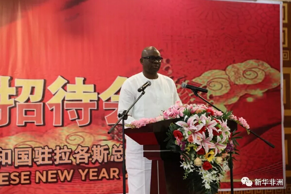 　　3日，驻拉各斯总领馆举办2018年新春招待会，中国驻尼日利亚大使周平剑、驻拉各斯总领事巢小良夫妇、尼日利亚埃基提州长法约瑟、尼移民总局副局长易卜拉欣、领区各州政府、议会代表、外国驻拉各斯领团代表、尼各界友人、侨团负责人、中资企业代表等近400人参加了活动。  　　    　　中国驻尼日利亚大使周平剑致辞。  　　周平剑发表了热情洋溢的讲话。他向与会的中尼来宾致以最诚挚的新年问候。周平剑说，中尼即将迎来建交47周年。近年来，两国政治互信不断深化，务实合作成果显著，人文交流日益密切。中国对尼投资不断增长，一批重大项目进展顺利，两国产能合作稳步推进。  　　周平剑说，非洲是“一带一路”沿线重要地区，中国希望将“一带一路”倡议与非洲《2063年议程》相对接，与尼日利亚“经济复苏与增长计划”(EPRG)相对接，让共建“一带一路”成为引领中非、中尼全方位合作的强劲动力。周大使高度评价广大在尼侨胞为推动中尼战略伙伴关系发展做出的积极贡献，称赞在尼侨胞是中尼民心相通的重要桥梁，是双方互利合作的宝贵纽带。  　　    　　驻拉各斯总领事巢小良致辞。  　　巢小良向与会的中尼来宾介绍了中国农历新年的历史及其对中华民族的文化意涵，分享了过去一年中国取得的发展成就。他表示，总领馆将继续积极践行“外交为民”的宗旨，深入打造“海外民生工程”，一如既往地维护好领区侨胞和中资企业合法权益，为领区侨胞平稳顺利发展做好服务工作。  　　    　　埃基提州长法约瑟致辞。  　　埃基提州长法约瑟、拉各斯州长代表、拉各斯州议长代表分别向与会来宾和全体在尼侨胞送上新春祝福。法约瑟州长对中国发展取得的成就表示赞叹，对中国为尼日利亚经济社会发展做出的贡献表示感谢，称愿与中方一道努力，共同推动中尼双边互利合作不断发展。  　　    　　演职人员合影。  　　拉各斯华星艺术团、尼日利亚妇女联合总会、驻拉各斯总领馆妇女小组及领区侨胞代表还为来宾献上了精彩的文艺表演。  　　文章来自：新华非洲