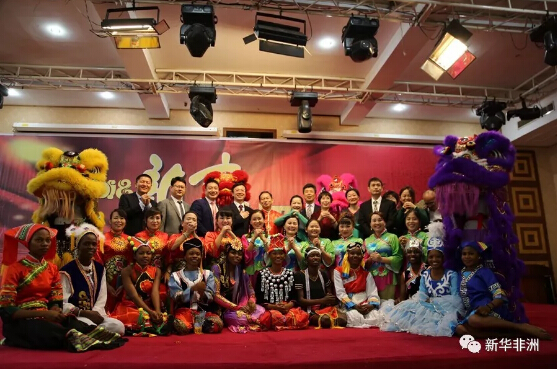　　3日，驻拉各斯总领馆举办2018年新春招待会，中国驻尼日利亚大使周平剑、驻拉各斯总领事巢小良夫妇、尼日利亚埃基提州长法约瑟、尼移民总局副局长易卜拉欣、领区各州政府、议会代表、外国驻拉各斯领团代表、尼各界友人、侨团负责人、中资企业代表等近400人参加了活动。  　　    　　中国驻尼日利亚大使周平剑致辞。  　　周平剑发表了热情洋溢的讲话。他向与会的中尼来宾致以最诚挚的新年问候。周平剑说，中尼即将迎来建交47周年。近年来，两国政治互信不断深化，务实合作成果显著，人文交流日益密切。中国对尼投资不断增长，一批重大项目进展顺利，两国产能合作稳步推进。  　　周平剑说，非洲是“一带一路”沿线重要地区，中国希望将“一带一路”倡议与非洲《2063年议程》相对接，与尼日利亚“经济复苏与增长计划”(EPRG)相对接，让共建“一带一路”成为引领中非、中尼全方位合作的强劲动力。周大使高度评价广大在尼侨胞为推动中尼战略伙伴关系发展做出的积极贡献，称赞在尼侨胞是中尼民心相通的重要桥梁，是双方互利合作的宝贵纽带。  　　    　　驻拉各斯总领事巢小良致辞。  　　巢小良向与会的中尼来宾介绍了中国农历新年的历史及其对中华民族的文化意涵，分享了过去一年中国取得的发展成就。他表示，总领馆将继续积极践行“外交为民”的宗旨，深入打造“海外民生工程”，一如既往地维护好领区侨胞和中资企业合法权益，为领区侨胞平稳顺利发展做好服务工作。  　　    　　埃基提州长法约瑟致辞。  　　埃基提州长法约瑟、拉各斯州长代表、拉各斯州议长代表分别向与会来宾和全体在尼侨胞送上新春祝福。法约瑟州长对中国发展取得的成就表示赞叹，对中国为尼日利亚经济社会发展做出的贡献表示感谢，称愿与中方一道努力，共同推动中尼双边互利合作不断发展。  　　    　　演职人员合影。  　　拉各斯华星艺术团、尼日利亚妇女联合总会、驻拉各斯总领馆妇女小组及领区侨胞代表还为来宾献上了精彩的文艺表演。  　　文章来自：新华非洲
