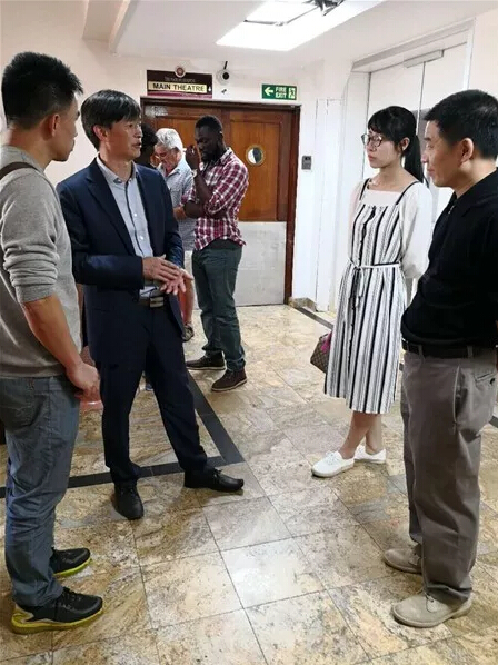 　　   ▲2月4日上午，刘显法大使前往医院看望病人。(左一为乐黎明，左二为湖南商会秘书长徐焕文)  　　去年7月上映的《战狼2》无疑引爆了全体国人的爱国热情。电影中枪林弹雨、疾病肆虐的危险情景具有极大的艺术夸张成分，但在现实生活中，驻外使领馆心系华人华侨，危难时刻伸出援手救助同胞的故事时有发生。本周六，在东部非洲国家肯尼亚就上演了一幕中国大使深夜致电该国卫生部长，要求协助安排抢救中国病重同胞的感人事迹。  　　当地时间2月4日零点左右，正在熟睡中的肯尼亚卫生部长迈鲁接到了中国驻肯尼亚大使刘显法打来的电话，请求协助安排该国医疗条件最好的内罗毕医院做好准备，接受一名从外地紧急转运过来的中国病人。迈鲁部长对此事高度重视，立即与内罗毕医院进行联系部署。7个小时后，患者顺利入院，经过全力抢救，生命体征恢复平稳。  　　据了解，1月30日，刚到肯尼亚一个多月的湖南籍同胞乐石建突然感到身体不适，并伴有发烧症状，以为是着凉感冒于是服用了自备药物。此后，乐石建的病情多次反复并不断恶化，最后因身体过于虚弱，只好卧床不起。  　　   ▲钟星祥主任(右)、何钦文副主任(中)在医院向乐黎明了解病人情况。  　　2月1日，乐石建在同行老乡杨正兵帮助下到当地医院就诊，经确诊为疟疾。该医院位于肯尼亚西部城市基西，距首都内罗毕约230公里。因为医疗条件较差，乐石建的病情经过两天治疗不但没有好转，反而在3日晚急剧恶化。医疗记录显示，当时病人意识不清，肝肾功能衰竭，出现严重黄疸，但该医院已不具备抢救条件。情急之下，乐石建在内罗毕的另一位湖南籍老乡乐黎明拨通了中国驻肯尼亚大使馆24小时领事保护联络电话。这才有了刘大使深夜致电迈鲁部长，要求全力抢救病人一幕。  　　4日凌晨，刘显法大使及驻使馆领事侨务部官员不仅联系了迈鲁部长，还辗转联系到肯尼亚最权威的热带病主治医师，请求协助治疗。与此同时，肯尼亚湖南商会得到使馆通报情况后，会长陈亚辉立即联系非洲医学研究基金会，申请使用该医疗援助机构直升机转运病人，但由于当地不具备夜晚直升机起降条件，只能改用救护车。  　　在多名中国同胞的陪护协助下，乐石建所乘救护车于一点半出发，历经5个半小时连续行驶，于清晨7点抵达内罗毕医院。因有驻肯使馆和刘大使本人前期的沟通安排，院方已做好一切准备，随即展开抢救工作。  　　    　　▲钟星祥主任(右一)、冯宝棋领事(右二)、高远江秘书长(左二)及乐黎明在医院内了解情况。  　　一个小时后，刘显法大使等一行3名使馆工作人员，赶到医院了解病情，等待检测结果，并帮助协调医院病房及医师资源。当天下午，驻肯使馆领事部主任钟星祥、领事冯宝棋，以及肯尼亚内罗毕华助中心副主任何钦文、肯尼亚中华总商会常务副会长高远江等也前往医院探望。截至4日晚间，乐石建生命体征平稳，疟疾病毒得到有效抑制，正进行透析等对症治疗。  　　在此期间，肯尼亚湖南商会理事、在肯开展研究项目的中南大学湖南湘雅医学院临床医学博士周文娟提供了必要的医疗协助。肯尼亚中华总商会会长卓武也抵达医院看望患者并垫付部分费用，协助办理相关手续。而更多的在肯华人华侨在得知消息后，也开始通过微信群等方式商量是否需要进行捐款救助等事宜。  　　文章来自：中国日报网