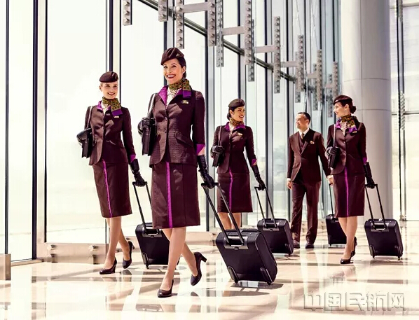 　　阿提哈德航空今日宣布将针对阿布扎比-拉各斯航线每周增开两班航班，从而将此条航线加密至每日一班，这再次肯定了其对尼日利亚市场的承诺。  　　周二和周四增开的两班新航班将于2018年5月1日开通，将延续由两舱布局的空客A320执飞，配置22个商务舱和240个经济舱座位。  　　阿提哈德航空商务执行副总裁Mohammad Al Bulooki表示：“尼日利亚对于阿提哈德航空以及我们的阿布扎比枢纽而言都是一个重要市场。阿提哈德航空致力于为我们的旅客在拉各斯与阿联酋首都之间出行提供极具吸引力的时刻和航班选择，同时为海合会、印度和亚洲等地区的目的地提供方便的衔接机会。  　　    　　“自2012年7月开通拉各斯航线以来，阿提哈德在阿布扎比国际机场与尼日利亚商业中心拉各斯之间运输旅客近60万人次。我们很高兴这条航线即将加密至每日一班，满足旅客的旺盛需求。”  　　旅客搭乘阿提哈德航空飞往拉各斯，将会体验到阿提哈德航空多国籍机组成员和空中保姆提供的屡获殊荣的服务、丰富的机载娱乐选择以及高水准的国际餐饮服务。根据选乘的舱位，乘客可以享受到充足的行李限额，两舱乘客均可携带两件行李，每件行李的重量限额分别为经济舱23公斤和商务舱32公斤。  　　作为非洲贸易中心以及拥有2100万人口的城市，拉各斯是许多跨国企业的地区枢纽。增开航班将促进尼日利亚、阿联酋以及其他地区之间的贸易往来，让此条航线双向的每周货运能力从54吨增至75吨。尼日利亚的主要出口产品包括皮革制品和食品，而进口产品包括来自中东和远东地区的消费品和时尚用品等。  　　文章来自：中国民航网
