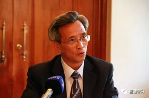 　　近日法国《世界报》污蔑中国窃取非盟总部情报以来，一些非洲媒体盲目跟风转载炒作。对此，中国驻南非大使林松添2月4日在开普敦举行记者会，以鲜活的事实和详实的数据，有力驳斥西方媒体恶意抹黑中国的不实报道，深入揭批西方媒体分化破坏中非团结的险恶用心，提醒非洲媒体警惕西方媒体的谎言陷阱，引起现场媒体记者热烈共鸣。南非国家广播电视台、开普敦电视台、Bush Radio广播电台、非洲通讯社、《商报》、《开普时报》、《开普守卫者报》、《目击者》网站等全国性和地方主流媒体以及新华社、央视等中央驻南媒体共十余家媒体代表出席。  　　    　　林大使对法国《世界报》等西方媒体无中生有污蔑中国感到遗憾，对少数非洲媒体盲目跟风炒作感到痛心，表示这是对中国政府和人民对非洲真诚、无私援助的最大伤害，也是对中国秉持的真实亲诚对非政策理念的最大不敬。  　　林大使通过详实的数据全面介绍了中国支持非洲实现民族解放和自主可持续发展所做的重要贡献，阐述了习近平主席关于真实亲诚对非政策理念和正确义利观的核心要义就是把中国发展同非洲自主可持续发展紧密结合，实现合作共赢、共同发展。林强调中非历来是风雨同舟的好兄弟和互利共赢的好伙伴。习近平主席在中非合作论坛约堡峰会上提出中非“十大合作计划”和600亿美元资金支持，目的就是支持非洲破解基础设施建设滞后、人才不足、资金短缺三大发展瓶颈。当前，论坛峰会成果落实成效显著。亚吉铁路、蒙内铁路等一大批标志性旗舰项目竣工并投入运营，中非产能合作四个先行先试国家等10多个产能合作重点国家的产业产能合作快速推进。中非双边贸易逆势而上，中国已成为非洲最大贸易伙伴和主要投资方，为当地创造了大量就业，中非合作惠及广大非洲民众，得到非洲各界热烈欢迎。  　　林强调，非洲经济不独立，政治上永远受制于人。真心诚意帮助非洲国家实现经济独立进而实现政治上完全独立，是中国政府的政治承诺和正确选择。中国于2011年援建的非盟大厦建筑群，是中国应非盟和非洲友好国家要求，支持非洲联合自强和一体化进程的重大举措，也是新世纪中非友谊的又一象征。中国与非洲兄弟合作，从不附加政治条件，从不提强人所难的要求，从不干涉非洲国家内政，从不向非洲兄弟开空头支票。中国同非洲兄弟姐妹相互沟通没有任何障碍，用不着使用有些国家惯用的如此卑鄙下流的手段窃取非盟的情报。西方媒体或许忘了中国援助非盟所有电脑的芯片都是由西方制造的，中国操控不了。  　　林说，有些国家为了长期殖民、奴役、控制非洲，希望非洲永远止步不前，陷于贫困和战乱。他们对中国大规模支持非洲实现自主可持续发展深感不安，自己既不愿帮助非洲实现持久和平与自主可持续发展，也不愿看到中国和其他可靠发展伙伴支持非洲实现共同发展。这就是他们编造不实谎言的险恶用心，意图干扰中非合作，打断非洲致力于自主可持续发展进程，最终实现分化非洲、弱化非洲、长期控制非洲的目的。《世界报》刻意选择在非盟峰会期间释放谣言，其险恶用心骗不了中非人民。  　　林表示，长期以来，非洲媒体为促进中非友好互利合作发挥了不可替代的重要作用。真诚希望非洲媒体到非洲各国走走看看中国在非洲做了些什么，看看那些害怕中国在非洲扩大影响的国家在非洲做了些什么，眼见为实，切莫盲目跟风、随风起舞，避免落入西方媒体编造的谎言陷阱、误导广大不明真相的非洲民众，伤害中国政府和人民对非一片热情和真情;更希望非洲媒体充分发挥自身优势，讲好中非合作共赢、共同发展的鲜活故事，做好中非共同利益的维护者和捍卫者。  　　使馆现场散发了林大使署名文章《非洲媒体应警惕西方媒体的谎言陷阱》中英文材料。南非国家广播电视台对记者会进行全程在线直播。5日，南非最大平面媒体集团独立传媒已在其旗下多家主流报纸上刊登，并报道了记者会。  　　文章来自：直通非洲