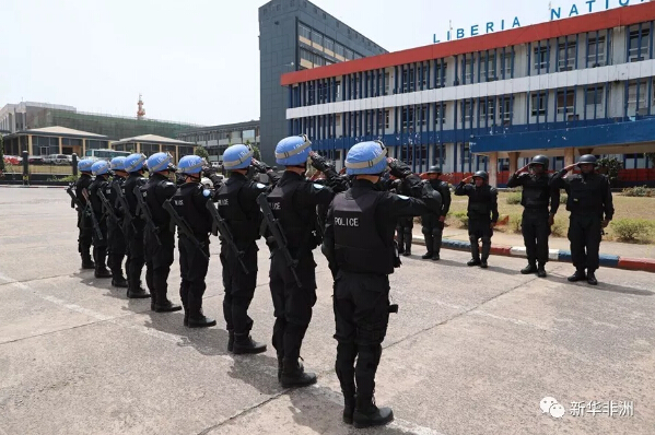 　　利比里亚当地时间7日，中国第五支驻利比里亚维和警察防暴队按照联合国驻利比里亚特派团(联利团)指令，圆满完成在任务区的最后一次武装巡逻勤务。  　　    　　中国维和警察防暴队向当地社区居民告别。(赵小新摄)  　　此次武装巡逻勤务在利比里亚首都蒙罗维亚实施，重点对首都附近治安热点地区实施巡逻和摄像取证，主要是搜集和掌握利比里亚总统换届后首都的社区民意和治安形势，为下步联利团的撤离提供信息支撑。为确保圆满完成最后一次武装巡逻勤务，受领任务后，防暴队组织召开勤务部署会，研究行动方案，确定巡逻路线，明确组织领导、任务时间、兵力编成及后勤保障等。  　　    　　中国维和警察防暴队正在当地社区开展徒步武装巡逻勤务。(赵小新摄)  　　巡逻过程中，中国防暴队执勤小队先后在杜拉市场、江景别墅区、非洲大酒店和班加海滩渔村等区域开展徒步武装巡逻，并沿途走访当地警察局和居民区，与利比里亚国家警察和居民进行交流，了解当地基本情况。巡逻期间，全体队员始终保持良好精神状态，展现了中国维和警察的专业素质和良好形象，为最后一次武装巡逻勤务的开展划上了圆满句号。  　　    　　中国维和警察防暴队走进当地社区，走访当地居民，了解社区民意。(赵小新摄)  　　此外，执勤小队还来到利比里亚国家警察局总部，回访中国防暴队对利警务培训受训学员，并与其进行告别，向他们致以祝福，利比里亚国家警察防暴队队长盖伊弗洛尔·雷克说，“中国维和警察防暴队即将结束维和任务回国了，我非常感谢你们为我们国家的和平与稳定所做的努力，尤其是你们在任务期间还帮助我们培训了一支国家警察防暴队，你们的表现非常优秀，我很开心能与你们一起并肩作战。当你们回国的时候，我会想你们的!”  　　    　　中国维和警察防暴队正在开展最后一次武装巡逻勤务。(赵小新摄)  　　傍晚时分，9名执行武装巡逻任务的队员返回营地。记者看到，他们每个人身上都浸透了汗水。防暴队员穿的防弹背心，掂在手里沉甸甸的，有一二十斤重。防暴头盔掂起来也不轻。  　　    　　当地社区居民向中国维和警察防暴队挥手告别。(赵小新摄)  　　最后一次武装巡逻勤务结束后，中国第五支驻利比里亚维和警察防暴队陈利华政委说，“中国第五支驻利比里亚维和警察防暴队在利执行了11个月的维和勤务，保持了中国维和警察在利比里亚‘无一伤亡、无一违纪、无一退返’的纪录，同时也在维护当地的和平与稳定中发挥了重要作用，我感到很骄傲。最后一次例行武装巡逻勤务结束后，中国防暴队将把工作重心转入紧急支援与回撤准备工作上。”  　　    　　回访中国防暴队对利警务培训受训学员，并与其进行告别，双方相互敬礼致敬。(赵小新摄)  　　中国第五支驻利比里亚维和警察防暴队由广西公安边防总队独立组建，这是该队在联合国利比里亚任务区执行的最后一次武装巡逻勤务，这也是中国维和警察防暴队自2013年进驻任务区以来执行的最后一次武装巡逻勤务，他们将于近期结束维和任务，返回祖国。  　　文章来自：新华非洲