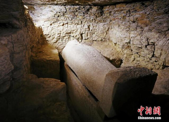 　　当地时间2018年2月24日，埃及明亚，埃及古文物部部长阿纳尼(Khaled al-Anani)发表声明称，埃及考古学家在开罗南部明亚发现了一个包括有八座坟墓和大约四十个石棺的大型墓地。据阿纳尼介绍，在墓地中有从古埃及晚期到托勒密王朝时期的各个古埃及历史时期的墓葬。它们都是祭司和官员的坟冢。此外，在墓中还发现了包括珠宝和葬礼雕像在内的各种文物。埃及科学家们认为，这是埃及近年来最大的考古发现之一。考古学家在考古发现地区还需要再工作大约五年。  　　埃及开罗南部发现大型墓地 距今3000年现众多宝藏  　　埃及开罗南部发现大型墓地 距今3000年现众多宝藏  　　埃及开罗南部发现大型墓地 距今3000年现众多宝藏  　　埃及开罗南部发现大型墓地 距今3000年现众多宝藏  　　埃及开罗南部发现大型墓地 距今3000年现众多宝藏  　　埃及开罗南部发现大型墓地 距今3000年现众多宝藏  　　文章来自：综合自人民网、中新网