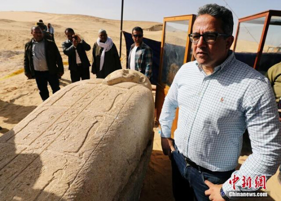 　　当地时间2018年2月24日，埃及明亚，埃及古文物部部长阿纳尼(Khaled al-Anani)发表声明称，埃及考古学家在开罗南部明亚发现了一个包括有八座坟墓和大约四十个石棺的大型墓地。据阿纳尼介绍，在墓地中有从古埃及晚期到托勒密王朝时期的各个古埃及历史时期的墓葬。它们都是祭司和官员的坟冢。此外，在墓中还发现了包括珠宝和葬礼雕像在内的各种文物。埃及科学家们认为，这是埃及近年来最大的考古发现之一。考古学家在考古发现地区还需要再工作大约五年。  　　埃及开罗南部发现大型墓地 距今3000年现众多宝藏  　　埃及开罗南部发现大型墓地 距今3000年现众多宝藏  　　埃及开罗南部发现大型墓地 距今3000年现众多宝藏  　　埃及开罗南部发现大型墓地 距今3000年现众多宝藏  　　埃及开罗南部发现大型墓地 距今3000年现众多宝藏  　　埃及开罗南部发现大型墓地 距今3000年现众多宝藏  　　文章来自：综合自人民网、中新网