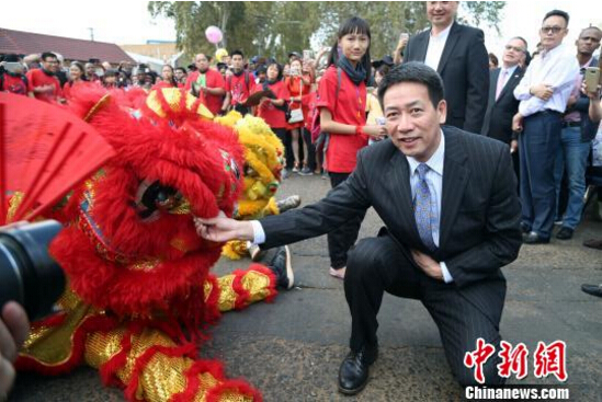 　　中国驻约堡总领事阮平出席活动并为舞狮点睛。　  　　当地时间3月3日晚，非洲最大唐人街、南非约堡唐人街举行大拜年活动，有近两万华侨华人和当地民众以各种方式参加活动。  　　    　　中国传统的舞狮表演。　  　　这项活动是南非侨界的一个传统项目，由约堡唐人街管委会主办，每年都吸引大量当地民众去家庭聚餐、观看舞龙舞狮和焰火等表演。今年约堡唐人街管委会为广大民众准备了精彩的舞龙舞狮、威风锣鼓队、约堡华星艺术团花车巡游等节目。同时，舞狮队还挨家挨户给商家拜年，为商家和广大侨胞送上新年的祝福。  　　中国驻约堡总领事阮平出席活动并为舞狮点睛。中国驻约堡副总领事屈伯勋、中国驻南非大使馆领事部的官员等使领馆官员，约堡市公共安全局局长孙耀亨，全非洲中国和平统一促进会会长李新铸等受邀出席活动。  　　    　　约堡华星艺术团表演花车巡游节目。　  　　中国传统美食也是此次大拜年活动的特色之一，据悉当地民众和华侨华人在唐人街上共订了600多桌晚餐，就餐人数超过5000人。另外，一些中国春节的游戏、传统小吃和烧烤等，也受到了民众的积极好评。  　　文章来自：中国新闻网