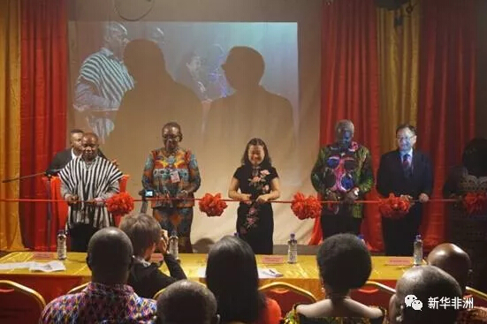 　　7日，由中国驻加纳使馆、中国电影频道和加纳国家广播公司共同举办的中国电影周开幕式在加纳国家广播公司举行。中国驻加纳大使孙保红、国家新闻出版广电总局电影频道节目中心主任曹寅、加纳新闻部副部长佩里·奥库泽托、旅游艺术与文化部长代表奥利维亚·阿祖玛、加纳广播公司代理主席雅姆森，以及来自加纳全国文化委员会、加中友协、加纳电影导演协会、孔子学院、加纳留华毕业生协会等的代表40多人欢聚一堂，共襄文化盛事。  　　    　　中国驻加纳大使孙保红致辞。  　　孙保红表示，电影是文化交流的最佳载体之一。中国政府自2012年起实施中非影视合作工程，每年用英语、法语、斯瓦希里语、豪萨语、阿拉伯语和葡萄牙语等6个非洲当地主流语种播出10部电视剧和52部电影，向世界讲述博大精深的中国文化和日新月异的发展成就，获得非洲民众普遍欢迎。希望更多加纳优秀电影能够在中国放映，让更多中国民众了解加纳的风土人情。  　　    　　国家新闻出版广电总局电影频道节目中心主任曹寅致辞。  　　曹寅表示，电影是沟通世界的桥梁，此次中国电影周带来了七部优秀中国影片，有助于加纳民众了解中国的历史文化和风土人情，感受中国功夫的独特魅力和深刻内涵。中国电影频道致力于传播优秀的中外电影文化，促进中外文化交流互鉴。加纳电影在非洲享有盛誉，期待同加纳电视台和电影人开展更多合作。  　　    　　加纳旅游艺术文化部部长代表阿祖玛致辞。  　　奥利维亚·阿祖玛代表旅游艺术与文化部长阿菲库表示，当前加中关系发展稳定，两国人文交流热络，加纳愿继续加强同中方在电影领域交流合作，加纳政府高度重视文化创意产业，将为电影产业发展提供更多支持。  　　孙保红大使、曹寅主任、加纳新闻部副部长奥库泽托、旅游艺术与文化部长代表阿祖玛和加纳广播公司代理主席雅姆森共同为中国电影周剪彩。活动现场还播放了成龙为本次中国电影周录制的祝福视频，引起热烈反响。  　　    　　嘉宾为电影周剪彩。  　　加纳国家电视台GTV频道将于3月12日至18日播放7部精彩的中国电影，分别是《十二生肖》、《大武当之天地密码》、《被偷走的那五年》、《太极1：从零开始》、《太极2：英雄崛起》、《画皮2》、《全民目击》。  　　文章来自：新华非洲