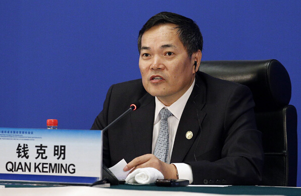 　　11日上午，十三届全国人大一次会议新闻中心举行记者会，邀请商务部部长钟山、副部长兼国际贸易谈判副代表王受文、副部长钱克明就“推动形成全面开放新格局，推动商务事业高质量发展”相关问题回答中外记者提问。  　　在回答有关“2018年中非合作论坛峰会”的问题时，商务部副部长钱克明表示，中非十大合作计划提出两年多来，商务部会同国内相关部门和非洲国家，一个国家一个国家磋商，一项任务一项任务分解，一个项目一个项目实施。到目前为止，绝大部分任务已经落实，绝大部分项目已经提前完成，而且收到了非常好的效果。  　　钱克明指出，在民生领域，十大合作计划给非洲各国带来了实实在在的好处，像已经免除了20多个非洲国家2015年底到期的无息贷款债务。此外，还向18个非洲国家提供了多批紧急人道主义粮食援助。  　　以下为记者会文字实录：  　　中国经济周刊记者：2018年中非合作论坛峰会即将举办，我们想请问钟部长，上一届约翰内斯堡峰会提出的各项经贸举措，包括投资便利化等落实情况如何?在新一届峰会中，我们将提出哪些新的倡议?谢谢您。  　　钟山：谢谢你的提问。非洲是中国的重要的伙伴，习近平主席在2015年中非合作论坛约堡峰会上提出了十大合作计划，这些计划这几年来我们在积极的推动落实，具体相关的工作我们请分管这项工作的钱克明副部长来回答。  　　钱克明：谢谢钟部长，也谢谢这位记者朋友。中非十大合作计划提出两年多来，商务部会同国内相关部门和非洲国家，一个国家一个国家磋商，一项任务一项任务分解，一个项目一个项目实施。到目前为止，绝大部分任务已经落实，绝大部分项目已经提前完成，而且收到了非常好的效果。  　　比如说在民生领域，十大合作计划给非洲各国带来实实在在的好处，像已经免除了20多个非洲国家2015年底到期的无息贷款债务。此外，我们还向18个非洲国家提供了多批紧急人道主义粮食援助。2016年，由于“厄尔尼诺现象”导致东非大国像埃塞俄比亚有上千万人受到饥饿的威胁，是中国第一时间送去了救命粮。所以，当时埃塞俄比亚总理非常激动地握着我的手说，这是我们收到的第一批救命粮，中国是我们真正的朋友。当然，除了粮援和免除债务以外，我们还在很多民生领域，包括学校、医院、清洁供水项目等，提供了大量的援助。  　　又比如说在工业化合作领域，我们已经成功地增加了非洲中小企业发展专项贷款，当时习近平主席对外宣布要增资50亿美元，我们已经完成。我们还新设了100亿美元的中非产能合作基金，同时，为非洲国家提供了15万人次的专业技术人才培训。除此之外，我们还和非洲的很多国家签订了协议，建设经贸合作园区。大家可能听说过埃及的苏伊士运河经贸合作区，这个经贸合作区建设以来，产值已经达到7亿美元，为当地政府缴纳税费5800万美元，带动就业3300人，特别要指出的是其中有3100人是当地职工。  　　在基础设施这方面，建设了一批公路、铁路、机场、港口等等。大家可能听说过肯尼亚的蒙内铁路，是蒙巴萨到内罗毕的铁路，全长480公里，号称东非铁路网的“咽喉要塞”。还有亚吉铁路，就是埃塞的亚的斯亚贝巴到吉布提的铁路。当时我们的粮食援助也要用这条铁路，但当时刚修完，还没有通车，就用我们的开道车把中国的第一批粮援送到了灾区。中非十大合作领域项目非常多，内容也非常丰富，我就不逐一介绍了。  　　总体看，十大合作计划项目进展很顺利，效果也非常明显，我们的非洲朋友也非常满意。今年9月，大家都知道新一届中非合作论坛峰会将在北京举行，下一步我们想围绕这个峰会做两件事：  　　第一，继续抓好十大合作计划的实施。钟部长也提出这是一个政治任务，绝对不能含糊，要不折不扣、高质量按期完成。同时我们要抓好十大合作计划效果的评估、经验的总结，以便为下一届峰会经贸举措的设计提供一些借鉴。第二，要设计好经贸合作的新举措。事实上去年下半年钟山部长就进行了部署，目前已经在广泛征求非洲各个国家的意见。两会之后，我们还要征求非洲各个国家驻华使节的意见，让非洲的需求、非洲合作的意愿都反映到新举措里面。新举措大体的轮廓已经出来，细节我在这儿就不多介绍了。  　　总体上有三个方面的特点：第一，要进一步加强战略对接，加强“一带一路”倡议和非洲《2063年议程》的战略对接，注重在非盟多边层次以及在各个国家的双边层次加强战略对接。第二，进一步聚焦非洲自主增长能力和发展能力建设，围绕非洲缓解贫困、创造就业、发展经济、改善民生这些需求，着重帮助非洲培养自主增长能力，特别是为年轻人创造就业，培养年轻人的技能。第三，进一步加强多方协作，除了商务部还有中央各部委以外，还要加强与省一级地方的协作;除了政府之外还加强与企业的协作;除了国有企业以外，还要进一步发挥民营企业的作用。我们还计划与第三方机构，包括国际一些扶贫和发展机构加强合作，调动各方资源，进一步加大对非洲的投入和合作的力度，将中非合作提上一个新的台阶。谢谢!  　　文章来自：人民网