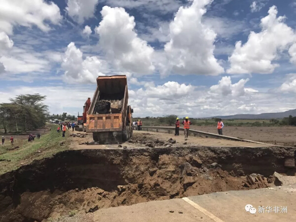 　　当地时间13日傍晚，由于连续大雨冲击，肯尼亚首都内罗毕通往马赛马拉国家公园的必经之路B3公路在Mai Mahiu镇附近出现大面积塌方，道路主路完全被山洪冲断，两侧深沟达十余米。  　　    　　从13日晚开始，B3公路两端车流停滞，堵车长达几公里。无论是对于旅游业发家的肯尼亚来说，还是对于沿线居民，尽快抢通这条主干道路成为迫在眉睫的任务。  　　    　　驻扎在附近的中国交建内马铁路分指挥部和第四经理部于14日上午赶到现场，查看道路被毁情况。在与肯尼亚高速公路管理局取得联系后，肯方以最快的速度将一封由局长签署的抢修授权函发至中方项目部。  　　    　　鉴于道路两侧的排水设施完全被毁，而目前山洪形成的深沟内水量依旧很大，中方决定采取先用巨石填充底部，使得水流能够从石头缝隙间通过，再利用填料恢复路面，保证道路能够在最快时间内恢复通行，缓解已经完全瘫痪的主干交通。  　　    　　14日10点，由一台挖机、一台推土机、一台压路机、一台平地机和35辆自卸车组成的中方抢修机械车队开始了紧急施工。  　　    　　石料和填料都来自附近标轨铁路项目的碎石场和取土场，内马第四项目经理部管理层和施工团队等60余人成为本次抢修的主力。经过不到10小时的抢修，B3公路又畅通了。  　　    　　据悉，本次抢修作业完全是中资企业为回报社区、关爱社区而采取的志愿行为，其中石方土方等材料就预计造价接近百万人民币。  　　文章来自：新华非洲